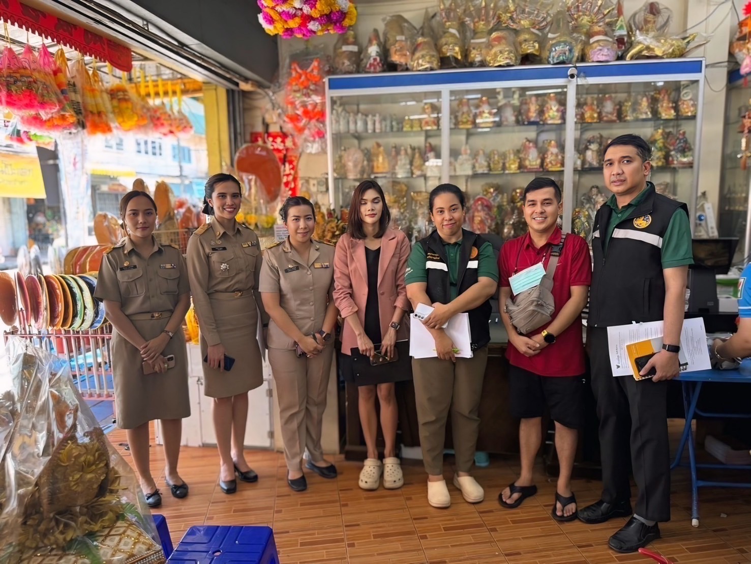 🌈อำเภอเมืองสุราษฎร์ธานี
📆วันที่ 13 พฤศจิกายน 2567
🕗เวลา 13.30 น.
           🔴นายพิษณุ นวลน้อม ปลัดอำเภอหัวหน้ากลุ่มงานบริหารงานปกครอง รักษาราชการแทนนายอำเภอเมืองสุราษฎร์ธานี มอบหมายให้ นางสาวปรีหทัย บุญทอง ปลัดอำเภองานศูนย์ดำรงธรรมอำเภอ ร่วมออกตรวจดอกไม้เพลิงในช่วงเทศกาลลอยกระทง 2567 โดยได้สุ่มตรวจผู้ประกอบการจำหน่ายดอกไม้เพลิงในพื้นที่อำเภอเมืองสุราษฎร์ธานี จำนวน 4 แห่ง ดังนี้
                1. ร้านอภิชาต สังฆภัณฑ์
                2. ร้านนัดพบ สังฆภัณฑ์
                3. ร้านแดงทอยส์
                4. ร้านอาร์พีทอยส์
           🔴ผลการปฏิบัติ 
                1. ร้านอภิชาต สังฆภัณฑ์ จำหน่ายประทัด ซึ่งร้านอยู่ระหว่างการขอต่อใบอนุญาตให้ค้าซึ่งดอกไม้เพลิง
                2. ร้านนัดพบ สังฆภัณฑ์ จำหน่ายประทัด มีใบอนุญาตฯ ถูกต้องตามกฎหมาย
                3. ร้านแดงทอยส์ และ 4.ร้านอาร์พีทอยส์ ไม่พบการจำหน่ายดอกไม้เพลิง แต่อย่างใด
           🔴ในการนี้ เจ้าหน้าที่ศูนย์ดำรงธรรมจังหวัดสุราษฎร์ธานี และเจ้าหน้าที่กองสาธารณสุข เทศบาลนครสุราษฎร์ธานี ได้เข้าร่วมการตรวจในครั้งนี้ด้วย