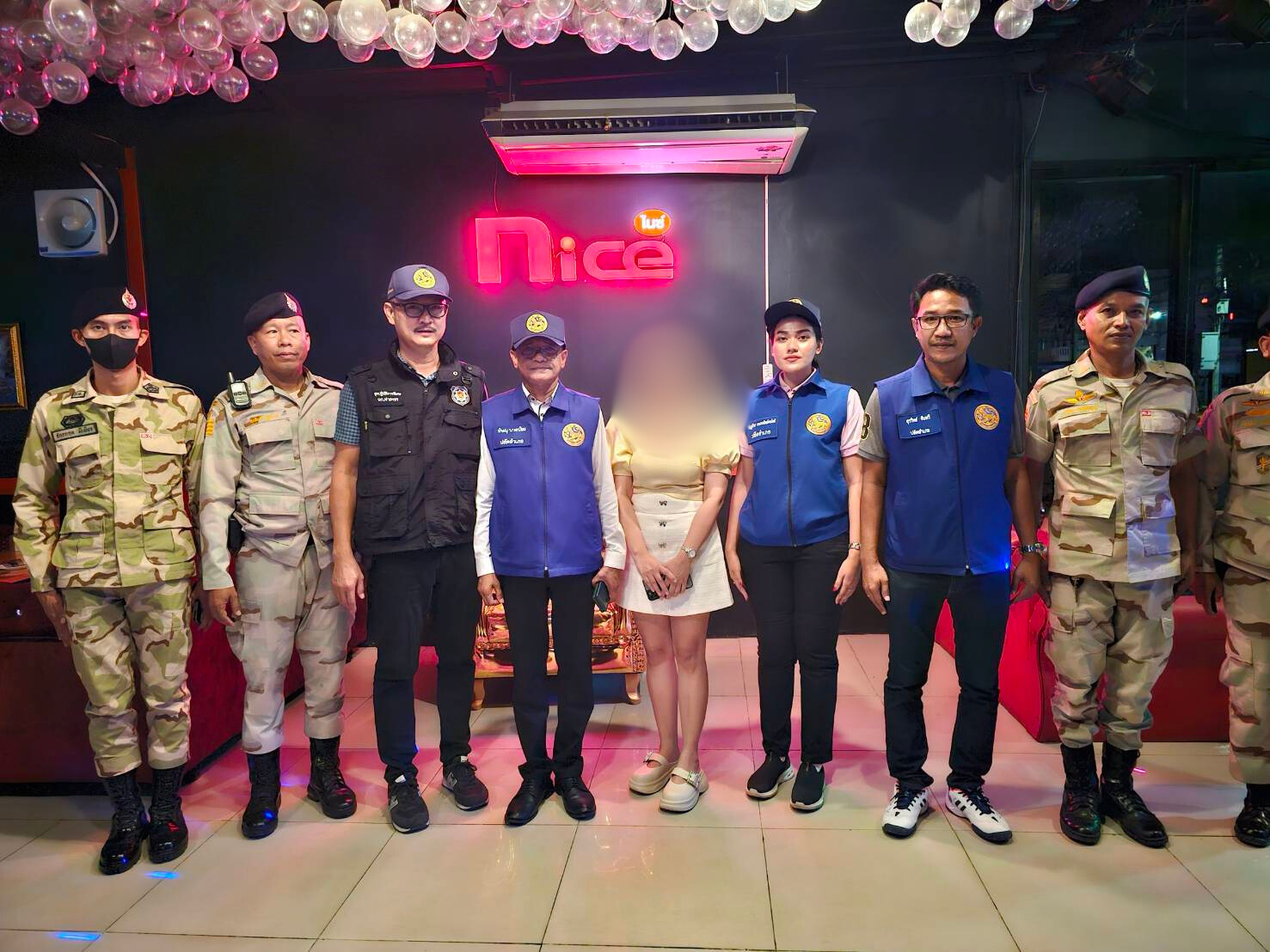 🌈อำเภอเมืองสุราษฎร์ธานี
📆วันที่ 8 พฤศจิกายน 2567
🕗เวลา 22.00 น.
          🔺ภายใต้การอำนวยการของ นายธีรุตม์ ศุภวิบูลย์ผล รองผู้ว่าราชการจังหวัดสุราษฎร์ธานี รักษาราชการแทนผู้ว่าราชการจังหวัดสุราษฎร์ธานี , นายนันธวัช  เจริญวรรณ รองผู้ว่าราชการจังหวัดสุราษฎร์ธานี , ว่าที่ร้อยโท สมชาย เรืองจันทร์ ปลัดจังหวัดสุราษฎร์ธานี ได้สั่งการให้ นายพิษณุ นวลน้อม ปลัดอำเภอหัวหน้ากลุ่มงานบริหารงานปกครอง รักษาราชการแทนนายอำเภอเมืองสุราษฎร์ธานี , ส.ต.ท.สุรวิทย์ จันทวี และนางสาวมิญฐ์ภัทร เตชะสถิตย์ดลโชติ ปลัดอำเภอฝ่ายความมั่นคง พร้อมด้วย สมาชิก อส.อ.เมืองสุราษฎร์ธานี ที่ 3 สนธิกำลังกับ มว.อ.ฉัตรชัย รักรณรงค์ ผบ.ร้อย อส.จ.สฎ 1 , มว.ต.เอกณรงค์ แก้วอำรัตน์ รอง ผบ.ร้อย อส.จ.สฎ 1 พร้อมชุดปฏิบัติการพิเศษป้องกันและปราบปรามการกระทำความผิดจังหวัดสุราษฎร์ธานี (ฉก.ท่าเพชร) ออกจัดระเบียบสังคมตามข้อสั่งการของกระทรวงมหาดไทย และตรวจความเรียบร้อยภายในพื้นที่อำเภอเมืองสุราษฎร์ธานี
           🔺ในการนี้ ได้ตรวจแนะนำผู้ประกอบการของสถานบริการและสถานประกอบการคล้ายสถานบริการเพื่อเป็นการป้องปรามมิให้กระทำความผิด รวมทั้งสิน จำนวน 9 แห่ง ดังนี้
                 1. ร้าน CHECK IN BY 89
                 2. ร้าน 69 MY STATION
                 3. ร้าน Na_Soy
                 4. ร้าน BLOOM URT
                 5. ร้าน ชม BAR & BISTRO
                 6. ร้าน Phoenix
                 7. ร้าน Nice
                 8. ร้าน เพลิน
                 9. ร้าน คนชนบท สุราษฎร์ธานี
           🔺ผลการปฏิบัติการในครั้งนี้ ไม่พบการกระทำความผิด พร้อมกันนี้ ได้กำชับ และเน้นย้ำ ให้ผู้ประกอบการฯ ในเรื่องของ การเปิด-ปิด ตามเวลาที่กฎหมายกำหนด กวดขันการห้ามพกพาอาวุธ ห้ามเด็กอายุต่ำกว่า 20 ปี เข้าใช้บริการ รวมทั้งการมั่วสุมเสพยาเสพติดภายในร้าน ซึ่งไดรับความร่วมมือเป็นอย่างดีจากผู้ประกอบการฯ
