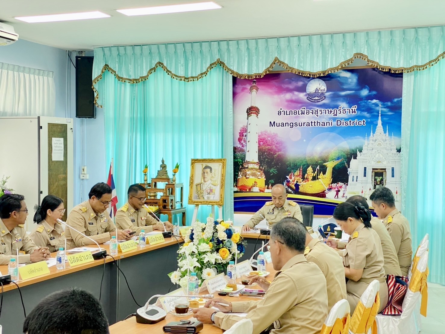 🌈อำเภอเมืองสุราษฎร์ธานี
📆วันที่ 6 พฤศจิกายน 2567
🕗เวลา 10.00 น.
           🔷นายพิษณุ นวลน้อม หัวหน้ากลุ่มงานบริหารงานปกครอง รักษาราชการแทนนายอำเภอเมืองสุราษฎร์ธานี ให้การต้อนรับ ว่าที่ ร.ท. สมชาย เรืองจันทร์ ปลัดจังหวัดสุราษฎร์ธานี พร้อมด้วยคณะหัวหน้ากลุ่มงานที่ทำการปกครองจังหวัดสุราษฎร์ธานี ในวาระประชุมชี้แจงแนวทางการขับเคลื่อนนโยบายสำคัญของกระทรวงมหาดไทยและกรมการปกครอง ประจำปีงบประมาณ พ.ศ. 2568 ณ ห้องประชุมที่ว่าการอำเภอเมืองสุราษฎร์ธานี ชั้น 3
           🔷โดยมีปลัดอำเภอ เจ้าหน้าที่ พนักงานราชการ ลูกจ้าง สมาชิก อส.อ.เมืองสุราษฎร์ธานี ที่ 3 เข้าร่วมประชุมเพื่อรับฟังนโยบายและแนวทางปฏิบัติงานโดยพร้อมเพรียงกัน
           🔷ทั้งนี้ ว่าที่ ร.ท. สมชาย เรืองจันทร์ ปลัดจังหวัดสุราษฎร์ธานี ได้เน้นย้ำให้บุคลากรในสังกัดได้ร่วมกันขับเคลื่อนงานตามนโยบาย ของรัฐบาล กระทรวง กรม จังหวัด และงานตามภารกิจ ให้บรรลุผลสำเร็จอย่างมีประสิทธิภาพ เพื่อพัฒนาและยกระดับการปฏิบัติงานให้เกิดผลสัมฤทธิ์และเกิดประโยชน์สูงสุดแก่ประชาชน