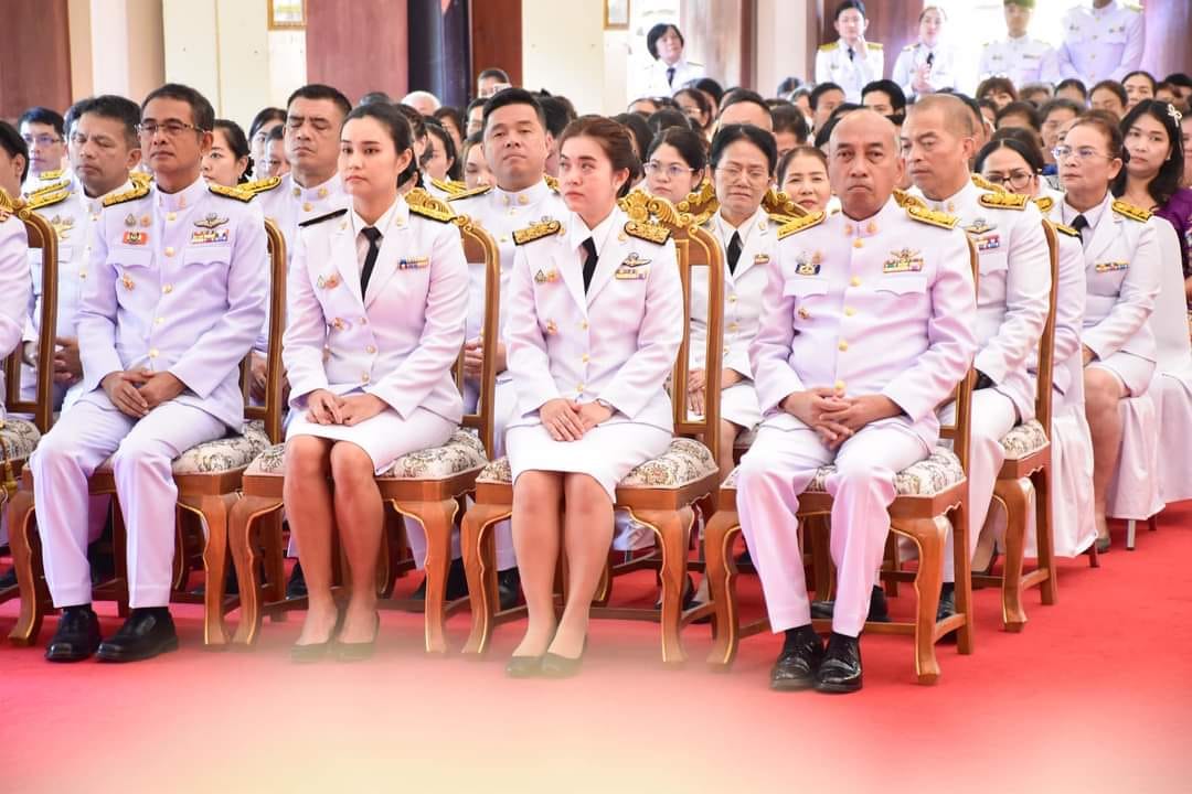 🌈อำเภอเมืองสุราษฎร์ธานี
📆วันที่ 3 พฤศจิกายน 2567
🕗เวลา 10.09 น.
           🟡นายธนายุทธ ไพศาลโรจน์ รักษาราชการแทนนายอำเภอเมืองสุราษฎร์ธานี เข้าร่วมพิธีและร่วมอนุโมทนาบุญ ในโอกาสที่ พระบาทสมเด็จพระเจ้าอยู่หัว ทรงพระกรุณาโปรดเกล้าฯ พระราชทานผ้าพระกฐินพร้อมเครื่องบริวารพระกฐิน ตามที่ นายจรงศักดิ์ และนางจันทร์ถวาย สุรัฐชนานนท์ ขอพระราชทานไปทอดถวายยังที่ชุมนุมสงฆ์ ซึ่งจำพรรษากาลถ้วนไตรมาส ณ พระอุโบสถ วัดพัฒนาราม พระอารามหลวง ตำบลตลาด อำเภอเมืองฯ จังหวัดสุราษฎร์ธานี 
           🟡โดยมี ว่าที่ร้อยโท สมชาย เรืองจันทร์ ปลัดจังหวัดสุราษฎร์ธานี แขกผู้มีเกียรติ ข้าราชการ ผู้บริหาร หน่วยงานภาครัฐ ภาคเอกชน ตลอดจนพุทธศาสนิกชนจังหวัดสุราษฎร์ธานีทุกภาคส่วน เข้าร่วมพิธีและร่วมอนุโมทนาบุญในโอกาสนี้ อย่างเนืองแน่น
           🟡โดยคณะเจ้าภาพ ได้ขอพระราชทานมาทอดถวายยังที่ชุมนุมสงฆ์ ณ พระอารามแห่งนี้ เพื่อเป็นการทำนุบำรุงพระพุทธศาสนา ในการนี้ได้ถวายจตุปัจจัยถวายพระราชกุศล  ประกอบด้วย ปัจจัยถวายบำรุงและบูรณะพระอารามหลวง 1,737,367 บาท พร้อมกับเงินบำรุงโรงเรียนพระปริยัติธรรม สำนักศาสนศึกษาวัดพัฒนาราม 12,000 บาท ทุนการศึกษาโรงเรียนเทพมิตรศึกษา 10,000 บาท ทุนการศึกษาโรงเรียนเทศบาล 3 จำนวน 5 ทุน เป็นเงิน 6,000 บาท ทุนการศึกษาโรงเรียนบ้านโพหวาย จำนวน 5 ทุน เป็นเงิน 6,000 บาท  และค่าใช้จ่ายอื่นๆ รวมเป็นเงินทั้งสิ้น 2,199,999 บาท
