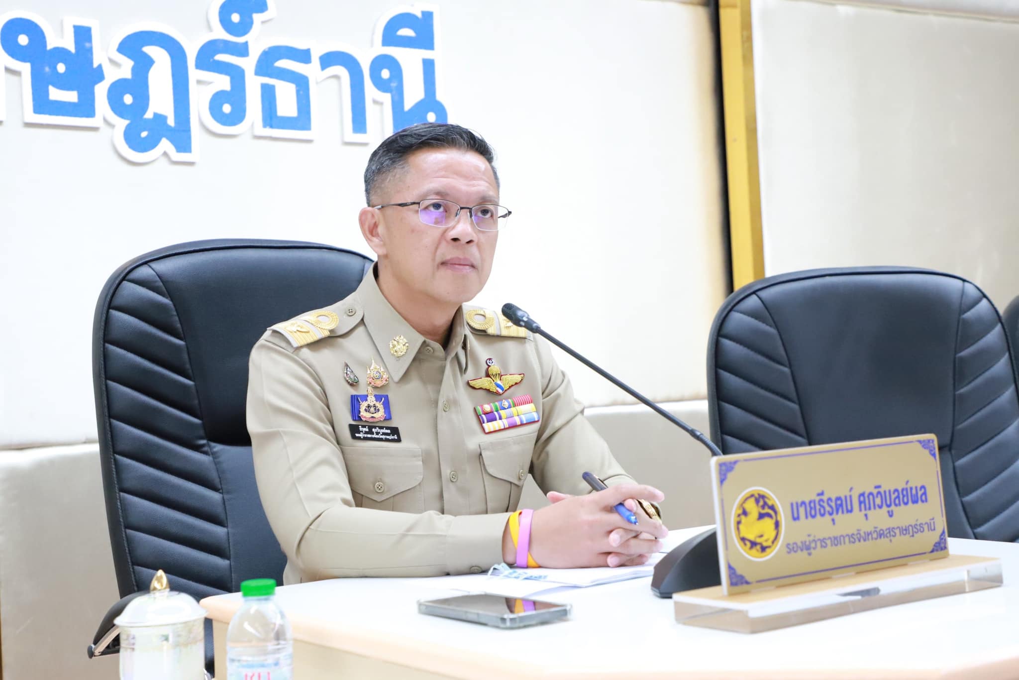 🌈อำเภอเมืองสุราษฎร์ธานี
📆วันที่ 29 ตุลาคม 2567
🕗เวลา 13.30 น.
           🔷นายธนายุทธ ไพศาลโรจน์ รักษาราชการแทนนายอำเภอเมืองสุราษฎร์ธานี มอบหมายให้ ส.ต.ท.สุรวิทย์ จันทวี ปลัดอำเภอฝ่ายความมั่นคง เข้าร่วมประชุมคณะกรรมการรักษาความมั่นคงและความสงบเรียบร้อยจังหวัดสุราษฎร์ธานี ครั้งที่ 10/2567 ณ ห้องประชุมเมืองคนดี ชั้น 5 ศาลากลางจังหวัดสุราษฎร์ธานี
           🔷โดยมี นายธีรุฒน์ ศุภวิบูลย์ผล รองผู้ว่าราชการจังหวัดสุราษฎร์ธานี รักษาราชการแทนผู้ว่าราชการจังหวัดสุราษฎร์ธานี เป็นประธานการประชุมฯ พร้อมด้วย หัวหน้าส่วนราชการ ทหาร ตำรวจ ศาล และหน่วยงานที่เกี่ยวข้อง เข้าร่วมการประชุมโดยพร้อมเพรียงกัน
           🔷สำหรับการประชุมในวันนี้ได้พิจารณา ติดตามคดีสำคัญ และความเคลื่อนไหวภาคประชาชนในพื้นที่ คดีความมั่นคง และผลการดำเนินการและขยายผล การจัดระเบียบสังคมและปราบปรามผู้มีอิทธิพล สถานการณ์ความมั่นคงทางทะเล สถานการณ์การป้องกันและปราบปรามการลักลอบสินค้าผิดกฎหมาย ติดตามการป้องกันและปราบปรามการตัดไม้ทำลายป่า และสรุปข้อมูลจำนวนผู้ต้องขังผู้ต้องโทษ/รายงานสถานการณ์ภายในเรือนจำ รวมถึงสรุปผลการอำนวยความยุติธรรมลดความเหลื่อมล้ำในกระบวนการยุติธรรรม
