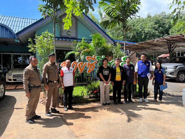 🌈อำเภอเมืองสุราษฎร์ธานี
📆วันที่ 25 ตุลาคม 2567
🕗เวลา 10.00 น. - 12.00 น.
           🔷นายธนายุทธ ไพศาลโรจน์ รักษาราชการแทนนายอำเภอเมืองสุราษฎร์ธานี พร้อมด้วย นายศรีวิชญ์ จามพัฒน์ ปลัดอำเภองานบริหารงานปกครอง สาธารณสุขอำเภอเมืองฯ เจ้าหน้าที่ตำรวจ สภ.เมืองสุราษฎร์ธานี สภ.ขุนทะเล เจ้าหน้าที่เทศบาลตำบลวัดประดู่ อบต.มะขามเตี้ย และเจ้าหน้าที่ปกครอง ลงพื้นที่ตรวจโรงแรม สถานที่พัก เพื่อประกอบการพิจารณาการออกใบอนุญาตและต่ออายุใบอนุญาตประจำปี จำนวน 3 แห่ง ดังนี้
             1.นายซี รีสอร์ท 
             2.ฮิลล์ไซด์ บูทิก
             3.สดุดีแมนชั่น
           🔷ผลการดำเนินการเป็นไปด้วยความเรียบร้อย สถานที่พักทั้ง 3 แห่ง ปฏิบัติตามระเบียบหลักเกณฑ์ครบถ้วน คณะทำงานฯ จึงได้ร่วมกันลงความเห็นก่อนจะนำเรียนจังหวัดสุราษฎร์ธานีเพื่อโปรดพิจารณาอนุญาตต่อไป