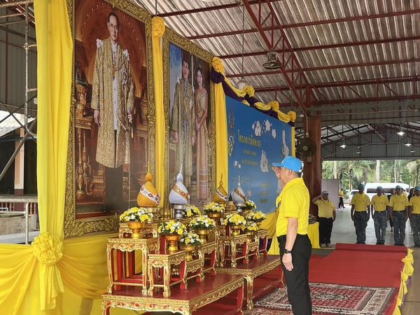 🌈อำเภอเมืองสุราษฎร์ธานี
📆วันที่ 13 ตุลาคม 2567
🕗เวลา 11.00 น.
           🟡นายธนายุทธ ไพศาลโรจน์ รักษาราชการแทนนายอำเภอเมืองสุราษฎร์ธานี พร้อมด้วย นางสาวกนิษฐา หมุกแก้ว ปลัดอำเภอ หัวหน้าส่วนราชการระดับอำเภอ พนักงาน เจ้าหน้าที่ สมาชิก อส.เมืองสุราษฎร์ธานี ที่ 3 และจิตอาสาภาคประชาชน ได้เข้าร่วมกิจกรรมจิตอาสาพัฒนาและจิตอาสาบริการ เนื่องในวันนวมินทรมหาราช ณ วัดบุญบันเทิง ตำบลคลองน้อย อำเภอเมืองสุราษฎร์ธานี จังหวัดสุราษฎร์ธานี
           🟡โดยมี นายบันดาล สถิรชวาล รองผู้ว่าราชการจังหวัดสุราษฎร์ธานี เป็นประธานในกิจกรรม และมีหัวหน้าส่วนราชการ จิตอาสาพระราชทาน ข้าราชการ ผู้นำท้องที่ ท้องถิ่น และพสกนิกรทุกหมู่เหล่า เข้าร่วมกิจกรรมจำนวนมาก 
           🟡กิจกรรมดังกล่าวจัดขึ้น เพื่อร่วมกันแสดงออกถึงความจงรักภักดี น้อมรำลึกถึงพระมหากรุณาธิคุณ พระบาทสมเด็จพระบรมชนกาธิเบศร มหาภูมิพลอดุลยเดชมหาราช บรมนาถบพิตร อย่างหาที่สุดมิได้ และเพื่อน้อมสำนึกในพระมหากรุณาธิคุณ ที่พระบาทสมเด็จพระปรเมนทรรามาธิบดีศรีสินทร มหาวชิราลงกรณ พระวชิรเกล้าเจ้าอยู่หัว ทรงพระราชทานโครงการจิตอาสาพระราชทาน ด้วยทรงมุ่งหวังให้พสกนิกรทุกหมู่เหล่า ปรองดอง สามัคคี ร่วมมือร่วมใจ ประกอบกิจกรรมสาธารณะเพื่อประโยชน์สุขของชุมชนส่วนรวม โดยไม่หวังสิ่งตอบแทน และกิจกรรมในวันนี้ประกอบด้วย การทำความสะอาด ปรับภูมิทัศน์วัดบุญบันเทิง การมอบถุงยังชีพเพื่อบรรเทาความเดือดร้อนให้กับประชาชน และร่วมกันปล่อยพันธุ์สัตว์น้ำ รวมถึงกิจกรรมจิตอาสาบริการ ได้แก่ การให้บริการตัดผมฟรี ถ่ายนำมันเครื่องฟรี