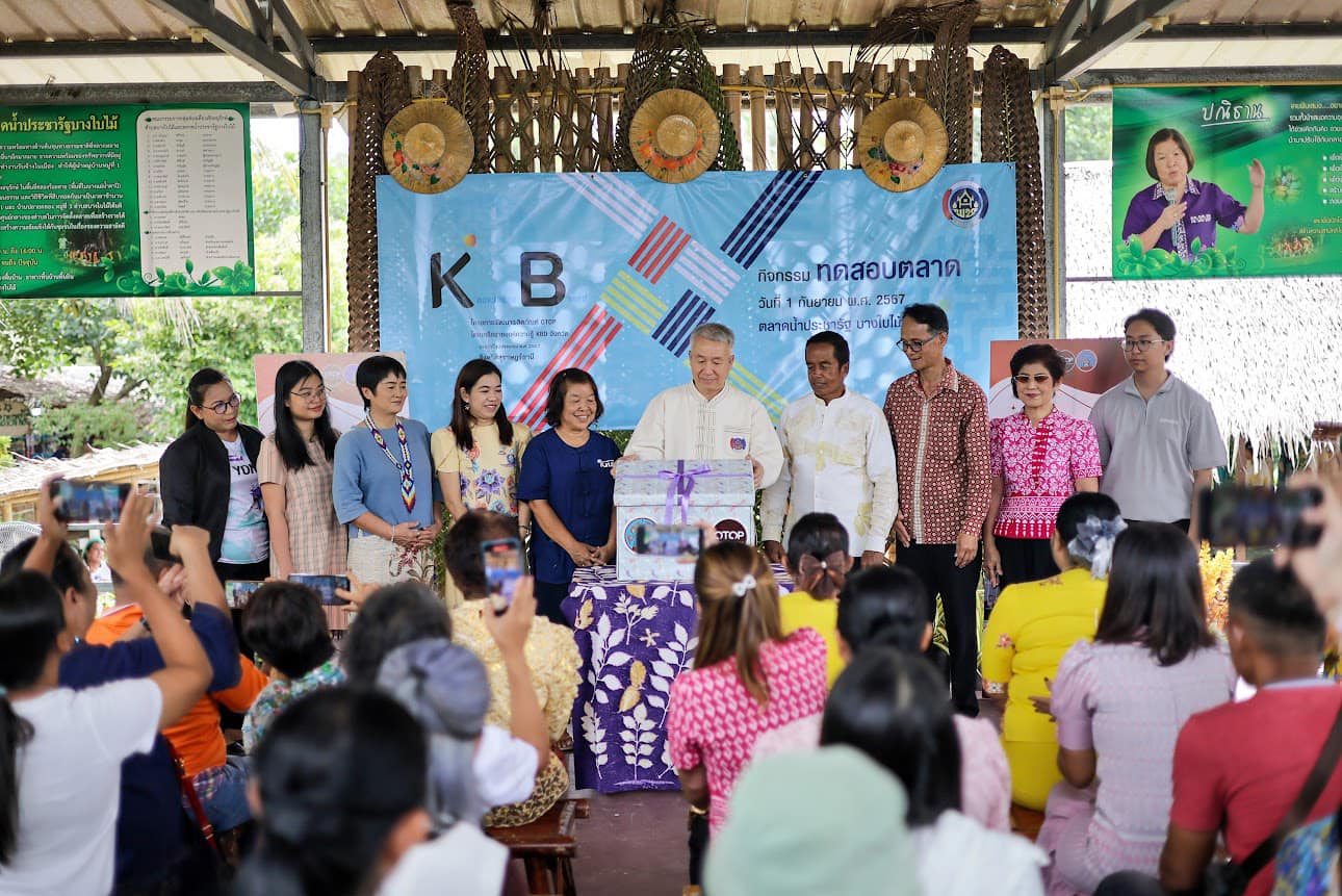 🌈อำเภอเมืองสุราษฎร์ธานี
📆วันที่ 1 กันยายน 2567
🕗เวลา 10.00 น.
           🔷นายสิทธิชัย ไทยเจริญ นายอำเภอเมืองสุราษฎร์ธานี ร่วมกิจกรรมทดสอบตลาด ภายใต้โครงการพัฒนาผลิตภัณฑ์ OTOP โดยเครือข่ายองค์ความรู้ KBO จังหวัดและโครงการพัฒนาผลิตภัณฑ์ OTOP กลุ่มปรับตัวสู่การพัฒนา (Quadrant D) ให้มีคุณภาพมาตรฐาน กิจกรรมการทดสอบตลาดในวันนี้ เป็นการบูรณาการการจัดกิจกรรม แก่ผู้ผลิตผู้ประกอบการ OTOP ที่เข้าร่วมโครงการพัฒนาผลิตภัณฑ์ OTOP โดยเครือข่ายองค์ความรู้ KBO จังหวัด จำนวน 20 กลุ่ม/ผลิตภัณฑ์ (บริเวณศาลากลางน้ำตลาดฯ) และโครงการพัฒนาผลิตภัณฑ์ OTOP กลุ่มปรับตัวสู่การพัฒนา(Quadrant D) ให้มีคุณภาพมาตรฐาน จำนวน 25 ราย/ผลิตภัณฑ์ (บริเวณเต้นท์ด้านหน้าตลาดฯ) ในส่วนของอำเภอเมืองฯ จำนวน 6 กลุ่ม/ผลิตภัณฑ์ ที่ได้เข้าร่วมกิจกรรมทดสอบตลาดในวันนี้ ได้แก่ กลุ่ม Malinee89 กลุ่มเครื่องแกงบ้านใหม่นิคม กลุ่มตะกร้าสานเส้นพลาสติก กลุ่ม Mookda กลุ่มศูนย์เรียนรู้ต่อเนื่องอย่างยั่งยืนจังหวัดสุราษฎร์ธานี และกลุ่มต้นเดียร์เบเกอรี่ ทั้งนี้ เพื่อพัฒนาผลิตภัณฑ์ให้ตรงกับความต้องการของผู้บริโภคและพัฒนาศักยภาพเพื่อออกสู่ตลาดภายนอกได้ต่อไปในอนาคต
           🔷โดยมี นายบันดาล สถิรชวาล รองผู้ว่าราชการจังหวัดสุราษฎร์ธานี เป็นประธานเปิดกิจกรรม พร้อมด้วย นายกรองศักดิ์ โอยสวัสดิ์ พัฒนาการจังหวัดสุราษฎร์ธานี เป็นผู้กล่าวรายงาน และ นายพิชัย มณีลาภ ผู้อำนวยการกลุ่มงานส่งเสริมการพัฒนาชุมชน หัวหน้าส่วนราชการ คณะกรรมการเครือข่ายองค์ความรู้ KBO กำนันจรัญญา ศรีรักษ์ (กำนันตำบลบางใบไม้) ประธานกรรมการตลาดน้ำประชารัฐบางใบไม้ เจ้าหน้าที่พัฒนาชุมชนจังหวัดสุราษฎร์ธานี และผู้ผลิต ผู้ประกอบการ เข้าร่วมกิจกรรมในวันนี้ ทั้งนี้ มีบริษัทไทรอัมพ์คอนซัสแท็นซ์ (2555) จำกัด ผู้รับจ้าง ตามโครงการพัฒนาผลิตภัณฑ์ OTOP โดยเครือข่ายองค์ความรู้ KBO จังหวัดและห้างหุ้นส่วนโอ๋ ทูเดย์ ครีเอทีฟ ผู้รับจ้างตามโครงการพัฒนาผลิตภัณฑ์ OTOP กลุ่มปรับตัวสู่การพัฒนา (Quadrant D) ให้มีคุณภาพมาตรฐาน เป็นผู้ดำเนินกิจกรรมทดสอบตลาดในครั้งนี้