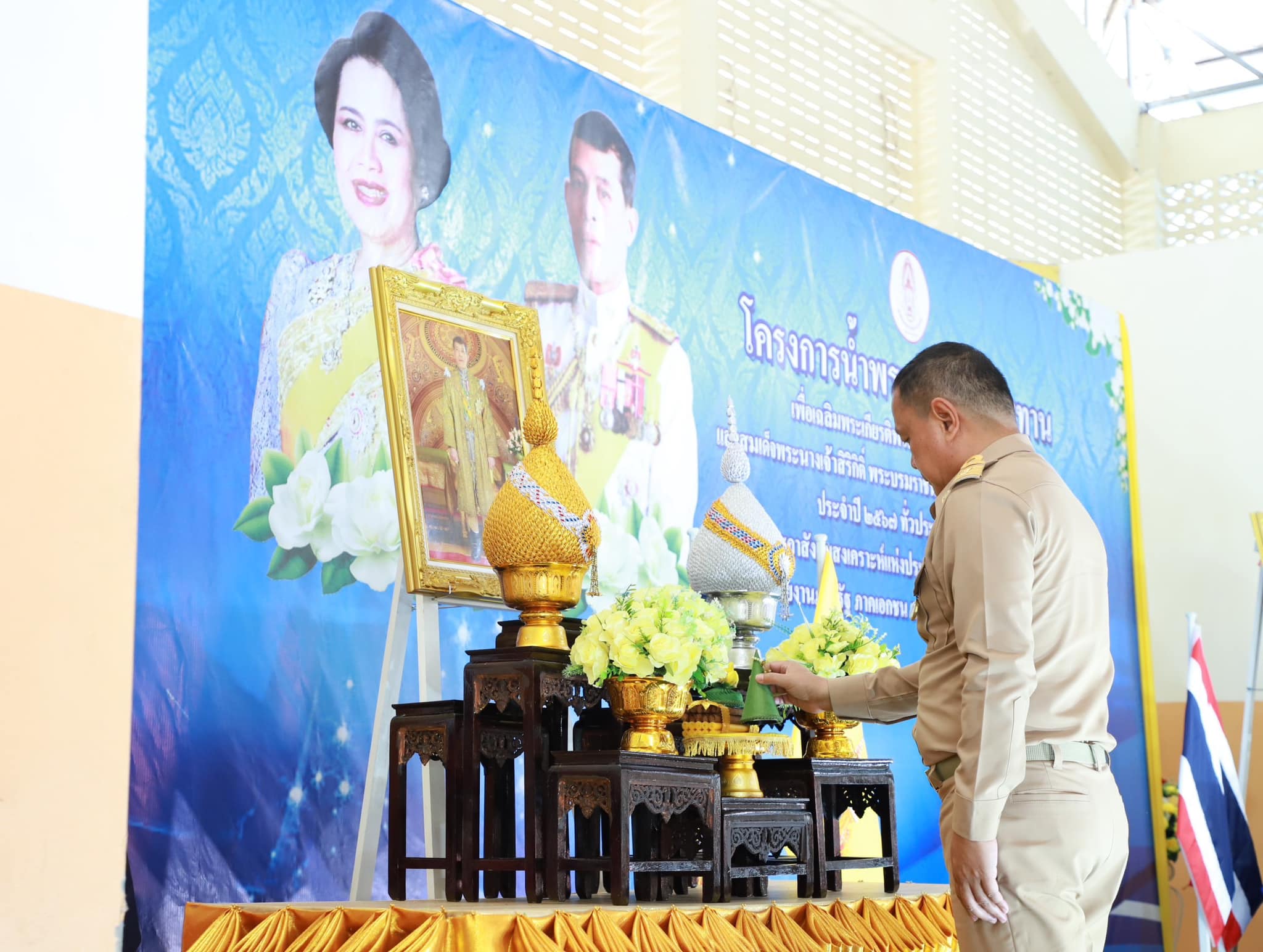 🌈อำเภอเมืองสุราษฎร์ธานี
📆วันที่ 22 สิงหาคม 2567
🕗เวลา 10.40 น.
           🟡นายสิทธิชัย ไทยเจริญ นายอำเภอเมืองสุราษฎร์ธานี มอบหมายให้ นางสาวกนิษฐา หมุกแก้ว ปลัดอำเภองานสำนักงานฯ เข้าร่วมพิธีเปิดกิจกรรมโครงการน้ำพระทัยพระราชทานส่วนภูมิภาค สภาสังคมสงเคราะห์แห่งประเทศไทยฯ 77 จังหวัด ประจำปี 2567 เฉลิมพระเกียรติพระบาทสมเด็จพระวชิรเกล้าเจ้าอยู่หัวและสมเด็จพระนางเจ้าสิริกิติ์ พระบรมราชินีนาถ พระบรมราชชนนีพันปีหลวง ณ หอประชุมโรงเรียนราชประชานุเคราะห์ 64 ตำบลขุนทะเล อำเภอเมืองสุราษฎร์ธานี จังหวัดสุราษฎร์ธานี
           🟡โดยมี นายเจษฎา จิตรัตน์ ผู้ว่าราชการจังหวัดสุราษฎร์ธานี เป็นประธานในพิธี พร้อมด้วย นางดาเรศ จิตรัตน์ ประธานชมรมแม่บ้านมหาดไทยจังหวัดสุราษฎร์ธานี เหล่ากาชาดจังหวัดสุราษฎร์ธานี ชมรมแม่ดีเด่นแห่งชาติประจำจังหวัด พัฒนาสังคมและความมั่นคงของมนุษย์จังหวัดฯ หัวหน้าส่วนราชการ และจิตอาสาพระราชทาน เข้าร่วมในพิธีโดยพร้อมเพรียงกัน
           🟡โดยการจัดกิจกรรมโครงการน้ำพระทัยพระราชทานส่วนภูมิภาค สภาสังคมสงเคราะห์ฯ 77 จังหวัด ประจำปี 2567 ของจังหวัดสุราษฎร์ธานี เพื่อเฉลิมพระเกียรติ พระบาทสมเด็จพระวชิรเกล้าเจ้าอยู่หัว และสมเด็จพระนางเจ้าสิริกิติ์ พระบรมราชินีนาถพระบรมราชชนนีพันปีหลวง เนื่องในโอกาสเฉลิมพระชนมพรรษา ในเดือนกรกฎาคม และเดือนสิงหาคม 2567 ในวันนี้ประกอบด้วย การเลี้ยงอาหารกลางวันโครงการน้ำพระทัยพระราชทาน แก่นักเรียนในโรงเรียนราชประชานุเคราะห์ 64 จำนวน 600 คน การมอบอุปกรณ์กีฬา จำนวน 1 ชุด ให้ผู้ว่าราชการจังหวัดสุราษฎร์ธานี เพื่อมอบให้แก่โรงเรียนราชประชานุเคราะห์ 64 ต่อไป
