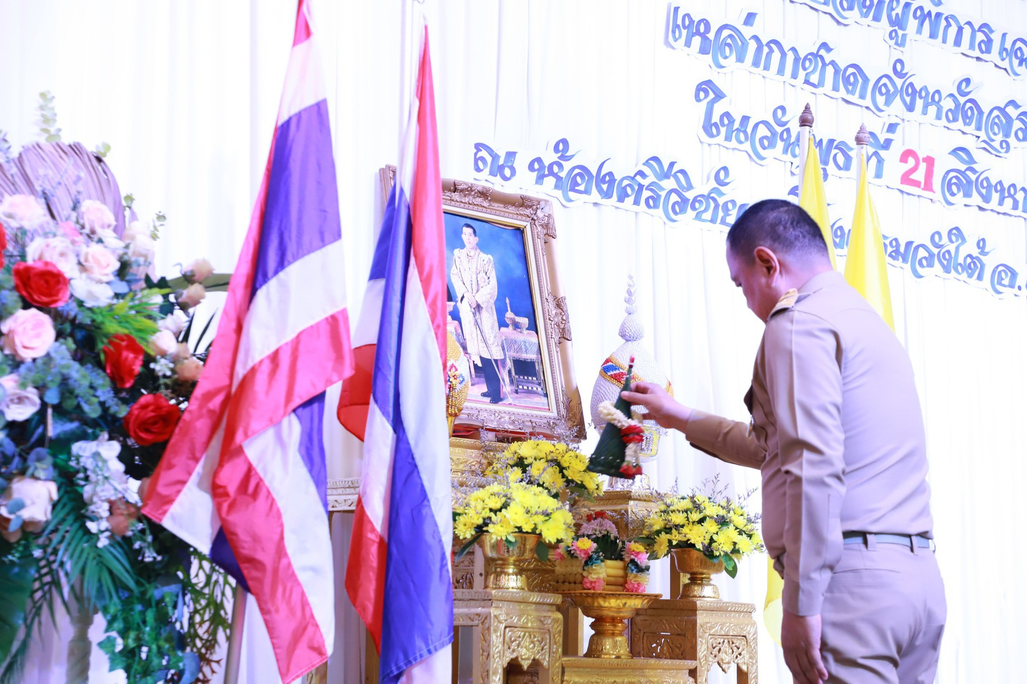 🌈อำเภอเมืองสุราษฎร์ธานี
📆วันที่ 21 สิงหาคม 2567
🕗เวลา 14.00 น.
           🟡นายสิทธิชัย ไทยเจริญ นายอำเภอเมืองสุราษฎร์ธานี พร้อมด้วยนางสาวกนิษฐา หมุกแก้ว ปลัดอำเภอสำนักงานอำเภอฯ เข้าร่วมพิธีมอบเงินช่วยเหลือ ตามโครงการ ช่วยเหลือผู้ยากไร้ จากใจเหล่ากาชาดจังหวัดสุราษฎร์ธานี และโครงการ"พัฒนาคุณภาพชีวิตผู้พิการเฉลิมพระเกียรติ 72 พรรษา เพื่อเฉลิมพระเกียรติพระบาทสมเด็จพระวชิรเกล้าเจ้าอยู่หัวพระบรมราชูปถัมภก สภากาชาดไทย ในโอกาสมหามงคลเฉลิมพระชนมพรรษาครบ 6 รอบ 72 พรรษา 28 กรกฎาคม 2567 ณ ห้องศรีวิชัย CD โรงแรมวังใต้ อำเภอเมืองสุราษฎร์ธานี จังหวัดสุราษฎร์ธานี
           🟡โดยมี นายเจษฎา จิตรัตน์ ผู้ว่าราชการจังหวัดสุราษฎร์ธานี เป็นประธานในพิธี พร้อมด้วย นางดาเรศ จิตรัตน์ นายกเหล่ากาชาดจังหวัดสุราษฎร์ธานี หัวหน้าส่วนราชการ กรรมการและสมาชิกเหล่ากาชาดจังหวัดสุราษฎร์ธานี ตลอดจนผู้ยากไร้/ผู้พิการที่ได้รับคัดเลือกและผู้ดูแล ร่วมพิธีเป็นจำนวนมาก
           🟡ผู้ว่าราชการจังหวัดสุราษฎร์ธานี และนายกเหล่ากาชาดจังหวัดสุราษฎร์ธานี ได้เล็งเห็นถึงการพัฒนาคุณภาพชีวิตของผู้ยากไร้ และผู้พิการให้มีคุณภาพชีวิตที่ดีขึ้น โดยเฉพาะผู้ยากไร้ และผู้พิการที่สามารถประกอบอาชีพเลี้ยงตนเองและครอบครัวได้ แต่ก็ยังมีความลำบาก จึงตั้งโครงการดังกล่าวขึ้นเพื่อสนับสนุนเงินทุนในการดำรงชีพให้กับผู้ยากไร้ จำนวน 125 ราย และผู้พิการ จำนวน 95 ราย รายละ 3,000 บาท รวมทั้งสิ้น 660,000 บาท เป็นการบรรเทาความเดือดร้อน และส่งเสริมให้กลุ่มเปราะบางเหล่านี้ ได้ใช้เป็นเงินทุนในการดำรงชีพ หรือ ต่อยอดประกอบอาชีพในขั้นต้น เพื่อพัฒนาคุณภาพชีวิตให้กับประชาชนกลุ่มดังกล่าว
