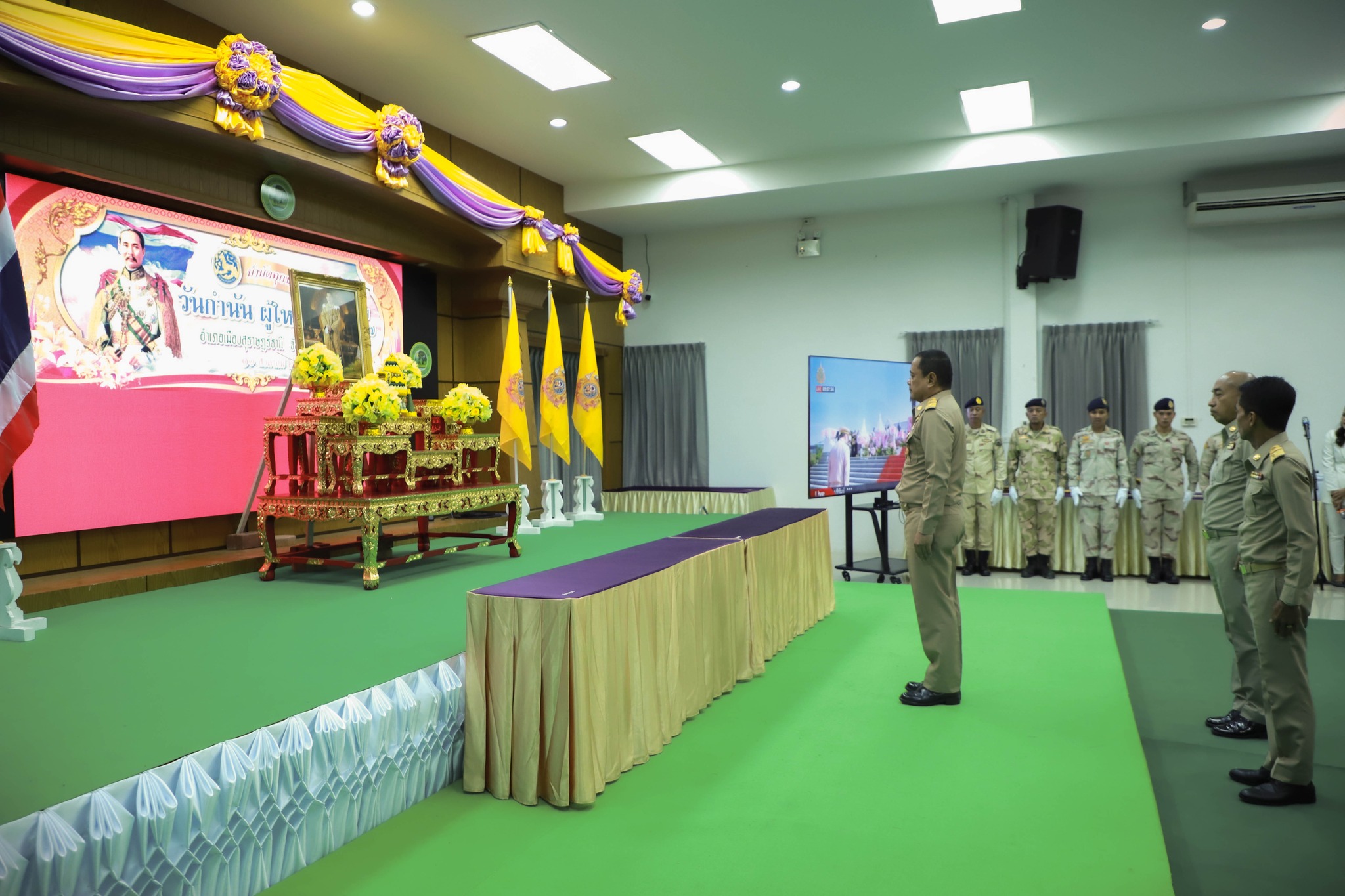 🌈อำเภอเมืองสุราษฎร์ธานี
📆วันที่ 10 สิงหาคม 2567
🕗ตั้งแต่เวลา 07.00 - 12.00 น.
           🟡นายสิทธิชัย ไทยเจริญ นายอำเภอเมืองสุราษฎร์ธานี ได้อำนวยการจัดกิจกรรมวันกำนัน ผู้ใหญ่บ้าน ประจำปี 2567 โดยได้รับความร่วมมือจากเทศบาลตำบลวัดประดู่ นำโดย นายวรภรณ์ คงอุดหนุน นายกเทศมนตรีตำบลวัดประดู่ ณ ห้องศรีสุนทร อาคารเดชรัตนสังข์ เทศบาลตำบลวัดประดู่ โดยมีปลัดอำเภอ หัวหน้าส่วนราชการระดับอำเภอ กำนัน ทุกตำบล ผู้ใหญ่บ้าน  แพทย์ประจำตำบล สารวัตรกำนัน และผู้ช่วยผู้ใหญ่บ้าน ทุกหมู่บ้าน ตลอดจน ส่วนราชการในพื้นที่ เข้าร่วมกิจกรรมโดยพร้อมเพรียงกัน ในโอกาสนี้ได้รับเกียรติจาก นายเจษฎา จิตรัตน์ ผู้ว่าราชการจังหวัดสุราษฎร์ธานี เป็นประธานในพิธี ว่าที่ร้อยโทสมชาย เรืองจันทร์ ปลัดจังหวัดสุราษฎร์ธานี และ นายศิลายุทธ์ คงอุดหนุน รองนายกองค์การบริหารส่วนจังหวัดสุราษฎร์ธานีเข้าร่วมกิจกรรมในครั้งนี้ด้วย โดยประกอบด้วยพิธีการและกิจกรรม ดังต่อไปนี้
           🔷เวลา 07.00 น. พิธีเจริญพระพุทธมนต์ 
           🔷เวลา 09.00 น. พิธีถวายราชสดุดี ถวายสัตย์ปฏิญาณ และพิธีรับมอบเหรียญพระราชทานพระบาทสมเด็จพระเจ้าอยู่หัว พร้อมกับรัฐมนตรีว่าการกระทรวงมหาดไทย ผ่านการถ่ายทอดสดจากส่วนกลาง
           🔷เวลา 10.00 น. การประชุมกำนัน ผู้ใหญ่บ้าน ฯลฯ ประจำเดือนสิงหาคม 2567 (พิธีประดับเครื่องหมายและหนังสือสำคัญฯ พิธีมอบประกาศเกียรติคุณ มอบรางวัลต่าง ๆ)
           🟡สำหรับการมอบเหรียญพระราชทานพระบาทสมเด็จพระเจ้าอยู่หัวฯ ในวันกำนันผู้ใหญ่บ้าน ประจำปี 2567 ครั้งนี้ สืบเนื่องจากกระทรวงมหาดไทย ได้รับพระราชทานพระบรมราชานุญาต จัดทำขึ้นและพระราชทานแก่กำนัน ผู้ใหญ่บ้าน แพทย์ประจำตำบล สารวัตรกำนัน และผู้ช่วยผู้ใหญ่บ้าน ในโอกาสปีมหามงคลของพระบาทสมเด็จพระเจ้าอยู่หัว ทรงเจริญพระชนมพรรษา 6 รอบ 72 พรรษา และในโอกาสครบรอบ 132 ปี "คนของราชา รากฐานของแผ่นดิน" เพื่อเป็นขวัญกำลังใจในการปฏิบัติหน้าที่ เป็นสิริมงคล ซึ่งถือเป็นเกียรติยศอันสูงส่ง
           🟡ในช่วงท้ายของพิธีการ ท่านผู้ว่าราชการจังหวัดสุราษฎร์ธานี ได้ให้โอวาท ในฐานะนักปกครองท้องที่ ซึ่งมีบทบาทสำคัญในการบำบัดทุกข์บำรุงสุขให้ราษฎร เป็นจุดเริ่มต้นของการพัฒนาท้องที่ท้องถิ่น และขอให้ทุกคน สร้างคุณค่า ประโยชน์ให้กับท้องที่ท้องถิ่น ในฐานะนักปกครอง โดยร่วมกับ องค์กรปกครองส่วนท้องถิ่น และส่วนราชการ ดูแลความเป็นอยู่ประชาชน