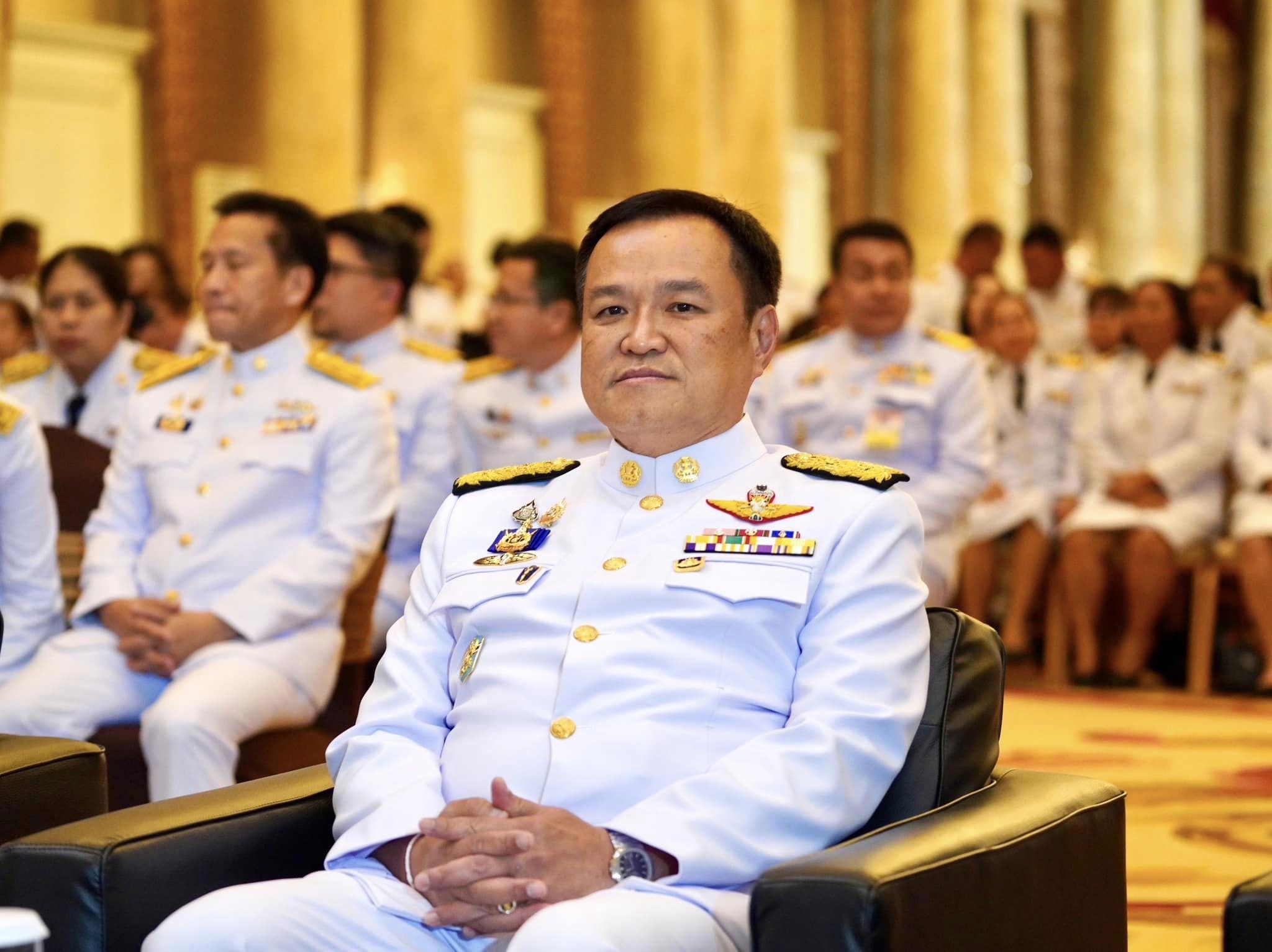 🌈อำเภอเมืองสุราษฎร์ธานี
📆วันที่ 8 สิงหาคม 2567
🕗เวลา 09.00 น.
           🟡นายสิทธิชัย ไทยเจริญ นายอำเภอเมืองสุราษฎร์ธานี ได้เข้าร่วมพิธีมอบเหรียญพระราชทาน และพิธีมอบรางวัลกำนัน ผู้ใหญ่บ้านยอดเยี่ยมประจำปี 2567 เนื่องในโอกาสครบรอบ 132 ปี วันกำนันผู้ใหญ่บ้าน กรมการปกครองนำโดย นายอรรษิษฐ์ สัมพันธรัตน์ อธิบดีกรมการปกครอง ได้ขอพระบรมราชานุญาต เชิญพระบรมฉายาลักษณ์พระบาทสมเด็จพระเจ้าอยู่หัว และตราสัญลักษณ์งานเฉลิมพระเกียรติฯ เนื่องในโอกาสพระราชพิธีมหามงคลเฉลิมพระชนมพรรษา 6 รอบ 28 กรกฎาคม 2567 จัดทำเหรียญที่ระลึก รวมจำนวนทั้งสิ้น 277,000 เหรียญ สำหรับ กำนัน ผู้ใหญ่บ้าน แพทย์ประจำตำบล สารวัตรกำนัน และผู้ช่วยผู้ใหญ่บ้าน ทั่วประเทศ ณ ห้องรอยัล จูบิลี่ บอลรูม อิมแพค เมืองทองธานี อำเภอปากเกร็ด จังหวัดนนทบุรี
           🟡โดยมี นายอนุทิน ชาญวีรกูล รองนายกรัฐมนตรี และรัฐมนตรีว่าการกระทรวงมหาดไทย เป็นประธานในพิธี พร้อมด้วย อธิบดีทุกกรมในสังกัดกระทรวงมหาดไทย ผู้ว่าราชการจังหวัดทั้ง 76 จังหวัด หัวหน้าส่วนราชการในสังกัดกระทรวงมหาดไทย ส่วนกลาง เข้าร่วมเป็นเกียรติในพิธี และนายอำเภอทั้ง 878 อำเภอ ร่วมรับมอบเหรียญที่ระลึก เพื่อนำไปมอบให้กำนัน ผู้ใหญ่บ้าน ในพื้นที่ต่อไป