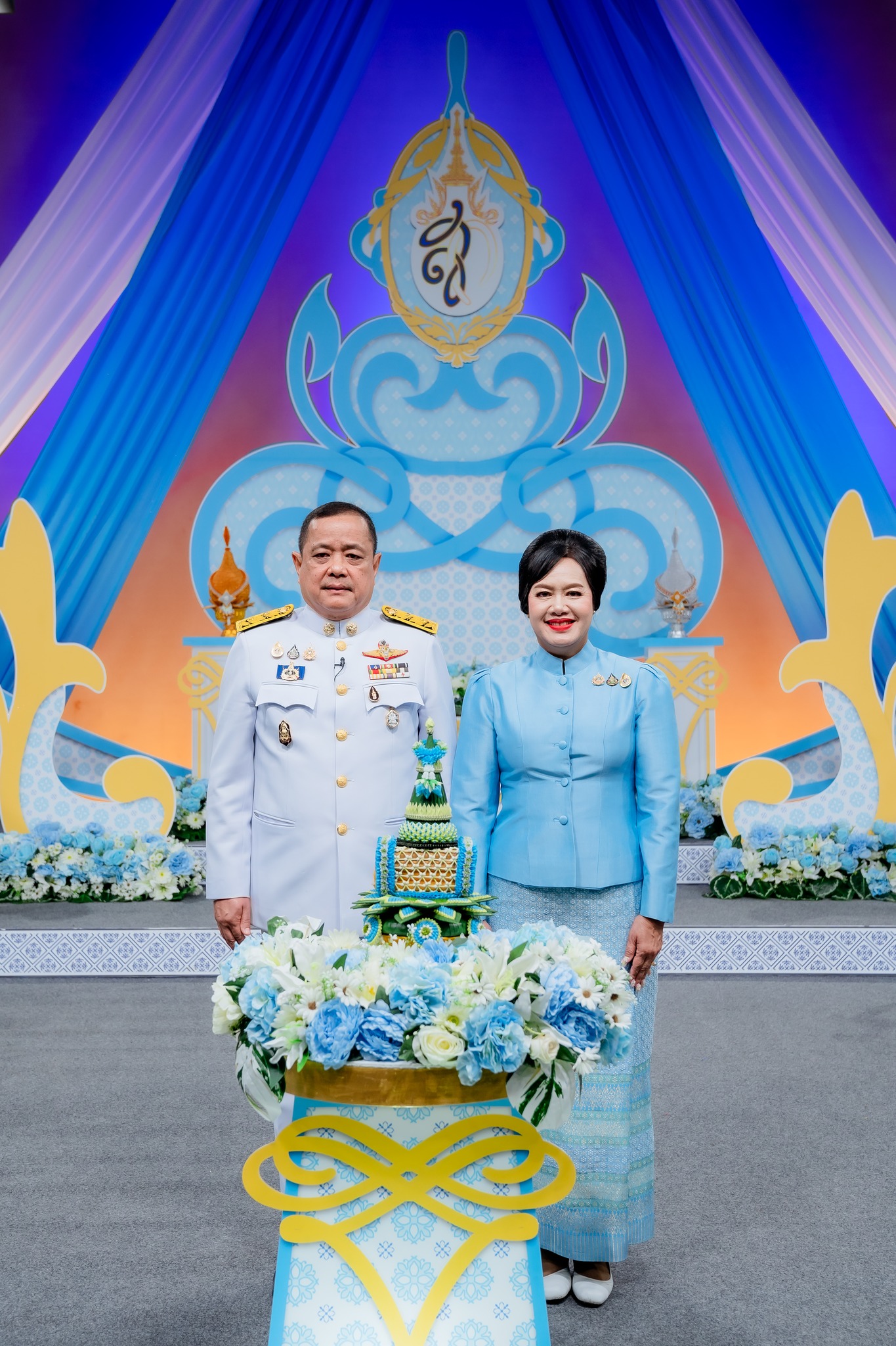 🌈อำเภอเมืองสุราษฎร์ธานี
📆วันที่ 30 กรกฎาคม 2567
🕗เวลา 09.45 น.
           🔵นายสิทธิชัย ไทยเจริญ นายอำเภอเมืองสุราษฎร์ธานี พร้อมด้วย นางวรรณรดา ไทยเจริญ รองนายกเหล่ากาชาดจังหวัดสุราษฎร์ธานี ร่วมบันทึกเทปโทรทัศน์รายการ ถวายพระพรชัยมงคล เนื่องในโอกาสวันเฉลิมพระชนมพรรษา สมเด็จพระนางเจ้าสิริกิติ์ พระบรมราชินีนาถ พระบรมราชชนนีพันปีหลวง 12 สิงหาคม 2567 เพื่อแสดงออกถึงความจงรักภักดี ด้วยสำนึกในพระมหากรุณาธิคุณอย่างหาที่สุดมิได้ ณ ห้องแสดงใหญ่ สถานีวิทยุโทรทัศน์แห่งประเทศไทยจังหวัดสุราษฎร์ธานี ตำบลขุนทะเล อำเภอเมือง จังหวัดสุราษฎร์ธานี  
           🔵โดยมี นายเจษฎา จิตรัตน์ ผู้ว่าราชการจังหวัดสุราษฎร์ธานี พร้อมด้วย นางดาเรศ จิตรัตน์ นายกเหล่ากาชาดจังหวัดจังหวัดสุราษฎร์ธานี และ ประธานแม่บ้านมหาดไทยจังหวัดสุราษฎร์ธานี รองผู้ว่าราชการจังหวัด ปลัดจังหวัด คณะกรรมการและสมาชิกเหล่ากาชาดจังหวัดสุราษฎร์ธานี และสมาชิกชมรมแม่บ้านมหาดไทย และหัวหน้าส่วนราชการ ร่วมบันทึกเทปโทรทัศน์ในครั้งนี้ด้วย โดยเทปบันทึกดังกล่าวจะนำไปแพร่ภาพออกอากาศทั่วประเทศ ทางสถานีวิทยุโทรทัศน์แห่งประเทศไทย กรุงเทพฯ และสถานีโทรทัศน์ NBT SOUTH