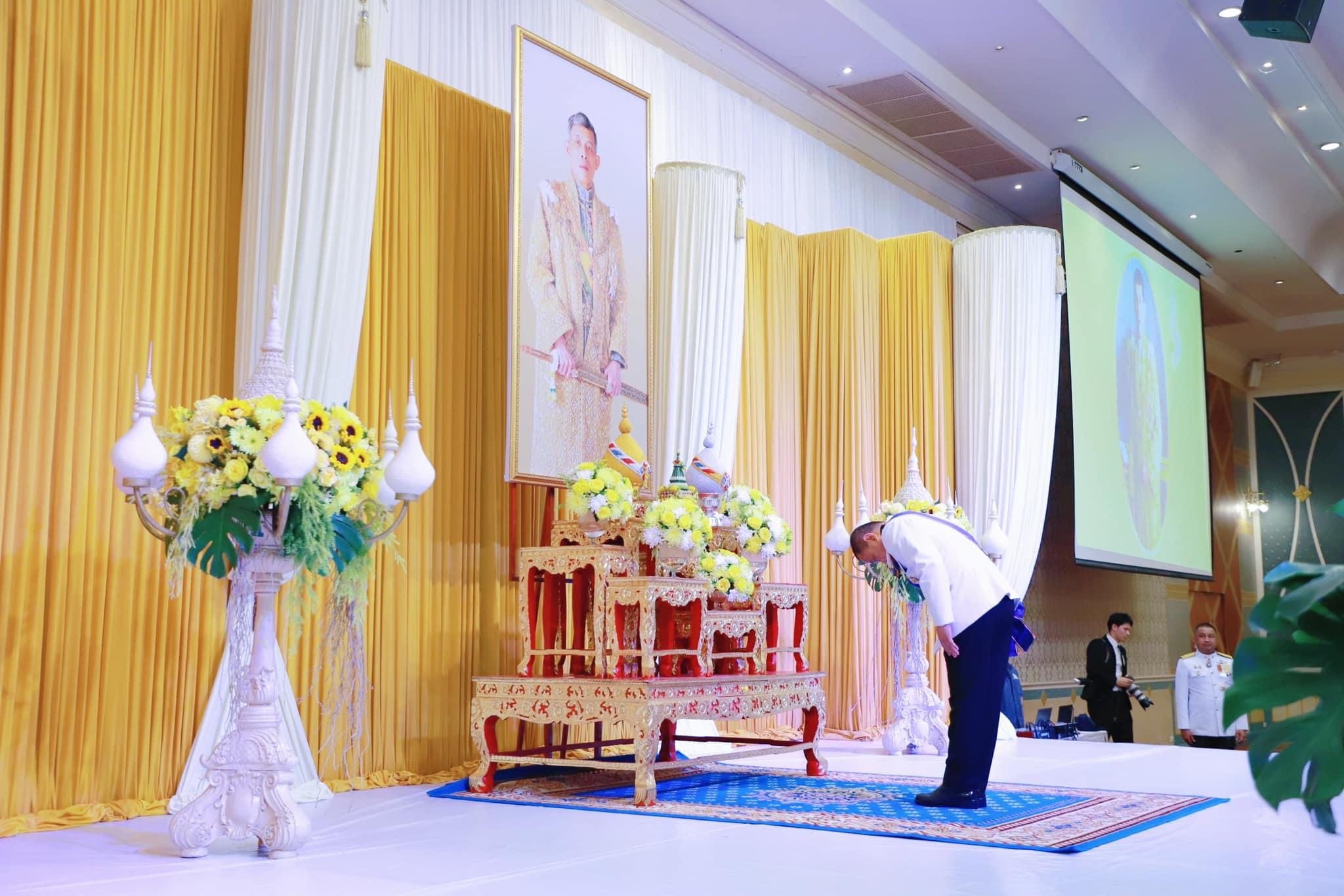 🌈อำเภอเมืองสุราษฎร์ธานี
📆วันที่ 29 กรกฎาคม 2567
🕗เวลา 19.00 น.
           🟡นายสิทธิชัย ไทยเจริญ นายอำเภอเมืองสุราษฎร์ธานี พร้อมด้วยนางวรรณรดา ไทยเจริญ รองนายกเหล่ากาชาดจังหวัดสุราษฎร์ธานี ร่วมพิธีถวายพระพรชัยมงคล ในงานสโมสรสันนิบาตเฉลิมพระเกียรติพระบาทสมเด็จพระเจ้าอยู่หัว เนื่องในโอกาสพระราชพิธีมหามงคลเฉลิมพระชนมพรรษา 6 รอบ 28 กรกฎาคม 2567 ในส่วนภูมิภาค ณ ห้องศรีวิชัย ชั้น 2 โรงแรมวังใต้ อำเภอเมืองสุราษฎร์ธานี จังหวัดสุราษฎร์ธานี 
           🟡โดยมี นายเจษฎา จิตรัตน์ ผู้ว่าราชการจังหวัดสุราษฎร์ธานี พร้อมด้วย นางดาเรศ จิตรัตน์ ประธานแม่บ้านมหาดไทยจังหวัดสุราษฎร์ธานี ข้าราชการระดับสูงฝ่ายตุลาการ ทหาร ตำรวจ หัวหน้าส่วนราชการ ภาคส่วนรัฐวิสาหกิจ ภาคเอกชน ร่วมพิธีโดยพร้อมเพรียง 
           🟡ด้วยปี 2567 เป็นวาระมหามงคลสมัยพิเศษยิ่งนี้ กระทรวงมหาดไทยสำนึกในพระมหากรุณาธิคุณที่พระบาทสมเด็จพระเจ้าอยู่หัว ผู้ทรงปฏิบัติบำเพ็ญพระราชกรณียกิจน้อยใหญ่นานัปการ เพื่อบำบัดทุกข์ บำรุงสุขแก่ปวงชนชาวไทยตลอดมา จึงขอพระราชทานพระบรมราชานุญาต ดำเนินการจัดงานสโมสรสันนิบาต เฉลิมพระเกียรติพระบาทสมเด็จพระเจ้าอยู่หัว เนื่องในโอกาสพระราชพิธีมหามงคลเฉลิมพระชนมพรรษา 6 รอบ 28 กรกฎาคม 2567 ในส่วนภูมิภาค พร้อมกันกับส่วนกลาง เพื่อแสดงความจงรักภักดีและสำนึกในพระมหากรุณาธิคุณของพระบาทสมเด็จพระเจ้าอยู่หัว ซึ่งสำนักพระราชวังได้นำความกราบบังคมทูลพระกรุณาทรงทราบฝ่าละอองธุลีพระบาทแล้ว พระราชทานพระบรมราชานุญาตตามที่กระทรวงมหาดไทยขอพระมหากรุณา