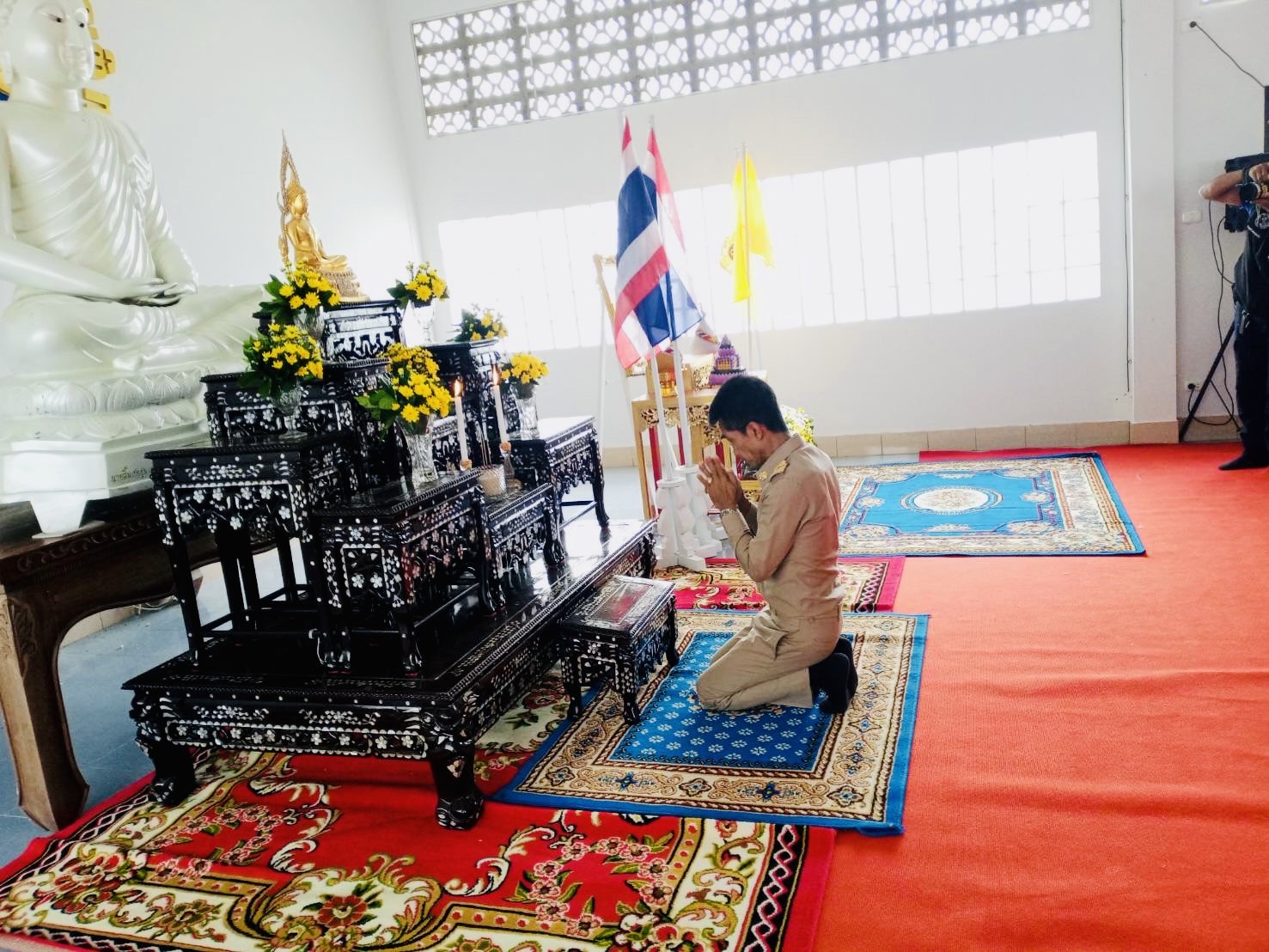 🌈อำเภอเมืองสุราษฎร์ธานี
📆วันที่ 25 กรกฎาคม 2567
🕗เวลา 13.00 น.
           🟡นายเจษฎา จิตรัตน์ ผู้ว่าราชการจังหวัดสุราษฎร์ธานี มอบหมายให้ นายสิทธิชัย ไทยเจริญ นายอำเภอเมืองสุราษฎร์ธานี เป็นประธานพิธีเปิดโครงการปฏิบัติวิปัสสนากรรมฐาน เพื่อเฉลิมพระเกียรติและถวายเป็นพระราชกุศลแด่พระบาทสมเด็จพระปรเมนทรรามาธิบดี ศรีสินทรมหาวชิราลงกรณ พระวชิรเกล้าเจ้าอยู่หัว เนื่องในโอกาสวันเฉลิมพระชนมพรรษา 72 พรรษา ซึ่งจัดการอบรม ในวันพฤหัสบดี ที่ 25 - 27 กรกฎาคม 2567 ณ ห้องประชุมโพธิยาลัย โรงเรียนพระปริยัติธรรมแผนกสามัญศึกษาปัญญาทีปวิทยานุสรณ์ วัดศานติ-ไมตรี ตำบลขุนทะเล อำเภอเมืองสุราษฎร์ธานี
           🟡โดยมีวัตถุประสงค์เพื่อน้อมถวายเป็นพระราชกุศลแด่ พระบาทสมเด็จพระปรเมนทรรามาธิบดี ศรีสินทรมหาวชิราลงกรณ พระวชิรเกล้าเจ้าอยู่หัว เพื่อเป็นการส่งสริมการปฏิบัติธรรม และส่งเสริมคุณธรรมจริยธรรม พระภิกษุ สามเณร นักเรียน ข้าราชการ คณาจารย์ บุคลากร นักศึกษา ประชาชนทั่วไป และเพื่อปฏิบัติธรรม ฝึกจิตภาวนา ก่อให้เกิดสมาธิ ปัญญา เจริญกรรมฐานตามหลักพระพุทธศาสนา