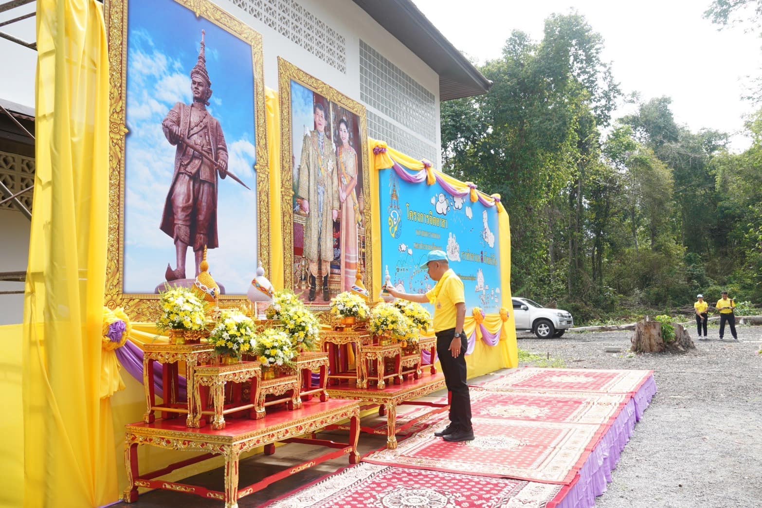 🌈อำเภอเมืองสุราษฎร์ธานี
📆วันที่ 11 กรกฎาคม 2567
🕗เวลา 09.30 น.
           🟡ภายใต้การอำนวยการของนายสิทธิชัย ไทยเจริญ นายอำเภอเมืองสุราษฎร์ธานี และนายเลอชาย สยังกูล ปลัดอำเภอหัวหน้ากลุ่มงานบริหารงานปกครอง ได้มอบหมายให้ ส.ต.ท.สุรวิทย์ จันทวี ปลัดอำเภอฝ่ายความมั่นคง และนายพิเชษฐ เริ่มสุกรีย์ พนักงานราชการ พร้อมด้วย หัวหน้าส่วนราชการระดับอำเภอ เจ้าหน้าที่ กำนัน ผู้ใหญ่บ้าน ตำบลขุนทะเล นักศึกษาฝึกประสบการณ์วิชาชีพ นักเรียน และจิตอาสาภาคประชาชน เข้าร่วม กิจกรรมจิตอาสาพัฒนาและบริการประชาชนเนื่องในวันสมเด็จพระนารายณ์มหาราช ณ โรงเรียนพระปริยัติธรรมแผนกสามัญศึกษา ปัญญาทีปวิทยานุสรณ์ ตำบลขุนทะเล อำเภอเมืองสุราษฎร์ธานี จังหวัดสุราษฎร์ธานี
           🟡กิจกรรมประกอบด้วย การพัฒนาปรับภูมิทัศน์โรงเรียน/วัด ร่วมมอบปัจจัยสนับสนุนทุนการศึกษาสามเณร การฝึกสอนช่วยฟื้นคืนชีพขั้นพื้นฐาน CPR & AED ตรวจสุขภาพพระภิกษุ สามเณร/ประชาชน และบริการตัดผม เปลี่ยนถ่ายน้ำมันเครื่องรถจักรยานยนต์ฟรี เพื่อร่วมกันน้อมสำนึกในพระมหากรุณาที่คุณ 
           🟡โดยมี ว่าที่ร้อยโทสมชาย เรืองจันทร์ ปลัดจังหวัดสุราษฎร์ธานี/เลขานุการศูนย์อำนวยการจิตอาสาพระราชทานจังหวัดสุราษฎร์ธานี เป็นประธาน และมีประชาชนทุกภาคส่วนร่วมกันบูรณาการจัดการดำเนินกิจกรรมให้เป็นไปด้วยความเรียบร้อย