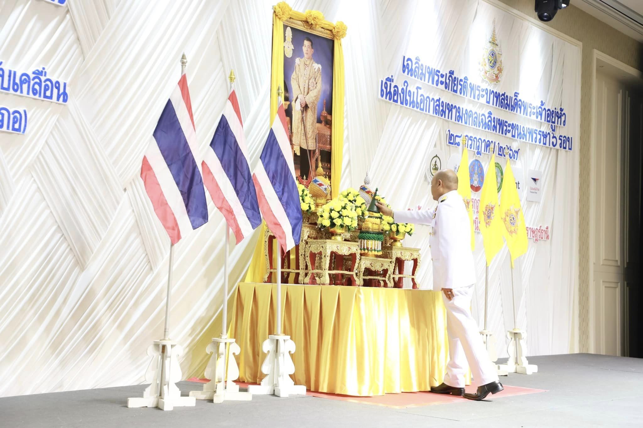 🌈อำเภอเมืองสุราษฎร์ธานี
📆วันที่ 10 กรกฎาคม 2567
🕗เวลา 09.30 น.
           🔷นายสิทธิชัย ไทยเจริญ นายอำเภอเมืองสุราษฎร์ธานี ได้มอบหมายให้ นางสาวกนิษฐา หมุกแก้ว ปลัดอำเภอสำนักงานฯ ร่วมโครงการส่งเสริมความรู้เท่าทันเทคโนโลยีดิจิทัลในระดับพื้นที่ จังหวัดสุราษฎร์ธานี เฉลิมพระเกียรติพระบาทสมเด็จพระเจ้าอยู่หัวเนื่องในโอกาสมหามงคลเฉลิมพระชนมพรรษา 6 รอบ 28 กรกฎาคม 2567 ณ ห้องลิลลี่ 1-2 โรงแรมนิภาการ์เด้น อำเภอเมืองฯ จังหวัดสุราษฎร์ธานี โดยมี นายกล้าณรงค์ ยุติธรรม หัวหน้าสำนักงานจังหวัดสุราษฎร์ธานีเป็นประธานในพิธีเปิด พร้อมด้วยหัวหน้าส่วนราชการที่เกี่ยวข้อง แกนนำ เครือข่าย อาสาสมัคร รวมทั้งสิ้นกว่า 400 คน เข้าร่วมในพิธี      
           🔷สำหรับจังหวัดสุราษฎร์ธานีสำนักงานสถิติจังหวัดสุราษฎร์ธานี ได้บูรณาการร่วมกับหน่วยงานในสังกัดกระทรวงดิจิทัลเพื่อเศรษฐกิจและสังคมในพื้นที่ ในการดำเนินกิจกรรมโครงการส่งเสริมและสนับสนุนการขับเคลื่อนการพัฒนาดิจิทัลในระดับจังหวัดและอำเภอ ภายใต้ชื่อ "โครงการส่งเสริมความรู้เท่าทันเทคโนโลยีดิจิทัลในระดับพื้นที่ จังหวัดสุราษฎร์ธานีเฉลิมพระเกียรติพระบาทสมเด็จพระเจ้าอยู่หัวเนื่องในโอกาสมหามงคลเฉลิมพระชนมพรรษา 6 รอบ 28 กรกฎาคม 2567" โดยกลุ่มเป้าหมายเป็นประชาชนแกนนำ / เครือข่าย / อาสาสมัคร อำเภอละ 50 - 60 คน รวมทั้งสิ้น 400 คน ใน 7 อำเภอ ได้แก่ อำเภอเมืองสุราษฎร์ธานี อำเภอกาญจนดิษฐ์ อำเภอไชยา อำเภอท่าฉาง อำเภอบ้านนาสาร อำเภอบ้านนาเดิม และอำเภอพุนพิน