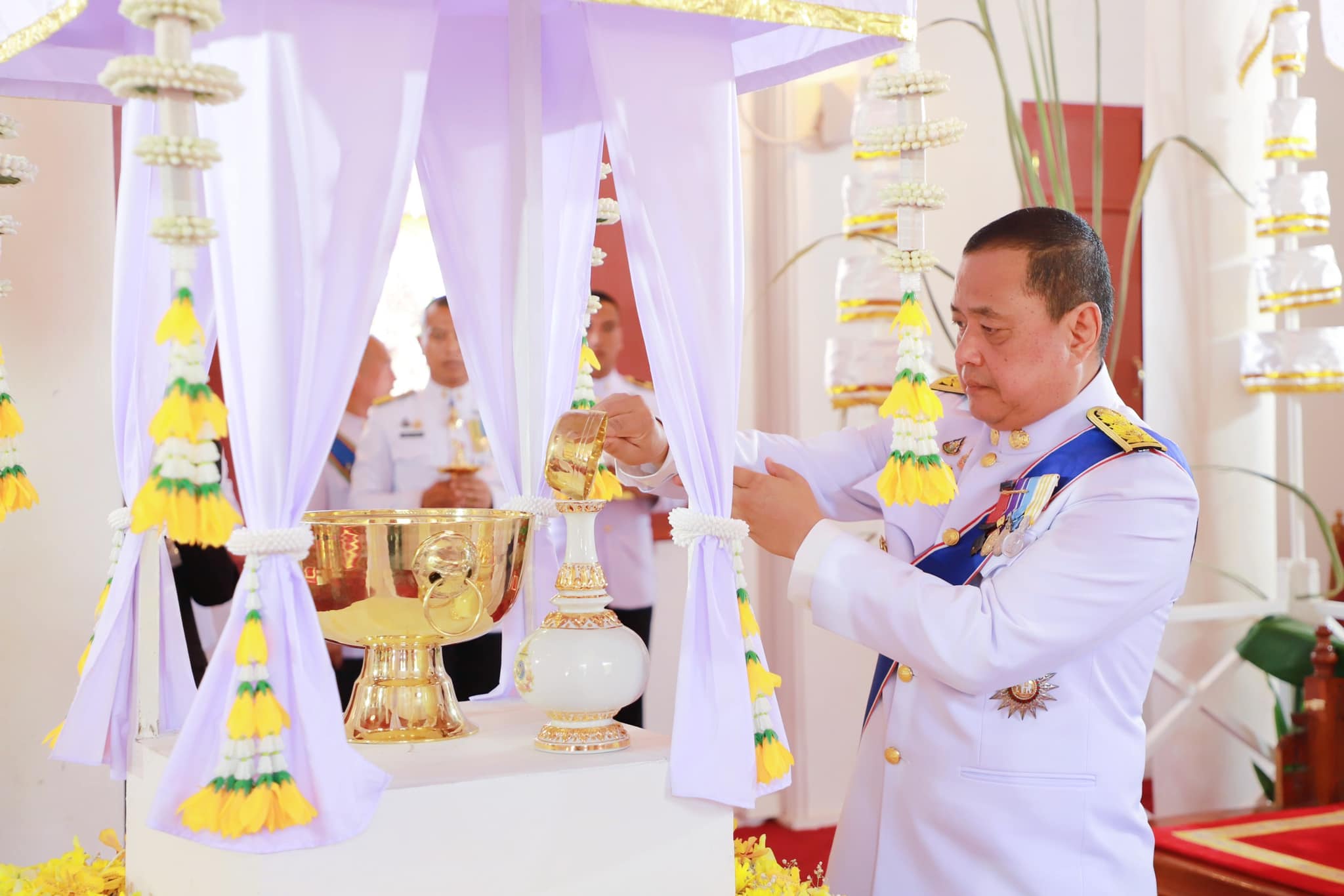 🌈อำเภอเมืองสุราษฎร์ธานี
📆วันที่ 8 กรกฎาคม 2567
🕗เวลา 12.00 น.
           🟡นายสิทธิชัย ไทยเจริญ นายอำเภอเมืองสุราษฎร์ธานี ได้เข้าร่วมพิธีเวียนเทียนสมโภชน้ำพระพุทธมนต์ศักดิ์สิทธิ์ เนื่องโอกาสพระราชพิธีมหามงคลเฉลิมพระชนมพรรษา 6 รอบ 28 กรกฎาคม 2567 ณ วิหารหลวง วัดพระบรมธาตุไชยาราชวรวิหาร โดยมี นายเจษฎา จิตรัตน์ ผู้ว่าราชการจังหวัดสุราษฎร์ธานี เป็นประธานในพิธี และพระวชิรปริยัตยาภรณ์ เจ้าคณะจังหวัดสุราษฎร์ธานี เป็นประธานคณะสงฆ์ พิธีประกอบด้วย พระสงฆ์เถราจารย์ดับเทียนชัย และเจริญพระพุทธมนต์ดับเทียนชัย พิธีตักน้ำจากขันสาครใส่ในคนโทน้ำ และพิธีเวียนเทียนสมโภชน้ำพระพุทธมนต์ศักดิ์สิทธิ์ โดยผู้ว่าราชการจังหวัดสุราษฎร์ธานี รับแว่นเทียนที่จุดแล้ว จากพราหมณ์ ครั้งละ 1 แว่น จำนวน 3 แว่น และวักแว่นเทียนวนเข้าหาตัว 3 ครั้ง ก่อนจะส่งต่อให้หัวหน้าส่วนราชการ ทางด้านซ้าย แล้วส่งต่อวนจนครบ 3 รอบ จึงเสร็จพิธี และผู้ว่าราชการจังหวัดสุราษฎร์ธานี ได้เชิญคนโทน้ำศักดิ์สิทธิ์ มาเก็บรักษาไว้ที่ศาลากลางจังหวัดสุราษฎร์ธานี ก่อนจะมีการจัดขบวนเกียรติยศ เชิญคนโทน้ำไปเก็บรักษาไว้ที่กระทรวงมหาดไทยต่อไป
           🟡ในการประกอบพิธี นายก่อเกียรติ สุพลพงษ์ อธิบดีผู้พิพากษาภาค 8 พันเอกฐิติพงษ์ อินวะษา รองผู้บัญชาการมณฑลทหารบกที่ 45 พลตำรวจตรีเสริมพันธุ์ ศิริคง ผู้บังคับการตำรวจภูธรจังหวัดสุราษฎร์ธานี ตลอดจนหัวหน้าส่วนราชการ ข้าราชการและพุทธศาสนิกชนทุกหมู่เหล่า เข้าร่วมพิธีโดยพร้อมเพรียงกัน