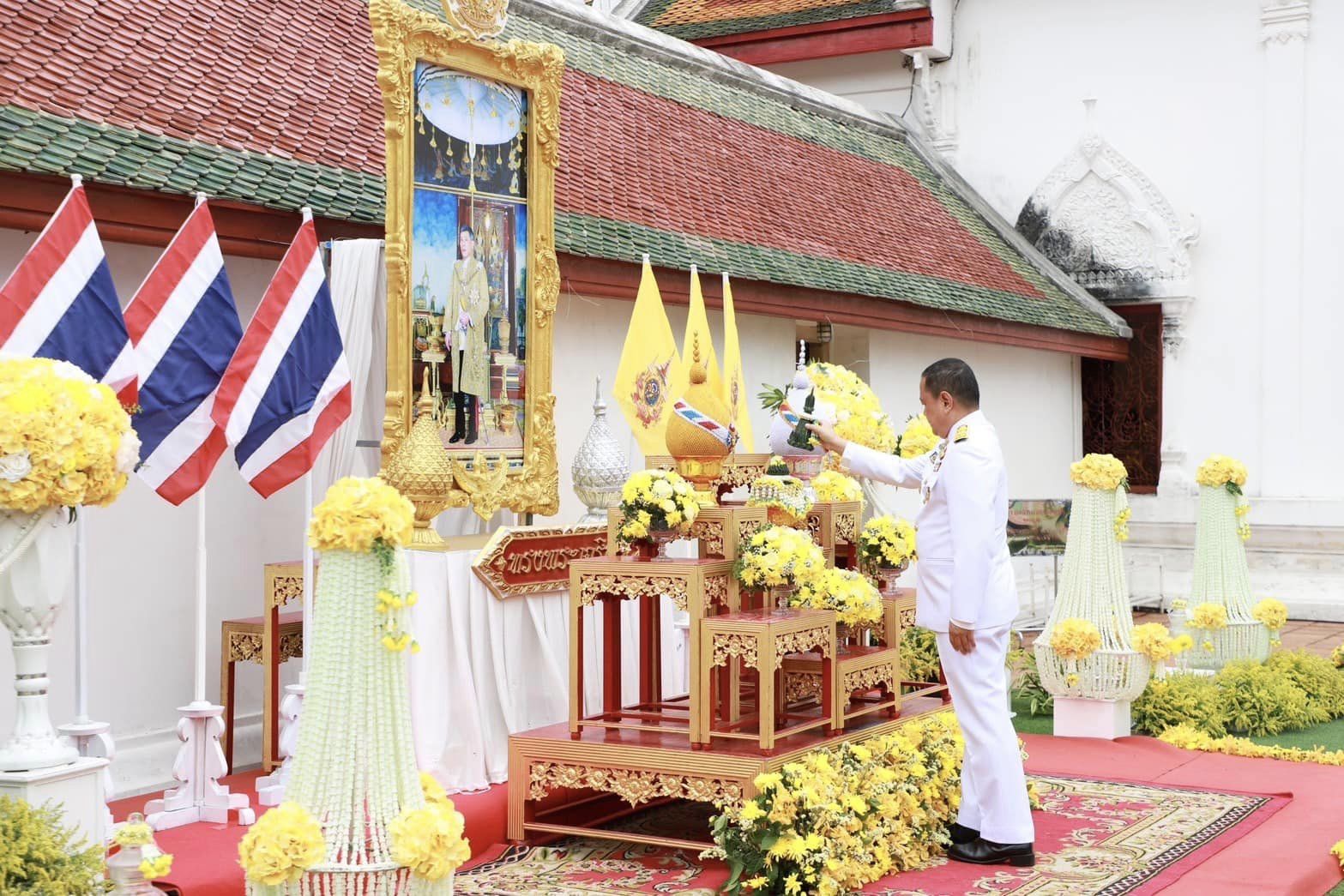 🌈อำเภอเมืองสุราษฎร์ธานี
📆วันที่ 4 กรกฎาคม 2567
🕗เวลา 14.00 - 16.00 น.
           🟡นายสิทธิชัย ไทยเจริญ นายอำเภอเมืองสุราษฎร์ธานี ได้เข้าร่วมพิธีพลีกรรมตักน้ำจากแหล่งน้ำศักดิ์สิทธิ์ ณ วัดพระบรมธาตุไชยาราชวรวิหาร อำเภอไชยา จังหวัดสุราษฎร์ธานี เพื่อเชิญไปประกอบพิธีเสกน้ำพระพุทธมนต์ศักดิ์สิทธิ์ เนื่องในโอกาสพระราชพิธีมหามงคลเฉลิมพระชนมพรรษา 6 รอบ 28 กรกฎาคม 2567 
           🟡โดยมีนายเจษฎา จิตรัตน์ ผู้ว่าราชการจังหวัดสุราษฎร์ธานี เป็นประธานประกอบพิธีร่วมกับพราหมณ์บัณฑิตและคณะ เมื่อถึงมงคลฤกษ์ในเวลา 14.49 น.ผู้ว่าราชการจังหวัดสุราษฎร์ธานี เริ่มทำพิธีตักน้ำจากบ่อน้ำศักดิ์สิทธิ์ หน้าวิหารหลวงวัดพระบรมธาตุไชยาราชวรวิหาร ใส่ขันสาคร จำนวน 19 ครั้ง แล้วปิดฝาขันสาครห่อด้วยผ้าขาว ผูกริบบิ้นสีขาว แล้วเชิญขันสาครและที่ตักน้ำไปยังวิหารหลวง เพื่อเตรียมประกอบพิธีเสกน้ำพระพุทธมนต์ศักดิ์สิทธิ์ และพิธีเวียนเทียนสมโภชน้ำพระพุทธมนต์ศักดิ์สิทธิ์ ในวันอาทิตย์ที่ 7 กรกฎาคม 2567 และวันจันทร์ที่ 8 กรกฎาคม 2567 อย่างสมพระเกียรติ จากนั้นจะเคลื่อนขบวนอัญเชิญคนโทน้ำพุทธมนต์ศักดิ์สิทธิ์ เข้าไปเก็บรักษาไว้ที่ กระทรวงมหาดไทย เพื่อใช้ประกอบพระราชพิธีต่อไป
           🟡พิธีการในครั้งนี้ มีนางดาเรส จิตรัตน์ นายกเหล่ากาชาดจังหวัดสุราษฎร์ธานี รองผู้ว่าราชการจังหวัดสุราษฎร์ธานี หัวหน้าส่วนราชการ ข้าราชการทุกหมู่เหล่าและประชาชนในพื้นที่ ร่วมพิธีเป็นจำนวนมาก