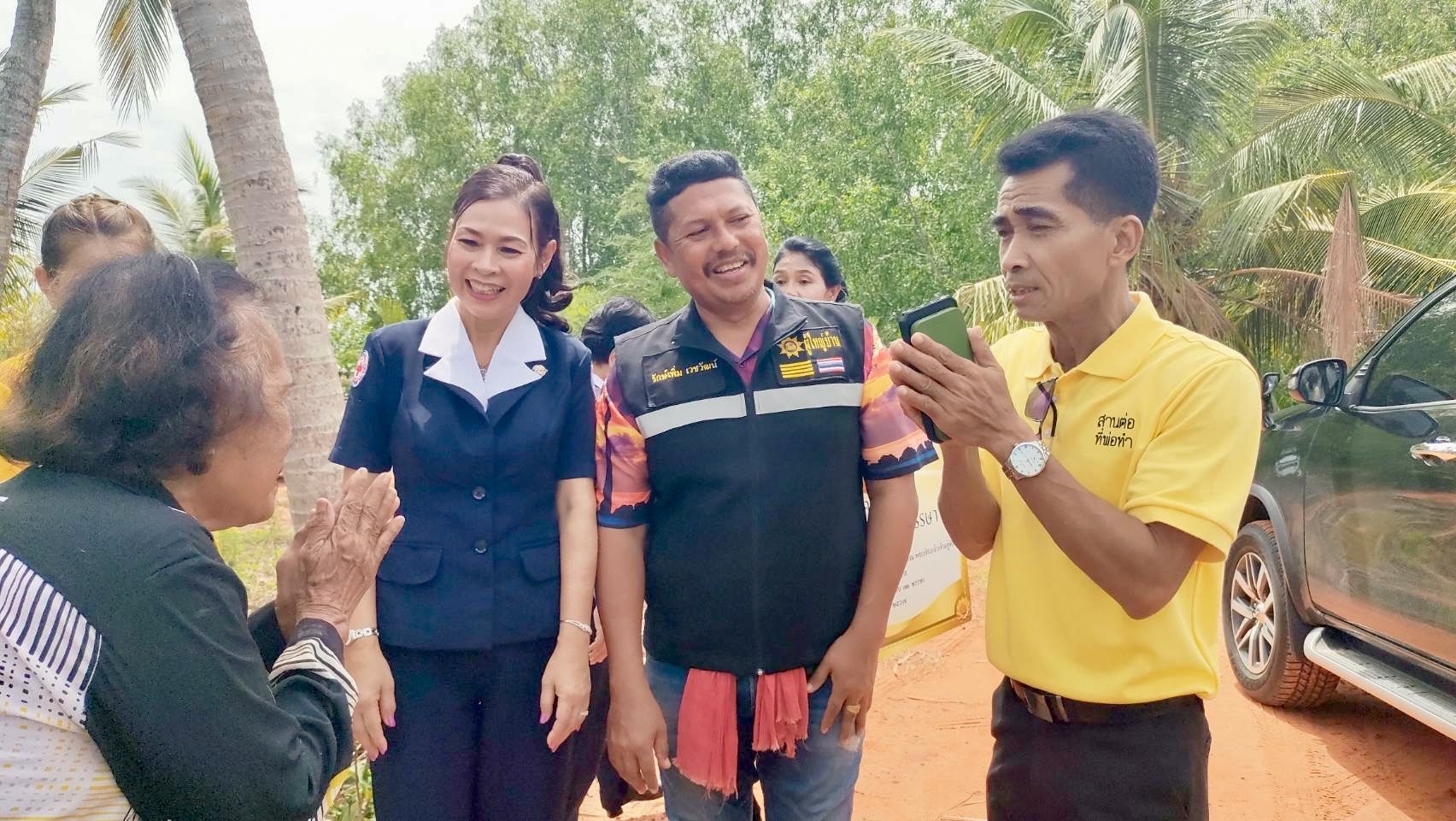 🌈อำเภอเมืองสุราษฎร์ธานี
📆วันที่ 1 กรกฎาคม 2567
🕗เวลา 09.00 น.
           🔷นายสิทธิชัย ไทยเจริญ นายอำเภอเมืองสุราษฎร์ธานี ร่วมลงพื้นที่ตรวจเยี่ยมและให้การต้อนรับ นางวรรณรดา ไทยเจริญ รองนายกเหล่ากาชาดจังหวัดสุราษฎร์ พร้อมคณะฯ ในการลงพื้นที่เยี่ยม มอบทุนยังชีพและเครื่องอุปโภคบริโภคให้แก่ผู้สูงอายุ ตามโครงการ "ปันน้ำใจ ผู้สูงวัย เฉลิมพระเกียรติ 72 พรรษา" เพื่อเฉลิมพระเกียรติ พระบาทสมเด็จพระปรเมนทรรามาธิบดีศรีสินทร มหาวชิราลงกรณ พระวชิรเกล้าเจ้าอยู่หัว พระบรมราชูปถัมภก สภากาชาดไทย ทรงเจริญพระชนมพรรษาครบ 6 รอบ 72 พรรษา วันที่ 28 กรกฎาคม 2567 ในพื้นที่อำเภอเมืองสุราษฎร์ธานี จำนวน 10 ราย ดังนี้
               1. นางสาวกิ้มเซี่ยน หิรัญรัตนธรรม อายุ 97 ปี 
               2. นายประพันธ์ แดงมา อายุ 77 ปี
               3. นางประดับ เนียมทับ อายุ 87 ปี 
               4. นางอมร ถาวรสุข อายุ 78 ปี 
               5. นางฟ้าเลี่ยน ทิพย์ประพันธ์กุล อายุ 70 ปี 
               6. นายประพิศ รัดพลัด อายุ 74 ปี
               7. นางผิน เสน่ห์รัม อายุ 83 ปี 
               8. นางประพิศ แก้วเหล็ก อายุ 84 ปี 
               9. นางแดง แซ่ด่าน อายุ 93 ปี 
             10. นางพเยาว์ จันทร์ปรุง อายุ 70 ปี 
           🔷ในการนี้ มีปลัดอำเภอ นักวิชาการพัฒนาชุมชน ผู้บริหารองค์กรปกครองส่วนท้องถิ่น กำนัน ผู้ใหญ่บ้าน ผู้ช่วยผู้ใหญ่บ้าน เจ้าหน้าที่โรงพยาบาลส่งเสริมสุขภาพตำบล อสม. ชรบ. ให้การต้อนรับ อำนวยความสะดวก และร่วมลงพื้นที่ในครั้งนี้ด้วย