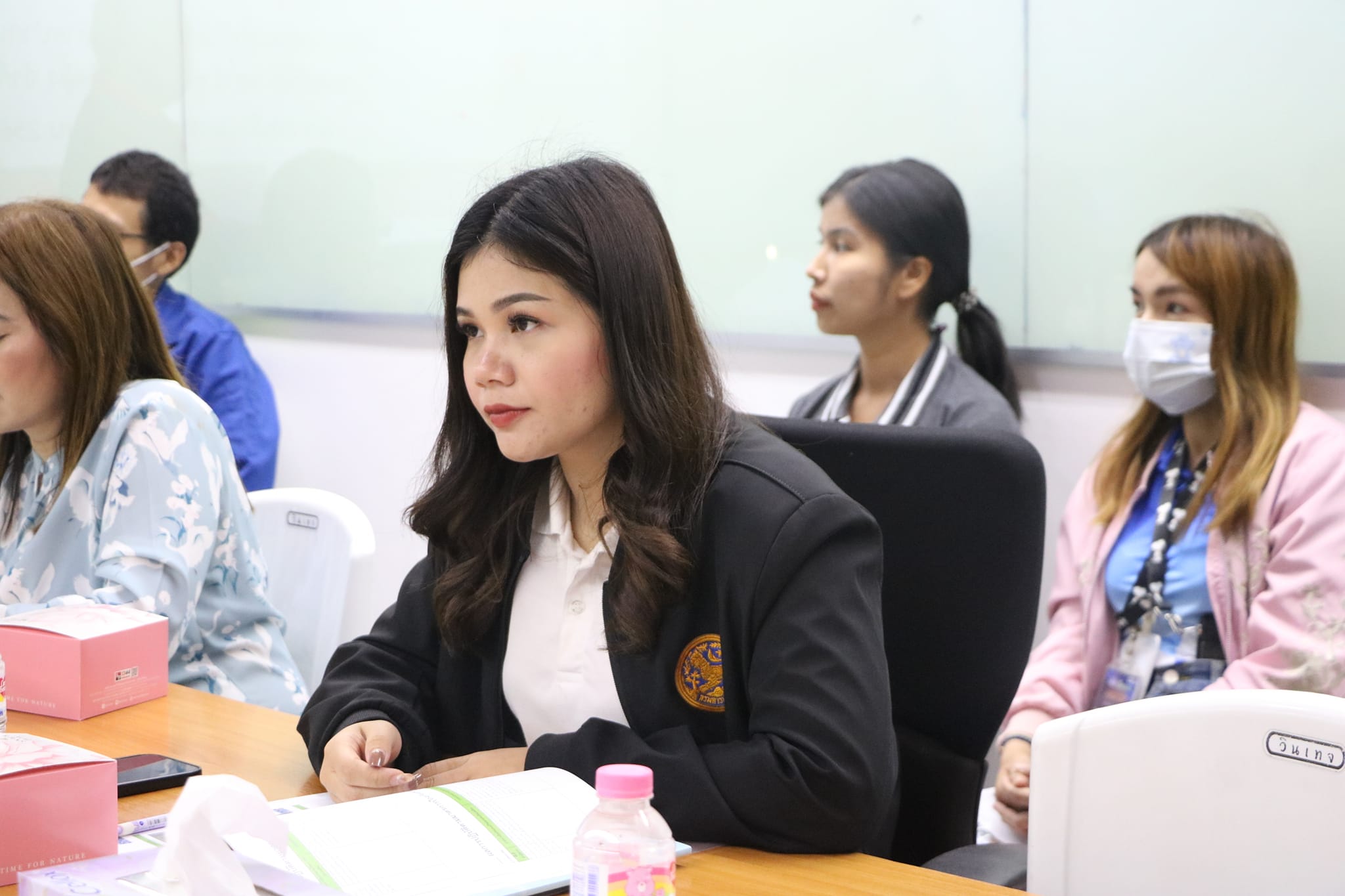 🌈อำเภอเมืองสุราษฎร์ธานี
📆วันที่ 29 มิถุนายน 2567
🕗เวลา 09.30 น.
           🔷นายสิทธิชัย ไทยเจริญ นายอำเภอเมืองสุราษฎร์ธานี ได้มอบหมายให้ นางสาวกนิษฐา หมุกแก้ว ปลัดอำเภองานสำนักงาน ฯ เข้าร่วมประชุม และเยี่ยมชมระบบความปลอดภัย ในเรื่องกำหนดการนำเสนอผลการติดตามตรวจสอบการปฏิบัติตามแผนด้านสิ่งแวดล้อมและกิจกรรมการศึกษาดูงานในพื้นที่ โครงการวางท่อส่งน้ำมันลอดผ่านถนนสายปากน้ำ (ระยะดำเนินการ) ของบริษัท สตาร์ ฟูเอลส์ มาร์เก็ตติ้ง จำกัด ประจำปี 2567 ณ ห้องประชุมคลังน้ำมันร่วมฯ สตาร์ ฟูเอลส์ มาร์เก็ตติ้ง - บางจาก สุราษฎร์ธานี เพื่อรับฟังความคิดเห็น สร้างความรู้ความเข้าใจ ต่อประชาชนในชุมชนและหน่วยงานที่เกี่ยวข้อง 
           🔷โดยมี สำนักงานสาธารณสุขจังหวัดสุราษฎร์ธานี เทศบาลนครสุราษฎร์ธานี  สมาชิกสภาเทศบาล ประธานชุมชนปากน้ำ คณะกรรมการและสมาชิกในชุมชนปากน้ำ และประชาชนในพื้นที่ที่เกี่ยวข้อง เข้าร่วมการประชุมในครั้งนี้ด้วย