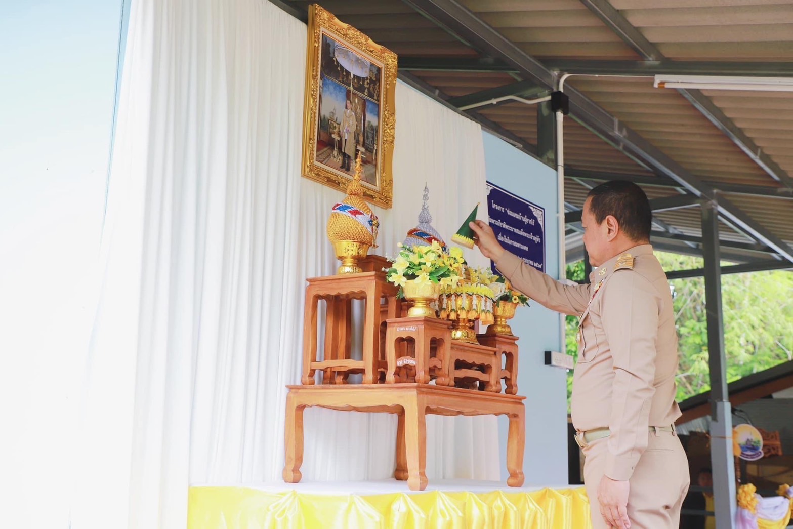 🌈อำเภอเมืองสุราษฎร์ธานี
📆วันที่ 18 มิถุนายน 2567
🕗เวลา 14.00 น.
           🔷นายสิทธิชัย ไทยเจริญ นายอำเภอเมืองสุราษฎร์ธานี พร้อมด้วย นางสาวปรีหทัย บุญทอง ปลัดอำเภอ นางสาวกนิษฐา หมุกแก้ว ปลัดอำเภอ และเจ้าหน้าที่ปกครอง ร่วมอำนวยการจัดเตรียมความพร้อมและให้การต้อนรับ นายเจษฎา จิตรัตน์ ผู้ว่าราชการจังหวัดสุราษฎร์ธานี พร้อมด้วย นางดาเรศ จิตรัตน์ นายกเหล่ากาชาดจังหวัดสุราษฎร์ธานี นางวรรณรดา ไทยเจริญ รองนายกเหล่ากาชาดจังหวัดสุราษฎร์ธานี กรรมการและสมาชิกเหล่ากาชาดจังหวัดสุราษฎร์ธานี ในการลงพื้นที่อำเภอเมืองสุราษฎร์ธานี มอบบ้านให้กับผู้ยากไร้ โครงการ “ซ่อมแซมบ้านผู้ยากไร้ เฉลิมพระเกียรติ พระบาทสมเด็จพระวชิรเกล้าเจ้าอยู่หัว พระบรมราชูปถัมภก สภากาชาดไทย ทรงเจริญพระชนมพรรษาครบ 6 รอบ 72 พรรษา 28 กรกฎาคม 2567 ” ราย นายจำลอง ผ่องแผ้ว ณ บ้านเลขที่ 91 หมู่ที่ 1 ตำบลบางใบไม้ อำเภอเมืองสุราษฎร์ธานี จังหวัดสุราษฎร์ธานี
           🔷ในการนี้ นายเจษฎา จิตรัตน์ ผู้ว่าราชการจังหวัดสุราษฎร์ธานี ให้เกียรติเป็นประธานในการมอบบ้านตามโครงการฯ ดังกล่าว โดยมี ผู้บริหารองค์กรปกครองส่วนท้องถิ่น กำนัน ผู้ใหญ่บ้านฯลฯ และภาคีเครือข่ายในพื้นที่ให้การต้อนรับและเข้าร่วมกิจกรรมโดยพร้อมเพรียงกัน