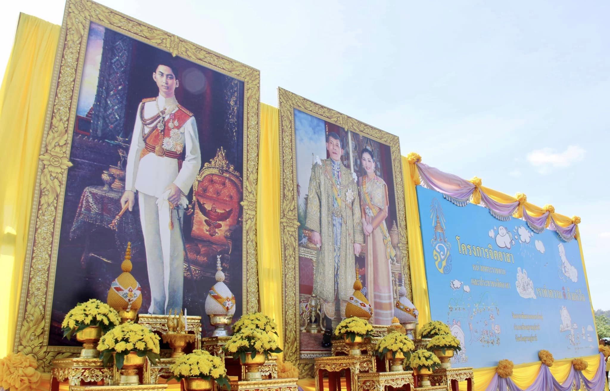 🌈อำเภอเมืองสุราษฎร์ธานี
📆วันที่ 5 มิถุนายน 2567
🕗เวลา 09.30 น.
           🔷นายสิทธิชัย ไทยเจริญ นายอำเภอเมืองสุราษฎร์ธานี มอบหมายให้ ส.ต.อ.สุริยา ชูรินทร์ ปลัดอำเภอ นางสาวกนิษฐา หมุกแก้ว ปลัดอำเภอ หัวหน้าส่วนราชการระดับอำเภอ พนักงาน ลูกจ้าง สมาชิก อส. นักศึกษาฝึกประสบการณ์วิชาชีพ และประชาชนจิตอาสา เข้าร่วมกิจกรรมจิตอาสาพัฒนาเนื่องในวันอานันทมหิดล และวันสิ่งแวดล้อมโลก ประจำปี 2567 โดยเทศบาลนครสุราษฎร์ธานีบูรณาการร่วมกับศูนย์อำนวยการจิตอาสาพระราชทานจังหวัดสุราษฎร์ธานี จัดขึ้น ณ บริเวณสะพาน รพช. คลองบางใหญ่ อำเภอเมืองฯ จังหวัดสุราษฎร์ธานี
           🔷ทั้งนี้เพื่อร่วมแสดงออกถึงความจงรักภักดี แด่พระบาทสมเด็จพระเจ้าอยู่หัว อานันทมหิดล ล้นเกล้ารัชกาลที่ 8  และเพื่อน้อมสำนึกในพระมหากรุณาธิคุณ ที่พระบาทสมเด็จพระปรเมนทรรามาธิบดีศรีสินทร มหาวชิราลงกรณ พระวชิรเกล้าเจ้าอยู่หัว  ทรงพระราชทานโครงการจิตอาสาพระราชทาน  ด้วยทรงมุ่งหวังให้พสกนิกรทุกหมู่เหล่า ปรองดอง สามัคคี  ร่วมมือร่วมใจ ประกอบกิจกรรมสาธารณะเพื่อประโยชน์สุขของชุมชนส่วนรวม  โดยไม่หวังสิ่งตอบแทน ให้มีความรักความผูกพันของ 4 สถาบันหลักของชาติ คือ สถาบันชาติ สถาบันศาสนา สถาบันพระมหากษัตริย์ และประชาชน โดยมีกิจกรรมการปล่อยพันธุ์สัตว์น้ำ การปลูกต้นไม้ การกำจัดวัชพืช เก็บขยะริมคลอง และโยน EM BALL เพื่อปรับปรุงและฟื้นฟูคุณภาพน้ำ โดยเน้นกระบวนการมีส่วนร่วมของ ประชาชน และภาคีเครือข่ายด้านสิ่งแวดล้อม  สอดคล้องกับแผนยุทธศาสตร์ชาติ 20 ปี ยุทธศาสตร์ที่ 4.5 ด้านการสร้างการเติบโตบนคุณภาพชีวิตที่เป็นมิตรกับสิ่งแวดล้อมล
           🔷โดยมีนายนันธวัช เจริญวรรณ รองผู้ว่าราชการจังหวัดสุราษฎร์ธานี (รองผู้อำนวยการศูนย์จิตอาสาพระราชทานจังหวัดสุราษฎร์ธานี) เป็นประธานในพิธี พร้อมด้วย หัวหน้าส่วนราชการ หน่วยงานภาครัฐ ภาคเอกชน และประชาชนจิตอาสา ร่วมกิจกรรมดังกล่าวโดยพร้อมเพรียงกัน