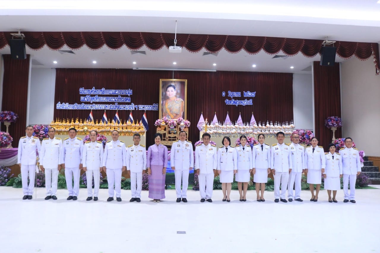 🌈อำเภอเมืองสุราษฎร์ธานี
📆วันที่ 3 มิถุนายน 2567
🕗เวลา 17.00 น.
           🔶นายสิทธิชัย ไทยเจริญ นายอำเภอเมืองสุราษฎร์ธานี พร้อมด้วย นางสาวปรีหทัย บุญทอง ปลัดอำเภอ นางสาวกนิษฐา หมุกแก้ว ปลัดอำเภอและนายพิเชษฐ เริ่มสุกรีย์ พนักงานราชการ ได้เข้าร่วมพิธีถวายเครื่องราชสักการะ วางพานพุ่ม และพิธีจุดเทียนถวายพระพรชัยมงคล สมเด็จพระนางเจ้าพระบรมราชินี เนื่องในโอกาสวันเฉลิมพระชนมพรรษา 3 มิถุนายน 2567 เบื้องหน้าพระฉายาลักษณ์ฯ ณ อาคารศูนย์การประชุมสัมมนาภาคใต้ตอนบน ศาลากลางจังหวัดสุราษฎร์ธานี 
           🔶โดยพิธีการดำเนินไปตามลำดับดังนี้ ผู้ว่าราชการจังหวัดสุราษฎร์ธานี ได้นำกล่าวถวายพระพรชัยมงคล และร่วมร้องเพลง “สรรเสริญพระบารมี” จากนั้น ผู้ว่าราชการจังหวัดสุราษฎร์ธานี พร้อมด้วย ประธานแม่บ้านมหาดไทยจังหวัดสุราษฎร์ธานี ได้จุดเทียนถวายพระพรชัยมงคลพร้อมกับร้องเพลง “สดุดีจอมราชา” และนำกล่าว "ทรงพระเจริญ" 3 ครั้ง โดยข้าราชการ เจ้าหน้าที่ ตลอดจนพสกนิกรทุกหมู่เหล่า ที่เข้าร่วมพิธี ต่างปลื้มปีติเป็นล้นพ้นที่ได้มาร่วมกันแสดงความจงรักภักดีและน้อมสำนึกในพระมหากรุณาธิคุณอันหาที่สุดมิได้
           🔶โดยมีนายเจษฎา จิตรัตน์ ผู้ว่าราชการจังหวัดสุราษฎร์ธานี พร้อมด้วยนางดาเรศ จิตรัตน์ ประธานแม่บ้านมหาดไทยจังหวัดสุราษฎร์ธานี รองผู้ว่าราชการจังหวัดสุราษฎร์ธานี หัวหน้าส่วนราชการ หน่วยงานภาครัฐ ภาคเอกชน และประชาชนจิตอาสา ร่วมพิธีดังกล่าวโดยพร้อมเพรียงกัน