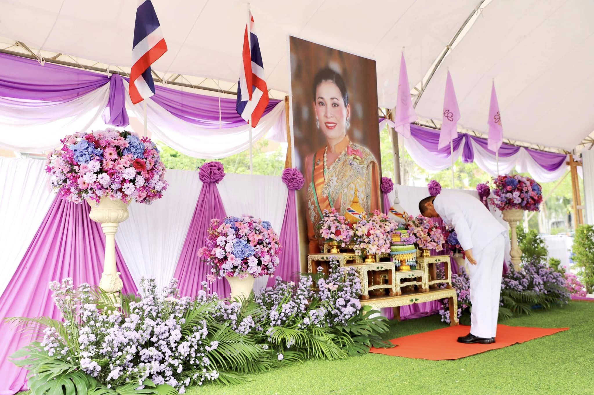 🌈อำเภอเมืองสุราษฎร์ธานี
📆วันที่ 3 มิถุนายน 2567
🕗เวลา 07.30 น.
           🔶นายสิทธิชัย ไทยเจริญ นายอำเภอเมืองสุราษฎร์ธานี และนางวรรณรดา ไทยเจริญ รองนายกเหล่ากาชาดจังหวัดสุราษฎร์ธานี พร้อมด้วย นางสาวปรีหทัย บุญทอง ปลัดอำเภอ นางสาวกนิษฐา หมุกแก้ว ปลัดอำเภอ ส่วนราชการะดับอำเภอ พนักงาน ลูกจ้าง กำนัน ผู้ใหญ่บ้าน สมาชิก อส. และประชาชนในพื้นที่อำเภอ ได้เข้าร่วมพิธีทำบุญตักบาตรถวายพระราชกุศล  เนื่องในโอกาสวันเฉลิมพระชนมพรรษา สมเด็จพระนางเจ้าฯ พระบรมราชินี  3 มิถุนายน 2567  ที่จัดขึ้น ณ บริเวณสนามหน้าศาลากลางจังหวัดสุราษฎร์ธานี เพื่อแสดงออกถึงความจงรักภักดี  และสำนึกในพระมหากรุณาธิคุณอย่างหาที่สุดมิได้  ตลอดจนเพื่อความเป็นสิริมงคลต่อตนเอง ครอบครัว และประเทศชาติ
           🔶โดยมีนายเจษฎา จิตรัตน์ ผู้ว่าราชการจังหวัดสุราษฎร์ธานี พร้อมด้วยนางดาเรศ จิตรัตน์ ประธานแม่บ้านมหาดไทยจังหวัดสุราษฎร์ธานี รองผู้ว่าราชการจังหวัดสุราษฎร์ธานี หัวหน้าส่วนราชการ  หน่วยงานภาครัฐ  ภาคเอกชน  และพ่อค้าประชาชนทุกหมู่เหล่า ร่วมพิธีดังกล่าวโดยพร้อมเพรียงกัน