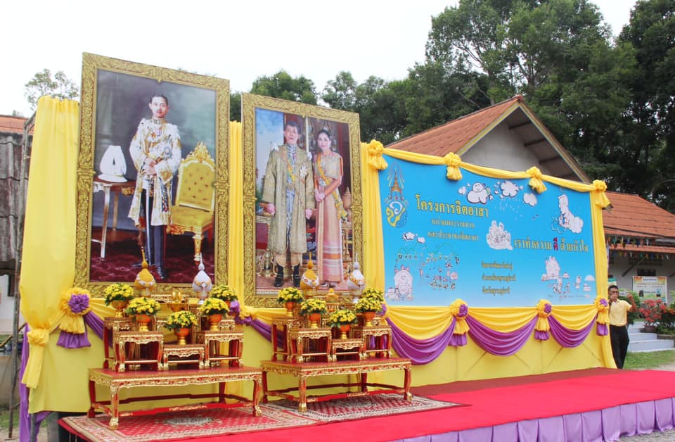 🌈อำเภอเมืองสุราษฎร์ธานี
📆วันที่ 30 พฤษภาคม 2567
🕗เวลา 09.30 - 12.00 น.
          🔷นายสิทธิชัย ไทยเจริญ นายอำเภอเมืองสุราษฎร์ธานี ได้มอบหมายให้นางสาวกนิษฐา หมุกแก้ว ปลัดอำเภองานสำนักงาน ฯ พร้อมด้วยหัวหน้าส่วนราชการระดับอำเภอ พนักงานราชการ สมาชิก อส. กำนัน ผู้ใหญ่บ้าน ตำบลขุนทะเล นักศึกษาฝึกประสบการณ์วิชาชีพ และประชาชนจิตอาสา เข้าร่วมกิจกรรมจิตอาสาพัฒนาและจิตอาสาบริการ เนื่องในโอกาสวันพระบาทสมเด็จพระปกเกล้าเจ้าอยู่หัว ที่จัดขึ้น ณ วัดท่าอู่ ตำบลขุนทะเล อำเภอเมืองสุราษฎร์ธานี จังหวัดสุราษฎร์ธานี
          🔷โดยกิจกรรมในครั้งนี้ประกอบด้วย การเก็บกวาดขยะ  ตัดแต่งกิ่งไม้ พัฒนาทำความสะอาดบริเวณโดยรอบวัด และกิจกรรมจิตอาสาให้บริการประชาชน บริการเช็คซ่อม เปลี่ยนถ่ายน้ำมันเครื่องรถจักรยานยนต์ และบริการตัดผมฟรี เพื่อถวายเป็นพระราชกุศลและร่วมกันแสดงออกถึงความจงรักภักดี น้อมรำลึกถึงพระมหากรุณาธิคุณอันหาที่สุดมิได้ 
          🔷โดยมีนายนันธวัช เจริญวรรณ รองผู้ว่าราชการจังหวัดสุราษฎร์ธานี (รองผู้อำนวยการศูนย์จิตอาสาพระราชทานจังหวัดสุราษฎร์ธานี) พร้อมด้วยนางนางวรรณรดา ไทยเจริญ รองนายกเหล่ากาชาดจังหวัดสุราษฎร์ธานี หัวหน้าส่วนราชการ หน่วยงานภาครัฐ ภาคเอกชน และประชาชนจิตอาสา ร่วมกิจกรรมดังกล่าวโดยพร้อมเพรียงกัน