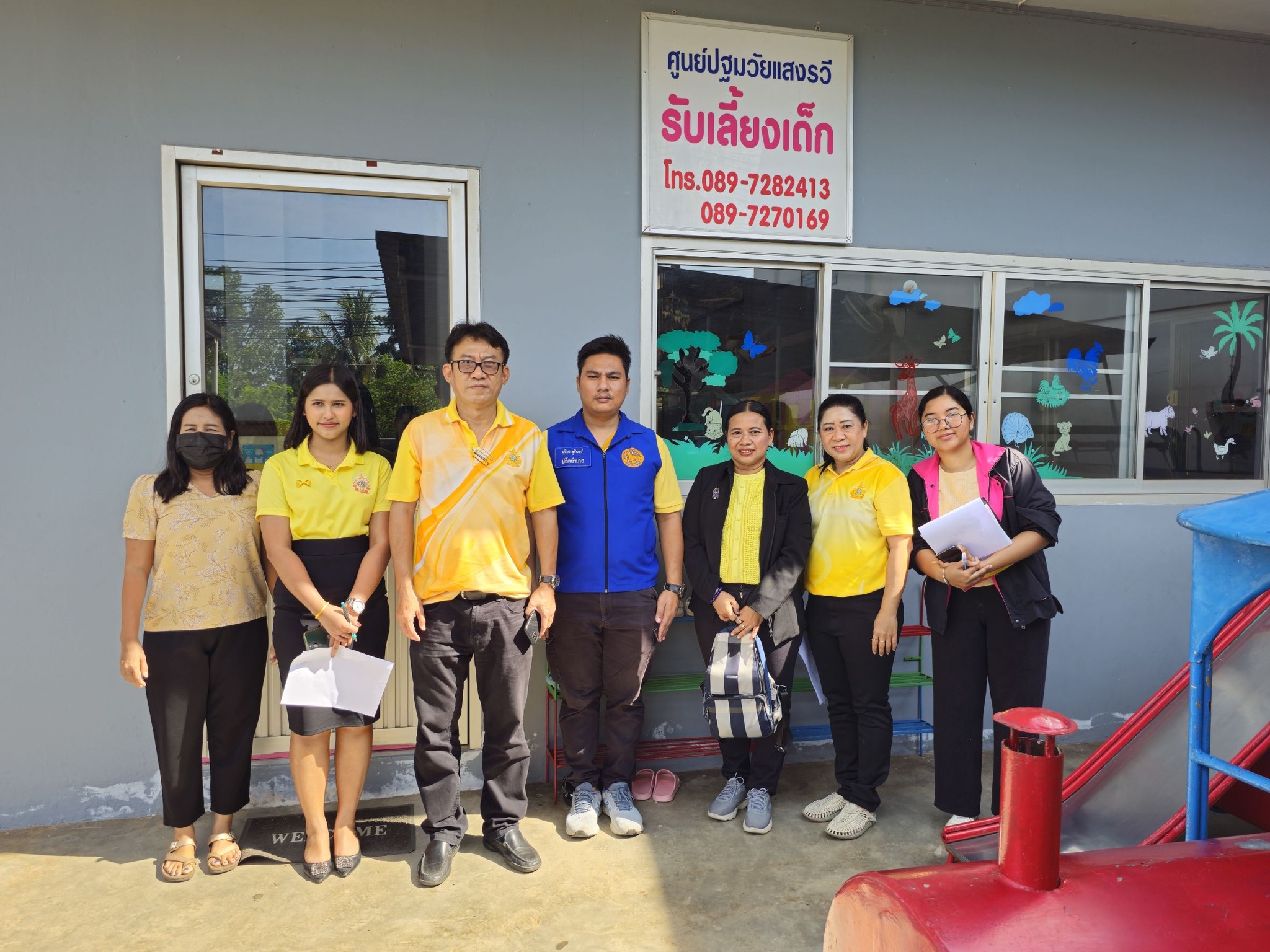 🌈อำเภอเมืองสุราษฎร์ธานี
📆วันที่ 27 พฤษภาคม 2567
🕗เวลา 08.30 น.
           🔷นายสิทธิชัย ไทยเจริญ นายอำเภอเมืองสุราษฎร์ธานี สั่งการให้นายเลอชาย สยังกูล ปลัดอำเภอหัวหน้ากลุ่มงานบริการปกครอง มอบหมายให้ สิบตำรวจเอกสุริยา ชูรินทร์ ปลัดอำเภอฝายความมั่นคง ร่วมกับสำนักงานพัฒนาสังคมและความมั่นคงของมนุษย์จังหวัดสสุราษฎร์ธานี ศึกษาธิการจังหวัดสุราษฎร์ธานี สาธารณสุขอำเภอเมืองสุราษฎร์ธานี เทศบาลนครสุราษฎร์ธานี ลงพื้นที่ตรวจสถานเลี้ยงเด็กในอำเภอเมืองสุราษฎร์ธานี ดังนี้
               1.บ้านเด็กเล็ก เลขที่ 3/1 ถ.ราษฎร์อุทิศ ต.ตลาด อ.เมืองสุราษฎร์ธานี จ.สุราษฎร์ธานี
               2.บ้านเด็กน่ารัก เลขที่ 26/15 ม.5 ถ.ตลาดล่าง-บางกุ้ง อ.เมืองสุราษฎร์ธานี จ.สุราษฎร์ธานี 
               3.ศูนย์รับเลี้ยงเด็กปฐมวัยแสงระวี เลขที่ 7/54 ถ.ราษฎร์บํารุง ต.ตลาด อ.เมืองสุราษฎร์ธานี จ.สุราษฎร์ธานี
               4.พูนทรัพย์เนอสเซอรี่ เลขที่ 49 ถ.มิตรเกษม ต.ตลาด อ.เมืองสุราษฎร์ธานี จ.สุราษฎร์ธานี 
               5.สุขสบายเนอสเซอรี่ เลขที่ 51/64 ม.3 ถ.พ่อขุนทะเล ต.มะขามเตี้ย อ.เมืองสุราษฎร์ธานี จ.สุราษฎร์ธานี
               6.เปี่ยมรักเนอสเซอรี่ เลขที่ 23/35 ม.3 ถ.พ่อขุนทะเล ต.มะขามเตี้ย อ.เมืองสุราษฎร์ธานี จ.สุราษฎร์ธานี
           🔷การลงพื้นที่ตรวจสอบเป็นไปด้วยความเรียบร้อย และบรรลุวัตถุประสงค์ในทุกสถานที่