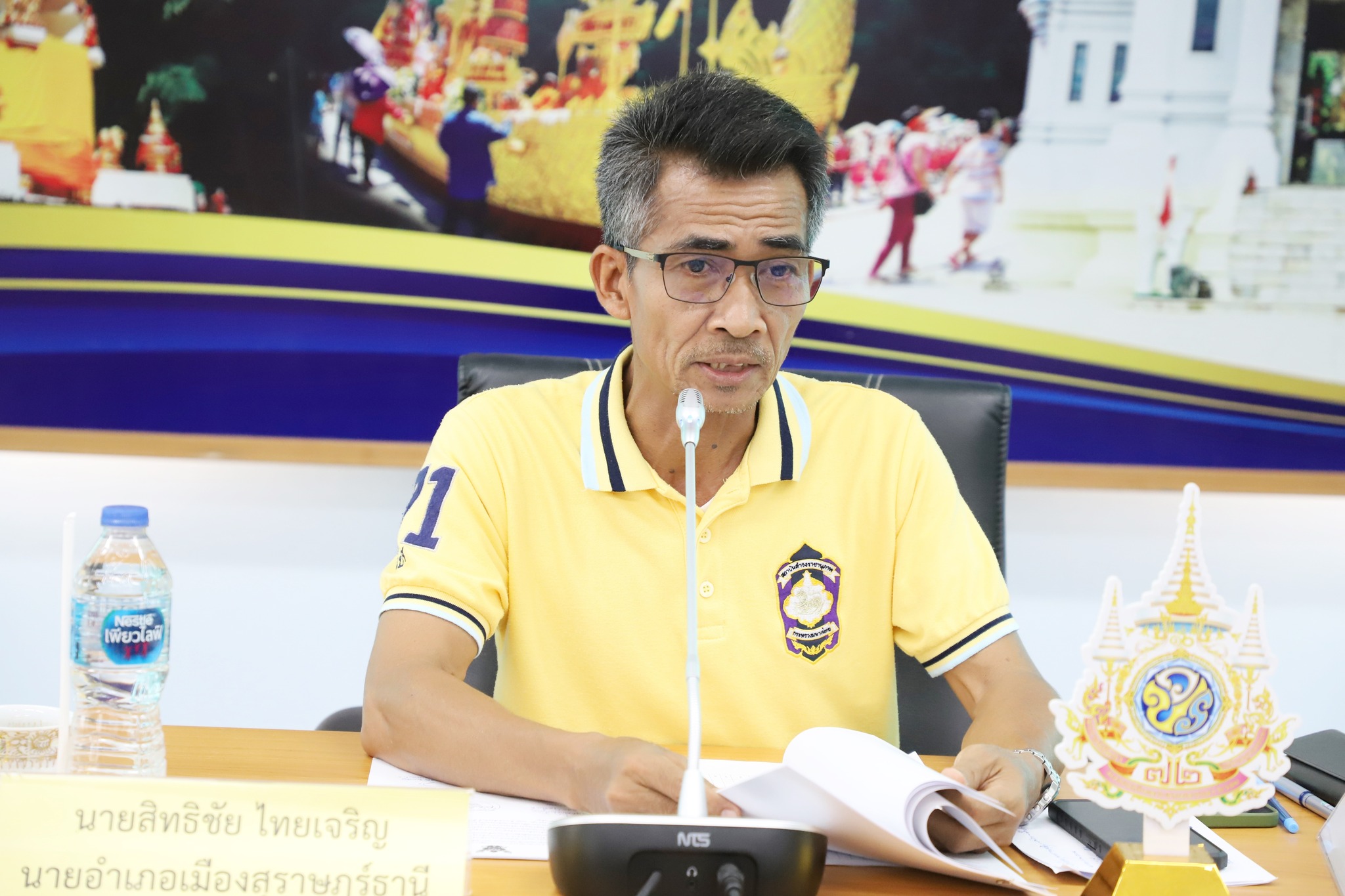 🌈อำเภอเมืองสุราษฎร์ธานี
📆วันที่ 7 พฤษภาคม 2567
🕗เวลา 09:00 น 
           🔷นายสิทธิชัย ไทยเจริญ นายอำเภอเมืองสุราษฎร์ธานี เป็นประธานการประชุมคณะอนุทำงานบูรณาการขนส่งสาธารณะจังหวัดสุราษฎร์ธานี ด้านพื้นที่อำเภอเมืองสุราษฎร์ธานี  ซึ่งคณะอนุทำงานบูรณาการขนส่งสาธารณะจังหวัดสุราษฎร์ธานี  มีจำนวน 4 ด้าน ประกอบด้วย ด้านกฎหมาย ด้านความมั่นคงและการข่าว ด้านพื้นที่ และด้านเทคโนโลยี  ทั้งนี้อำเภอเมืองสุราษฎร์ธานี ได้รับจัดตั้งเป็นอนุทำงานฯ ด้านพื้นที่ เพื่อกำหนดแนวทางขับเคลื่อนการแก้ไขปัญหา และพัฒนาระบบขนส่งสาธารณะ เพื่อเป็นการเตรียมการรองรับการดูแลนักท่องเที่ยวในพื้นที่อำเภอเมืองสุราษฎร์ธานี
           🔷ในที่ประชุมได้นำเสนอข้อมูลการร้องเรียน/ร้องทุกข์เกี่ยวกับปัญหาการขนส่งสาธารณะในพื้นที่อำเภอเมืองสุราษฎร์ธานี มาสรุปวิเคราะห์ปัญหา อุปสรรค ข้อจำกัดของการขนส่งสาธารณะในพื้นที่ และเรื่องมาตรการป้องกัน การแก้ไขปัญหาการขนส่งสาธารณะในพื้นที่ ได้แก่ มาตรการป้องกันและแก้ไขปัญหาการฉ้อโกงนักท่องเที่ยว  การจำหน่ายตั๋วโดยสารเกินราคา  บริการขนส่งสาธารณะเถื่อน  และการเก็บค่าโดยสารเกินราคา
           🔷โดยมีส่วนราชการระดับจังหวัด ระดับอำเภอ และผู้ประกอบการด้านขนส่งสาธารณะในพื้นที่อำเภอเมืองสุราษฎร์ธานี เข้าร่วมการประชุมโดยพร้อมเพรียงกัน