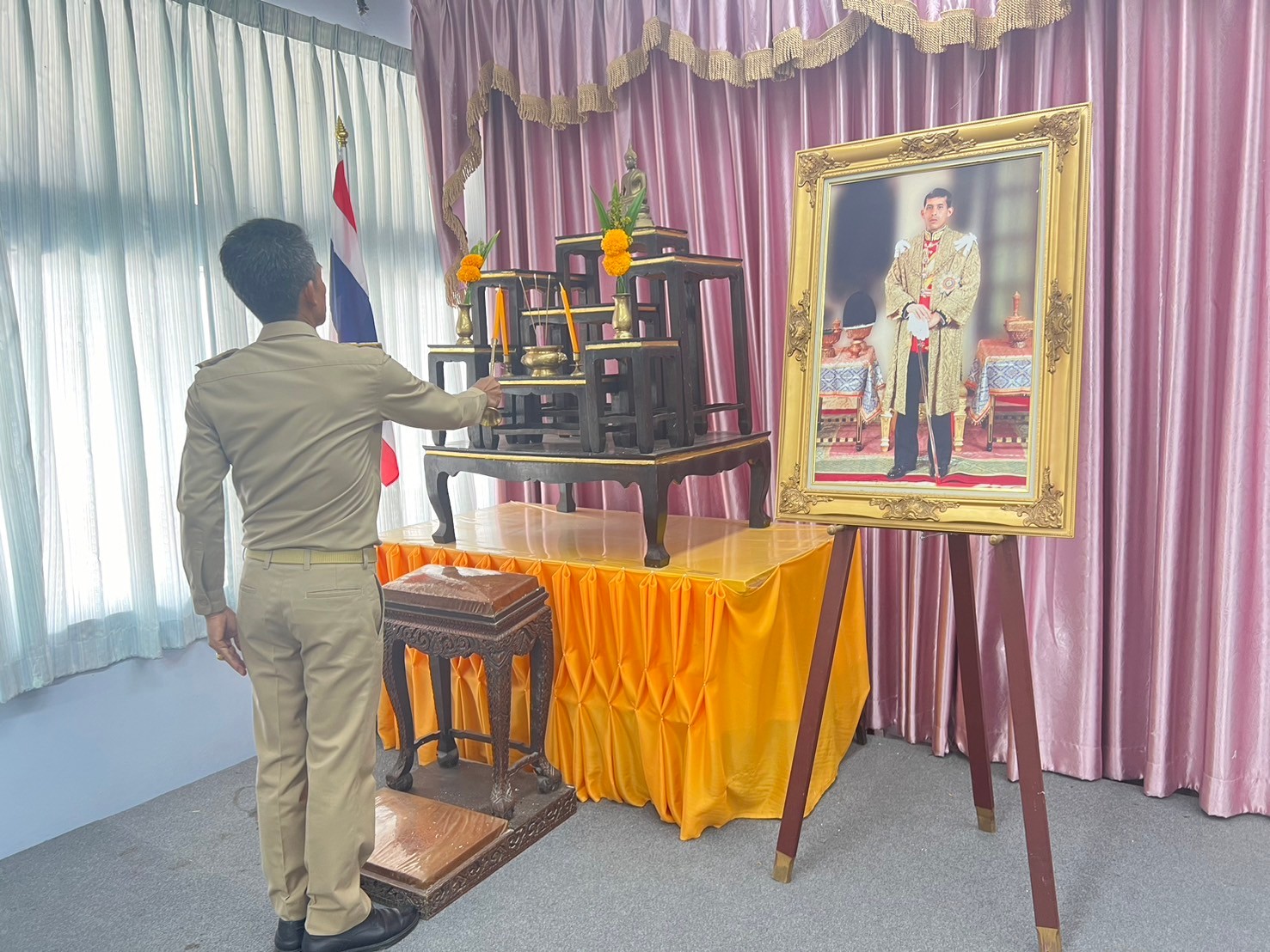 🌈อำเภอเมืองสุราษฎร์ธานี
📆วันที่ 3 พฤษภาคม 2567
🕗เวลา 09.30 - 12.00 น.
           🔶นายสิทธิชัย ไทยเจริญ นายอำเภอเมืองสุราษฎร์ธานี เป็นประธานในการประชุมกำนันผู้ใหญ่บ้านฯลฯ ประจำเดือนพฤษภาคม 2567 โดยมีหัวหน้าส่วนราชการ ปลัดอำเภอ กำนัน ผู้ใหญ่บ้าน ผู้ช่วยผู้ใหญ่บ้าน สารวัตรกำนัน และแพทย์ประจำตำบล เข้าร่วมประชุมโดยพร้อมเพรียงกัน
           🔶วาระการประชุมสำคัญ (โดยสังเขป) มีดังนี้
             1.การมอบหนังสือแสดงหลักฐานการเป็นผู้ใหญ่บ้าน ผู้ช่วยฯ
             2.การประชุมขับเคลื่อน กำกับ และติดตามมาตรการส่งเสริมคุณธรรมและความโปร่งใส และการขับเคลื่อนอำเภอคุณธรรม ภายในหน่วยงานภาครัฐระดับอำเภอ  
             3.การชี้แจงข้อราชการ ของนายอำเภอ ปลัดอำเภอ และส่วนราชการต่าง ๆ
           🔶การประชุมเป็นไปด้วยความสงบเรียบร้อย ผู้เข้าร่วมการประชุมมีความตั้งใจเพื่อรับฟังข้อสั่งการตามนโยบายสำคัญของผู้บังคับบัญชาและนำไปปฏิบัติเพื่อประโยชน์ทางราชการต่อไป