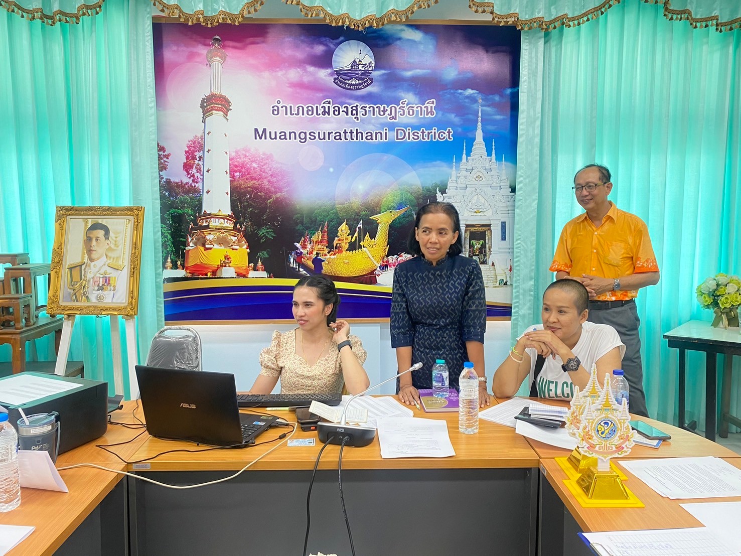 🌈อำเภอเมืองสุราษฎร์ธานี
📆วันที่ 2 พฤษภาคม 2567
🕗เวลา 13:00 น.
           🔷นายสิทธิชัย ไทยเจริญ นายอำเภอเมืองสุราษฎร์ธานี มอบหมายให้ นางสาวปรีหทัย บุญทอง ปลัดอำเภองานศูนย์ดำรงธรรม ร่วมกับ นางสารภี จีนไทย พัฒนาการอำเภอเมืองสุราษฎร์ธานี พร้อมด้วย เจ้าหน้าที่พัฒนาชุมชน ร่วมประชุมคณะกรรมการและสมาชิกกลุ่มออมทรัพย์เพื่อการผลิตบ้านท่าสน หมู่ที่ 7 ตำบลมะขามเตี้ย ณ ห้องประชุมที่ว่าการอำเภอเมืองสุราษฎร์ธานี  
           🔷เพื่อดำเนินการไกล่เกลี่ยหนี้ระหว่างคณะกรรมการและลูกหนี้กลุ่มออมทรัพย์เพื่อการผลิตบ้านท่าสน โดยเชิญลูกหนี้เข้าร่วมประชุมและรับทราบมาตรการช่วยเหลือลูกหนี้ พร้อมทั้งไกล่เกลี่ยหนี้ของลูกหนี้ที่ยังมีหนี้ค้างชำระ ให้สามารถชำระหนี้ได้ ซึ่งมีมาตรการเพื่อช่วยเหลือลูกหนี้ ได้แก่ 
             1) การหักลบกลบหนี้กับเงินสะสมของตนเองเพื่อปิดบัญชี 
             2) การหักลบกลบหนี้กับเงินสะสมของผู้ค้ำประกัน
             3) การจัดทำบันทึกรับสภาพหนี้เพื่อให้ผ่อนชำระภายในกำหนด
           🔷ทั้งนี้ ได้เน้นย้ำให้ลูกหนี้ที่ได้ทำบันทึกรับสภาพหนี้ในครั้งนี้ ได้ชำระหนี้ให้ตรงตามกำหนด เพื่อให้กลุ่มออมทรัพย์เพื่อการผลิต สามารถดำเนินการขับเคลื่อนงานได้อย่างต่อเนื่องและเป็นระเบียบ ต่อไป