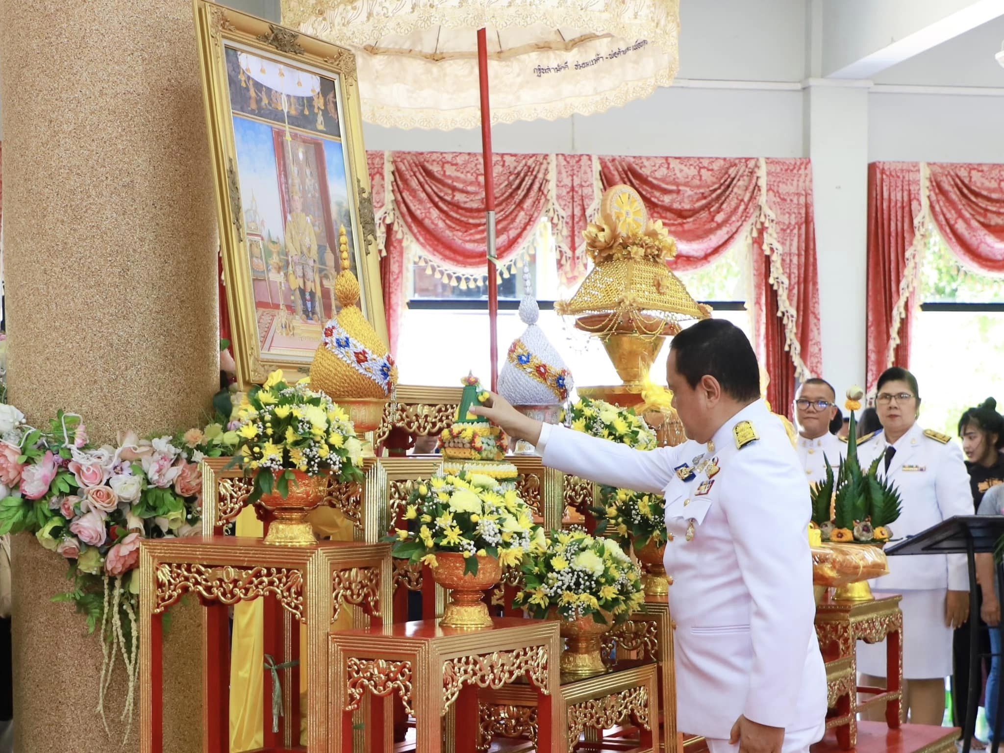 🌈อำเภอเมืองสุราษฎร์ธานี
📆วันที่ 22 เมษายน 2567
🕗เวลา 14.00 น.
           🔷นายสิทธิชัย ไทยเจริญ นายอำเภอเมืองสุราษฎร์ธานี ได้เข้าร่วมพิธีบรรพชาสามเณรภาคฤดูร้อน เฉลิมพระเกียรติพระบาทสมเด็จพระเจ้าอยู่หัว เนื่องในโอกาสมหามงคลเฉลิมพระชนมพรรษา 6 รอบ 28 กรกฎาคม 2567 ณ วัดสามัคคีผดุงพันธ์ อำเภอเมืองฯ จังหวัดสุราษฎร์ธานี 
           🔷ด้วยกระทรวงมหาดไทยได้จัดทำโครงการบรรพชาสามเณรภาคฤดูร้อน เฉลิมพระเกียรติ พระบาทสมเด็จพระเจ้าอยู่หัว เนื่องในโอกาสมหามงคลเฉลิมพระชมพรรษา 6 รอบ 28 กรกฎาคม 2567 โดยระยะเวลาบรรพชาระหว่างวันที่ 20 เมษายน วันที่ 6 พฤษภาคม 2567 ณ วัดที่จังหวัด กำหนด ทั้ง 76 จังหวัด เพื่อถวายเป็นพระราชกุศลแด่พระบาทสมเด็จพระเจ้าอยู่หัว รวมถึงเปิดโอกาสให้เด็กและเยาวชนทั่วประเทศ ได้แสดงความจงรักภักดี ความกตัญญูกตเวทีและสำนึกในพระมหากรุณาธิคุณ ทั้งนี้ในส่วนของจังหวัดสุราษฎร์ธานี กำหนดจัดกิจกรรมโครงการดังกล่าวขึ้น ณ วัดสามัคคีผดุงพันธ์ ตำบลมะขามเตี้ย อำเภอเมืองสุราษฎร์ธานี โดยมีผู้เข้าร่วมบรรพชาสามเณรจำนวน 82 รูป
            🔷โดยมี นายเจษฎา จิตรัตน์ ผู้ว่าราชการจังหวัดสุราษฎร์ธานี เป็นประธานในพิธี และได้รับความเมตตาจากพระเดชพระคุณพระราชไพศาลมุนี ที่ปรึกษาเจ้าคณะภาค 16 (ธ) เป็นประธานสงฆ์ พร้อมด้วย รองผู้ว่าราชการจังหวัดสุราษฎร์ธานี ปลัดจังหวัดสุราษฎร์ธา่นี นายอำเภอ หัวหน้าส่วนราชการ และพุทธศาสนิกชน เข้าร่วมในพิธีโดยพร้อมเพรียงกัน