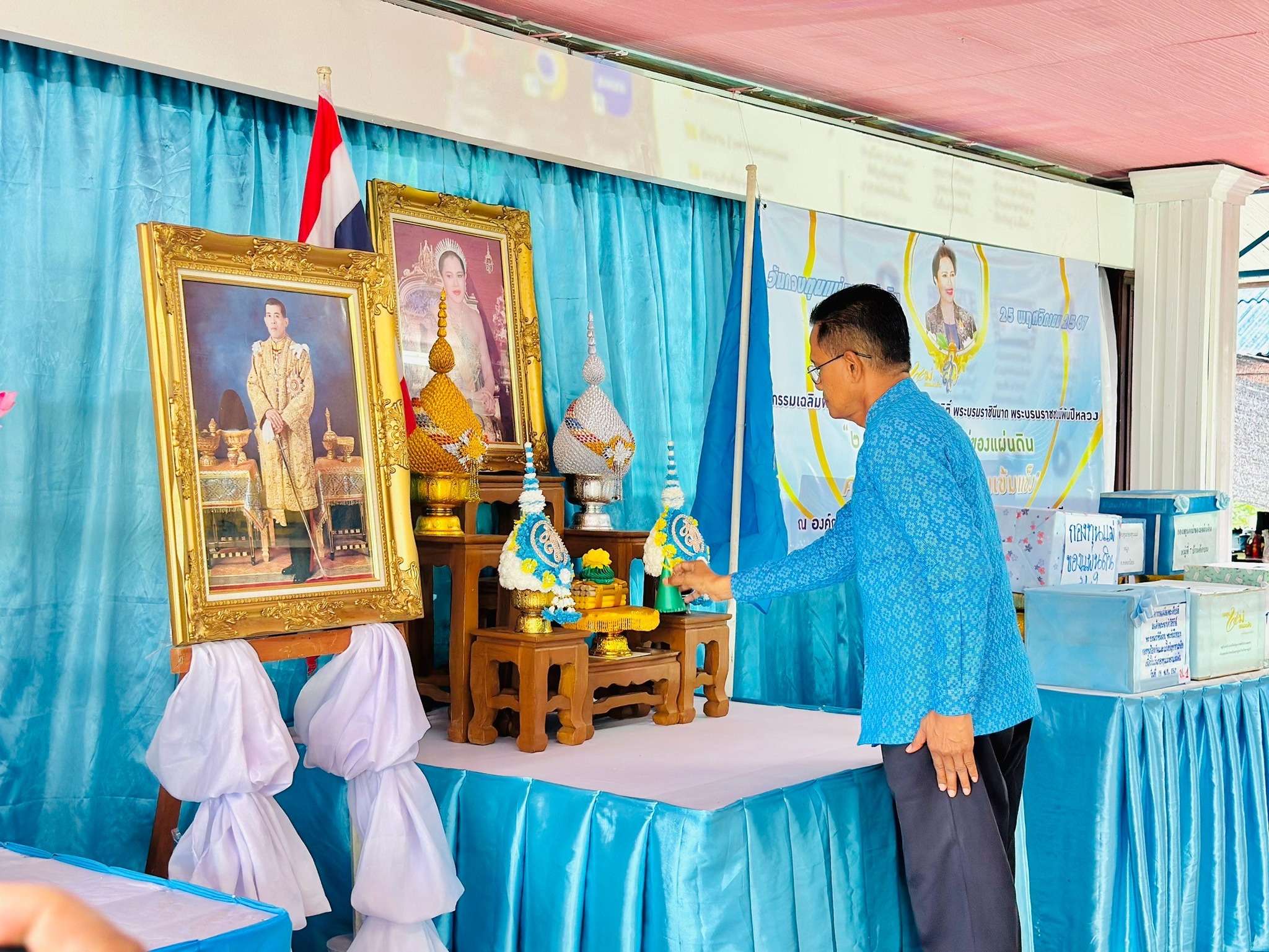 🌈ศป.ปส.อำเภอเมืองสุราษฎร์ธานี
📆วันที่ 25 พฤศจิกายน 2567
🕗เวลา 09.30 น.
           🔵นายพิษณุ นวลน้อม ปลัดอำเภอหัวหน้ากลุ่มงานบริหารงานปกครอง รักษาราชการแทนนายอำเภอเมืองสุราษฎร์ธานี เป็นประธานเปิดกิจกรรมเฉลิมพระเกียรติ สมเด็จพระนางเจ้าสิริกิติ์ พระบรมราชินีนาถ พระบรมราชชนนีพันปีหลวง เนื่องในวันกองทุนแม่ของแผ่นดิน 25 พฤศจิกายน พร้อมด้วย ส.ต.ท.สุรวิทย์ จันทวี ปลัดอำเภอฝ่ายความมั่นคง โดยมี หัวหน้าส่วนราชการ นายกองค์การบริหารส่วนตำบลคลองน้อย ผู้นำท้องที่ ผู้นำท้องถิ่น ประธานเครือข่ายกองทุนแม่ของแผ่นดินอำเภอเมืองสุราษฎร์ธานี นางสารภี จีนไทย พัฒนาการอำเภอเมืองสุราษฎร์ธานี พร้อมด้วย เจ้าหน้าที่พัฒนาชุมชน สำนักงานพัฒนาชุมชนอำเภอเมืองสุราษฎร์ธานี และ กรรมการและสมาชิกกองทุนแม่ของแผ่นดิน  กองทุนแก้ไขปัญหายาเสพติด ร่วมกิจกรรมครั้งนี้กว่า 120 คน ณ องค์การบริหารส่วนตำบลคลองน้อย ตำบลคลองน้อย อำเภอเมืองฯ จังหวัดสุราษฎร์ธานี
           🔵โดยกิจกรรมในวันนี้ได้แก่ ชมคลิปความสำเร็จกองทุนแม่ของแผ่นดินบ้านทอนหญ้าปล้อง ที่ได้รับรางวัลรองชนะเลิศ หมู่บ้านกองทุนแม่ของแผ่นดินอันดับ 1 ระดับจังหวัดให้ผู้เข้าร่วมได้เห็นถึงวิธีการขับเคลื่อนการดำเนินงานกองทุนแม่ของแผ่นดิน จากนั้นประธานในพิธีได้เปิดกรวยเปิดกรวยถวายราชสักการะหน้าพระฉายาลักษณ์ สมเด็จพระนางเจ้าสิริติ์พระบรมราชินีนาถพระบรมราชชนนีพันปีหลวง และกล่าวถวายราชสดุดีพร้อมกล่าวนำถวายพระพรชัยมงคล และร่วมขับร้องเพลงสรรเสริญพระบารมีอย่างพร้อมเพรียง จากนั้นได้มีการสบทบทุนศรัทธาในกล่องที่แต่ละกองทุนแม่ของแผ่นดินจากตำบลคลองน้อย ได้นำมาตั้งรับให้กับผู้ที่ต้องการสบทบทุนศรัทธาเพื่อเป็นกำลังใจและนำไปใช้ต้านภัยยาเสพติดของหมู่บ้าน/ชุมชนต่อไป
           🔵ซึ่งกิจกรรมในครั้งนี้มีวัตถุประสงค์เพื่อเฉลิมพระเกียรติ สมเด็จพระนางเจ้าสิริกิติ์ พระบรมราชินีนาถ พระบรมราชชนนีพันปีหลวง เนื่องในวันกองทุนแม่ของแผ่นดิน ด้วยสำนึกในพระมหากรุณาธิคุณอันหาที่สุดมิได้ ที่ทรงห่วงใยต่อปัญหายาเสพติดที่แพร่ระบาดในสังคมไทย