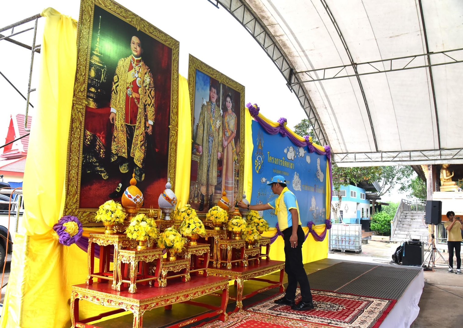 🌈ศอ.จอส.พระราชทานอำเภอเมืองสุราษฎร์ธานี
📆วันที่ 25 พฤศจิกายน 2567
🕗เวลา 09.00 น.
           🟡นายพิษณุ นวลน้อม ปลัดอำเภอหัวหน้ากลุ่มงานบริหารงานปกครอง รักษาราชการแทนนายอำเภอเมืองสุราษฎร์ธานี มอบหมายให้ นางสาวกนิษฐา หมุกแก้ว ปลัดอำเภอ และนางสาวมิญฐ์ภัทร เตชะสถิตย์ดลโชติ ปลัดอำเภอ พร้อมด้วย หัวหน้าส่วนราชการระดับอำเภอ พนักงาน เจ้าหน้าที่ สมาชิก อส.เมืองสุราษฎร์ธานี ที่ 3 และจิตอาสาภาคประชาชน เข้าร่วมกิจกรรมจิตอาสาพัฒนาและจิตอาสาบริการ เนื่องในวันที่ระลึก พระบาทสมเด็จพระมงกุฎเกล้าเจ้าอยู่หัว (วันสมเด็จพระมหาธีรราชเจ้า) ณ วัดสมหวังวนาราม ตำบลวัดประดู่ อำเภอเมืองฯ จังหวัดสุราษฎร์ธานี
           🟡โดยมี นายนันธวัช เจริญวรรณ รองผู้ว่าราชการจังหวัดสุราษฎร์ธานี เป็นประธานในกิจกรรม และมีหัวหน้าส่วนราชการ จิตอาสาพระราชทาน ข้าราชการ ทหาร ตำรวจ ผู้นำท้องที่ ท้องถิ่น และพสกนิกรทุกหมู่เหล่า เข้าร่วมกิจกรรมจำนวนมาก ซึ่งได้ร่วมกันประกอบกิจกรรมการมอบทุนการศึกษาให้กับนักเรียน การกวาดลานบริเวณวัด เพื่อปรับปรุงภูมิทัศน์ รวมถึงกิจกรรมจิตอาสาบริการ ได้แก่ การให้บริการตัดผมฟรี ถ่ายนำมันเครื่องฟรี
           🟡กิจกรรมดังกล่าวจัดขึ้น เพื่อร่วมกันแสดงออกถึงความจงรักภักดี น้อมรำลึกถึงพระมหากรุณาธิคุณ พระบาทสมเด็จพระมงกุฎเกล้าเจ้าอยู่หัว รัชกาลที่ 6 เนื่องในวันสมเด็จพระมหาธีรราชเจ้า ประจำปี 2567 เพื่อน้อมรำลึกถึงพระมหากรุณาธิคุณที่ทรงมีต่อจังหวัดสุราษฎร์ธานี พระองค์ได้เสด็จเยือนพื้นที่จังหวัดสุราษฎร์ธานี จำนวน 2 ครั้ง โดยครั้งแรกเมื่อวันพฤหัสบดีที่ 29 กรกฎาคม พ.ศ.2458 ได้ทรงพระราชทานนามใหม่ว่า เมืองสุราษฎร์ธานี เมืองแห่งคนดี พร้อมทั้งทรงเปลี่ยนนามแม่น้ำหลวง เป็นแม่น้ำตาปีในคราวเดียวกัน และ เสด็จเยือนครั้งที่ 2 เมื่อปี พ.ศ.2460 และเพื่อน้อมสำนึกในพระมหากรุณาธิคุณ ที่พระบาทสมเด็จพระปรเมนทรรามาธิบดีศรีสินทร มหาวชิราลงกรณ พระวชิรเกล้าเจ้าอยู่หัว ทรงพระราชทานโครงการจิตอาสาพระราชทาน ด้วยทรงมุ่งหวังให้พสกนิกรทุกหมู่เหล่า ปรองดอง สามัคคี ร่วมมือร่วมใจ ประกอบกิจกรรมสาธารณะเพื่อประโยชน์สุขของชุมชนส่วนรวม โดยไม่มุ่งหวังสิ่งตอบแทน