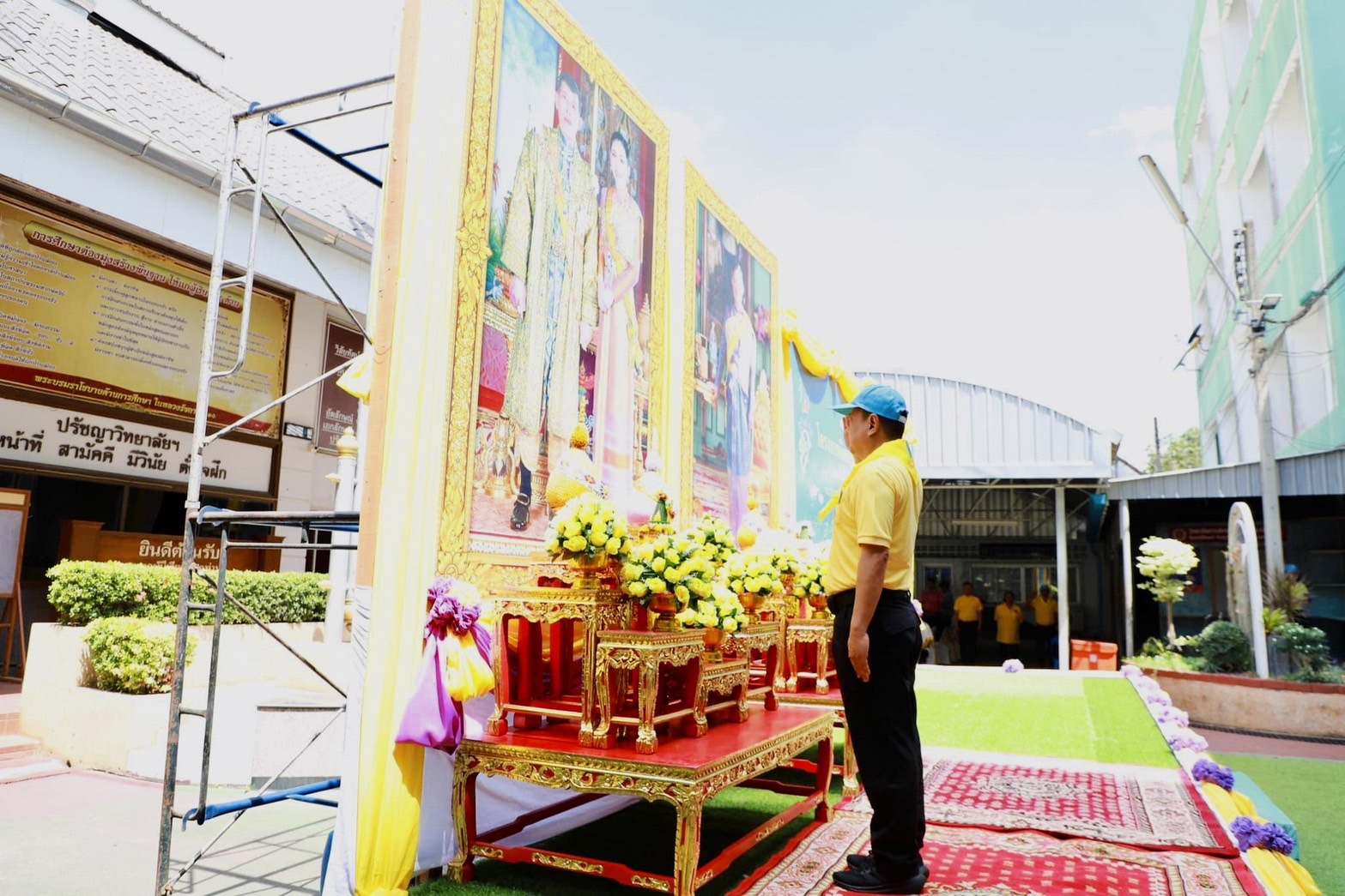 🌈อำเภอเมืองสุราษฎร์ธานี
📆วันที่ 2 เมษายน 2567
🕗เวลา 10.30 น.
            🟡นายสิทธิชัย ไทยเจริญ นายอำเภอเมืองสุราษฎร์ธานี มอบหมายให้ นางสาวกนิษฐา หมุกแก้ว ปลัดอำเภอสำนักงานอำเภอ พร้อมด้วย พนักงานราชการ สมาชิกกองร้อย อส.เมืองสุราษฎร์ธานี ที่ 3 และนักศึกษาฝึกประสบการณ์ ร่วมกิจกรรมจิตอาสาพัฒนาเนื่องในคล้ายวันพระราชสมภพ สมเด็จพระกนิษฐาธิราชเจ้า กรมสมเด็จพระเทพรัตนราชสุดาฯ สยามบรมราชกุมารี 2 เมษายน 2567 ที่วิทยาลัยสารพัดช่างสุราษฎร์ธานี อำเภอเมืองฯ จังหวัดสุราษฎร์ธานี 
            🟡กิจกรรมประกอบด้วย การทำความสะอาด พัฒนาพื้นที่และภูมิทัศน์บริเวณวิทยาลัยสารพัดช่างสุราษฎร์ธานี และพื้นที่ใกล้เคียง การให้บริการซ่อมเครื่องมือเครื่องใช้ไฟฟ้าโดยนักศึกษาของวิทยาลัยฯ พร้อมกันนี้ ยังมีการมอบทุนจำนวน 10 ทุน และ การมอบคอมพิวเตอร์สำหรับคนพิการ เพื่อถวายเป็นพระราชกุศลอีกด้วย
            🟡โดยมีนายเจษฎา จิตรัตน์ ผู้ว่าราชการจังหวัดสุราษฎร์ธานี เป็นประธานในพิธี เพื่อแสดงออกถึงความจงรักภักดีและน้อมสำนึกในพระมหากรุณาธิคุณสมเด็จพระกนิษฐาธิราชเจ้า กรมสมเด็จพระเทพรัตนราชสุดาฯ สยามบรมราชกุมารี ที่ทรงมีพระวิริยะอุตสาหะ และพระราชปณิธานอันแน่วแน่ ในการบำเพ็ญพระราชกรณียกิจ ด้วยพระราชหฤทัยเปี่ยมด้วยพระเมตตากรุณา เพื่อบำบัดทุกข์ บำรุงสุขเป็นที่ประจักษ์อยู่ในดวงใจของพสกนิกรชาวไทยตลอดมา 💜🇹🇭