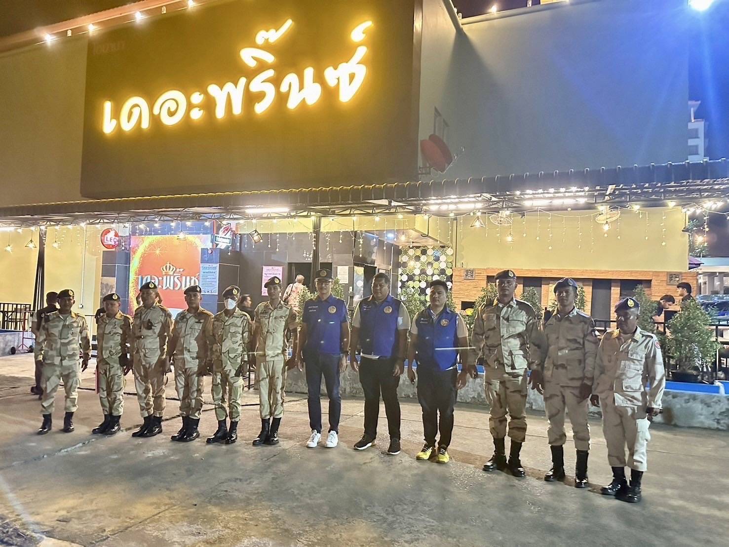 🌈อำเภอเมืองสุราษฎร์ธานี
📆วันที่ 29 มีนาคม 2567
🕗เวลา 22.00 น.
             🔷ภายใต้การอำนวยการของ นายเจษฎา จิตรัตน์ ผู้ว่าราชการจังหวัดสุราษฎร์ธานี , นายนันธวัช  เจริญวรรณ รองผู้ว่าราชการจังหวัดสุราษฎร์ธานี , ว่าที่ร้อยโท สมชาย เรืองจันทร์ ปลัดจังหวัดสุราษฎร์ธานี , นายสิทธิชัย ไทยเจริญ นายอำเภอเมืองสุราษฎร์ธานี , นายปัญญาศักดิ์ กั่งเซ่ง ป้องกันจังหวัดสุราษฎร์ธานี สั่งการให้ นายหมวดเอก ฉัตรชัย รักรณรงค์ ผู้บังคับกองร้อยอาสารักษาดินแดนจังหวัดสุราษฎร์ธานี ที่ 1 พร้อมด้วยชุดปฏิบัติการพิเศษป้องกันและปราบปรามการกระทำความผิดตามนโยบายผู้ว่าราชการจังหวัดสุราษฎร์ธานี (ฉก.ท่าเพชร) จำนวน 13 นาย  บูรณาการร่วมฝ่ายปกครองอำเภอเมืองสุราษฎร์ธานี นำโดยนายชานิศ ทองสวัสดิ์  และ ส.ต.อ. สุริยา ชูรินทร์ ปลัดอำเภอฝ่ายความมั่นคง และสมาชิก อส.ร้อย อส.อ.เมือง 3 จำนวน 9 นาย ออกจัดระเบียบสังคม ตามข้อสั่งการของกระทรวงมหาดไทย
             🔷ในการนี้ ได้เข้าทำการตรวจสอบ  แนะนำ สถานประกอบการ ฯ จำนวน 10 แห่ง ดังนี้
              1. ร้านเดอะพริ้นซ
              2. ร้านยันหว่าง
              3. ร้าน BLOOM
              4. ร้านชม
              5. ร้านเมามาย
              6. ร้าน Sound About มิวสิค บาร์
              7. ร้านเทอ
              8. ร้านฟีนิกซ์
              9. ร้านเจริญสุขบาร์
            10. ร้านเสือ
            🔷ผลการตรวจสอบฯ ไม่พบการกระทำความผิด พร้อมกันนี้ ได้กำชับ และเน้นย้ำ ให้ผู้ประกอบการ เปิด-ปิด ตามเวลาที่กฎหมายกำหนด กวดขันการพกพาอาวุธ ห้ามเเด็กอายุต่ำกว่า 20 ปี เข้าใช้บริการ การมั่วสุมเสพยาเสพติด และการกระทำอันเป็นความผิดฐานค้ามนุษย์