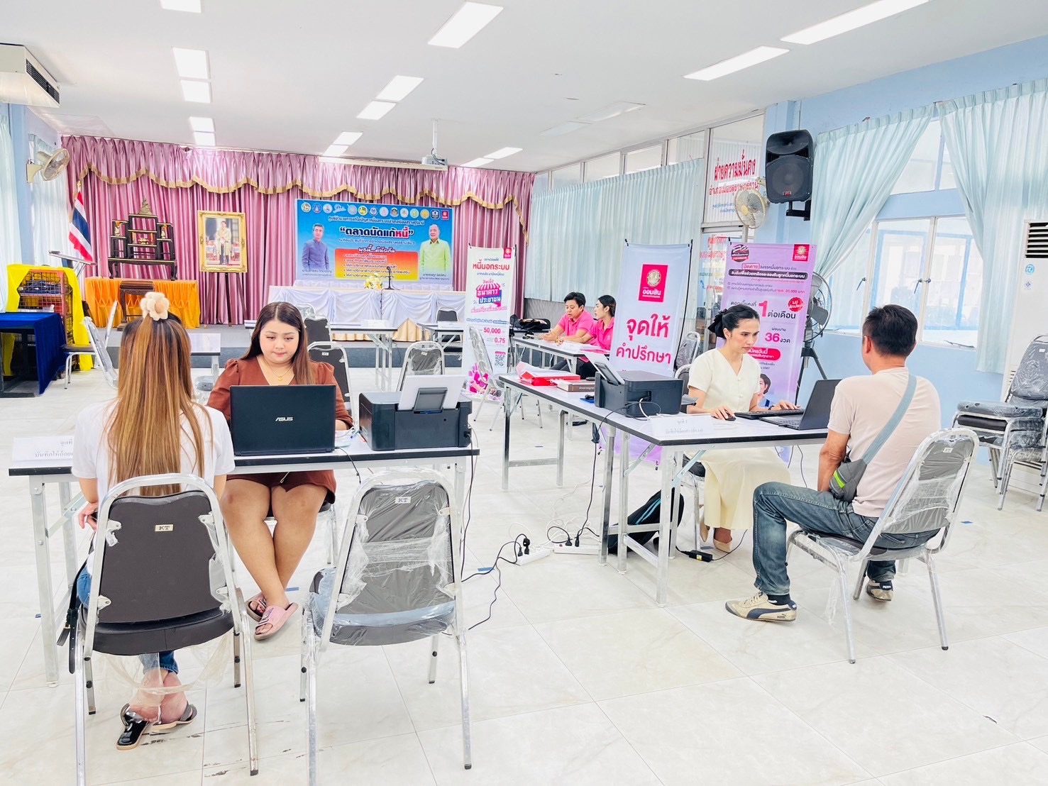 🌈อำเภอเมืองสุราษฎร์ธานี
📆วันที่ 27 มีนาคม 2567
🕗เวลา 09.00 - 16.00 น.
             🔶ภายใต้การอำนวยการของนายสิทธิชัย ไทยเจริญ นายอำเภอเมืองสุราษฎร์ธานี ได้มอบหมายให้ นางสาวปรีหทัย บุญทอง ปลัดอำเภอศูนย์ดำรงธรรมอำเภอ พร้อมด้วย นางสาวช่อลิดา จินุพงศ์ เจ้าหน้าที่ศูนย์ฯ จัดกิจกรรมตลาดนัดแก้หนี้ ณ ห้องประชุมที่ว่าการอำเภอเมืองสุราษฎร์ธานี ชั้น 3 โดยมีหน่วยงานเข้าร่วมกิจกรรม ดังนี้ 1.ธนาคารออมสิน สาขา ถนนราษฎร์อุทิศ 2.สภ.ขุนทะเล
             🔶ผลการดำเนินการปรากฎ ดังนี้
✅จำนวนลูกหนี้ที่เข้าร่วมกิจกรรม 18 ราย
✅จำนวนเจ้าหนี้ที่เข้าร่วมกิจกรรม  1 ราย
✅จำนวนข้อพิพาทที่ลูกหนี้เจ้าหนี้สมัครใจเข้าไกล่เกลี่ย 1 ราย
✅จำนวนข้อพิพาทที่สามารถตกลงไกล่เกลี่ยข้อพิพาทกันได้ 1 ราย
✅มูลหนี้ก่อนไกล่เกลี่ย จำนวน 70,000 บาท
✅มูลหนี้หลังไกล่เกลี่ย จำนวน 70,000 บาท
✅ส่งสถาบันการเงิน/แหล่งเงินกู้ดอกเบี้ยต้ำ หลังไกล่เกลี่ยสำเร็จ
      จำนวน   1 ราย
✅ส่งเสริมอาชีพจำนวน 0 ราย
✅ลูกหนี้ประสงค์หาแหล่งเงินกู้เท่านั้น จำนวน  11 ราย
✅ลูกหนี้นัดเจรจาไกล่เกลี่ย จำนวน 2 ราย
✅ขอถอนเรื่อง จำนวน 4 ราย