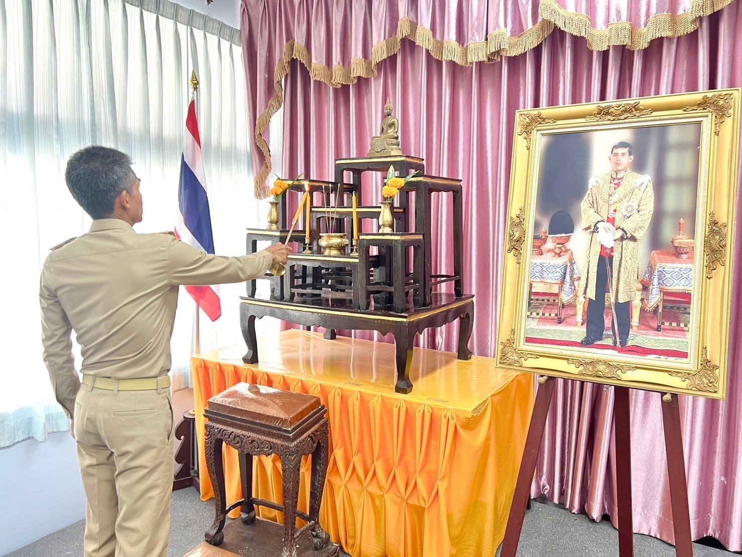 🌈อำเภอเมืองสุราษฎร์ธานี
📆วันที่ 4 มีนาคม 2567
🕗เวลา 09.00 - 12.00 น.
              นายสิทธิชัย ไทยเจริญ นายอำเภอเมืองสุราษฎร์ธานี เป็นประธานในการประชุมกำนันผู้ใหญ่บ้านฯลฯ ประจำเดือนมีนาคม 2567 โดยมีหัวหน้าส่วนราชการ ปลัดอำเภอ กำนัน ผู้ใหญ่บ้าน ผู้ช่วยผู้ใหญ่บ้าน สารวัตรกำนัน และแพทย์ประจำตำบล เข้าร่วมประชุมโดยพร้อมเพรียงกัน
              วาระการประชุมสำคัญ (โดยสังเขป) มีดังนี้
              1.การแนะนำตัวข้าราชการย้ายมาใหม่
              2.การประดับเครื่องหมาย และมอบหนังสือแสดงหลักฐานการเป็น
                 ผู้ใหญ่บ้าน ผู้ช่วยผู้ใหญ่บ้าน
              3.การมอบเกียรติบัตรให้แก่ผู้ประกอบคุณงามความดี
              4.การชี้แจงข้อราชการ ของนายอำเภอ ปลัดอำเภอ และส่วน
                ราชการต่าง ๆ 
              การประชุมเป็นไปด้วยความสงบเรียบร้อย ผู้เข้าร่วมการประชุมมีความตั้งใจเพื่อรับฟังข้อสั่งการตามนโยบายสำคัญของผู้บังคับบัญชาและนำไปปฏิบัติเพื่อประโยชน์ทางราชการต่อไป