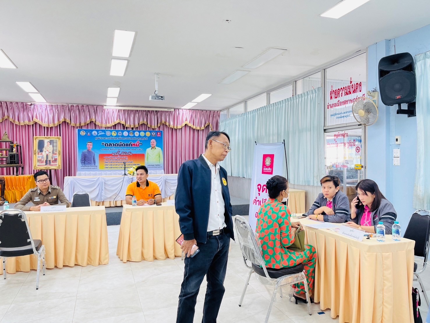 🌈อำเภอเมืองสุราษฎร์ธานี
📆วันที่ 15 กุมภาพันธ์ 2567
🕗เวลา 09.00 - 12.00 น.
              ภายใต้การอำนวยการของ นายสิทธิชัย ไทยเจริญ นายอำเภอเมืองสุราษฎร์ธานี มอบหมายให้นายเลอชาย สยังกูล ปลัดอำเภอหัวหน้ากลุ่มงานบริหารงานปกครอง และนางสาวปรีหทัย บุญทอง ปลัดอำเภองานศูนย์ดำรงธรรมอำเภอ พร้อมด้วยเจ้าหน้าที่ปกครอง จัดกิจกรรม “ตลาดนัดแก้หนี้” ณ ห้องประชุมที่ว่าการอำเภอเมืองสุราษฎร์ธานี ชั้น 3 
              ซึ่งมีเจ้าหน้าที่ตำรวจ สภ.เมืองสุราษฎร์ธานี สภ.ขุนทะเล เจ้าหน้าที่ธนาคารออมสิน และธนาคาร ธกส. เข้าร่วมกิจกรรม
              โดยสรุปผลการดำเนินการได้ ดังนี้
         🔸มีลูกหนี้ที่ลงทะเบียนหนี้นอกระบบไว้ เข้าร่วมกิจกรรมจำนวน 14 ราย แยกออกเป็น
         🔺ลูกหนี้ให้ถ้อยคำ (สอบ ปค.14) บันทึกเรื่อง เพื่อขอสินเชื่อจากธนาคารออมสิน และ ธนาคาร ธกส. จำนวน 14 ราย
         🔺ลูกหนี้และเจ้าหนี้เข้าสู่กระบวนการไกล่เกลี่ยประนีประนอมข้อพิพาท สำเร็จ จำนวน 1 ข้อพิพาท มูลหนี้ก่อนไกล่เกลี่ย 50,000 บาท ดอกเบี้ย 1,500 บาท/เดือน มูลหนี้หลังไกล่เกลี่ย 50,000 บาท โดยไม่คิดดอกเบี้ย