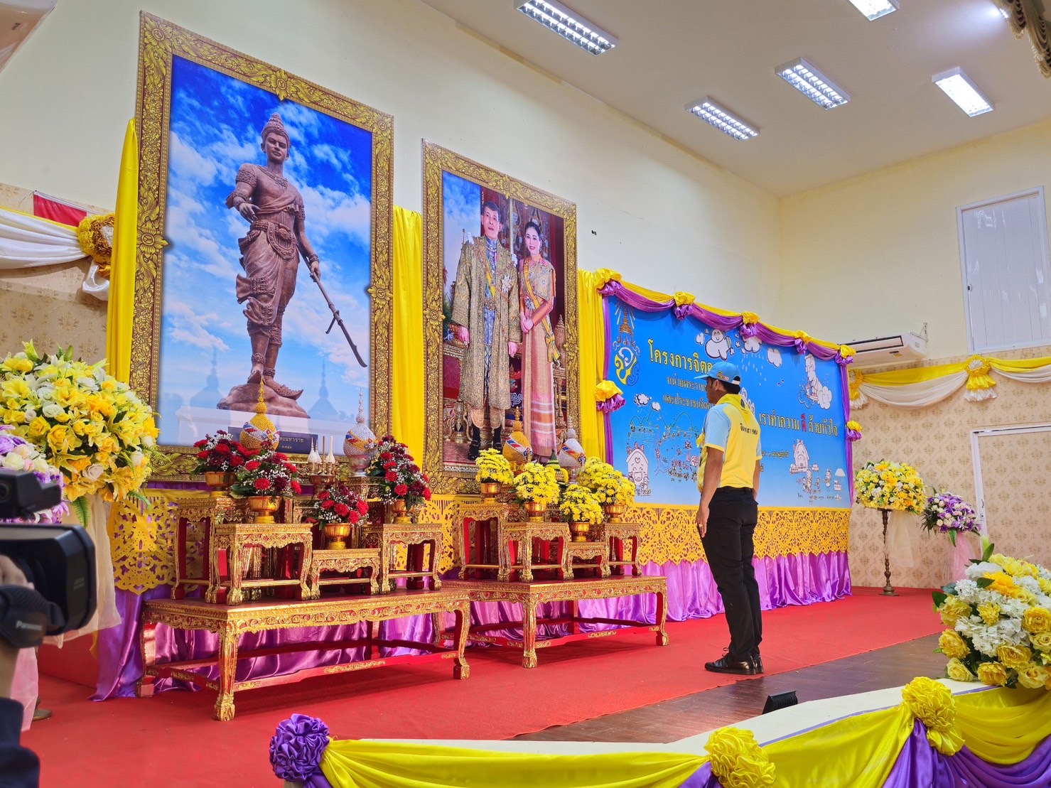 🌈อำเภอเมืองสุราษฎร์ธานี
📆วันที่ 17 มกราคม 2567
🕗เวลา 09.00 น.
              นายสิทธิชัย ไทยเจริญ ผอ.ศอ.จอส.พระราชทานอำเภอเมืองสุราษฎร์ธานี มอบหมายให้ ส.ต.อ. สุริยา ชูรินทร์ ปลัดอำเภอฝ่ายความมั่นคง และนางสาวกนิษฐา หมุกแก้ว ปลัดอำเภอสำนักงานอำเภอ พร้อมด้วย พนักงานราชการและสมาชิก อส. ร่วมกิจกรรมจิตอาสาพัฒนาเนื่องในวันพ่อขุนรามคำแหงมหาราช 17 มกราคม 2567 ณ โรงเรียนมัธยมพัชรกิติยาภา 3 ต.ขุนทะเล อ.เมืองฯ กิจกรรมประกอบด้วย การพัฒนาปรับปรุงภูมิทัศน์ การมอบทุนการศึกษา การปลูกต้นไม้ การฉีดล้างทำความสะอาดบริเวณโรงเรียน สถานศึกษาให้มีความสะอาดและเพื่อแสดงออกถึงความจงรักภักดี ถวายเป็นพระราชกุศลและน้อมสำนึกในพระมหากรุณาธิคุณ 
             โดยมีนายนันธวัช เจริญวรรณ รอง ผอ.ศอ.จอส.พระราชทานจังหวัดสุราษฎร์ธานี เป็นประธานในพิธี