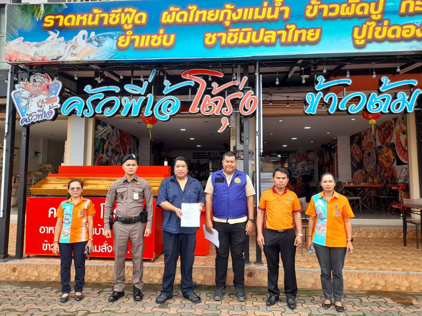 🌈อำเภอเมืองสุราษฎร์ธานี
📆วันที่ 30 พฤศจิกายน 2566 
🕗เวลา 13.30 น.
             นายสิทธิชัย ไทยเจริญ นายอำเภอเมืองสุราษฎร์ธานี และนายเลอชาย สยังกูล ปลัดอำเภอหัวหน้ากลุ่มงานบริหารงานปกครอง ได้มอบหมายให้ นายชานิศ ทองสวัสดิ์ ปลัดอำเภอฝ่ายความมั่นคง บูรณาการร่วมกับวัฒนธรรมจังหวัดสุราษฎร์ธานี เจ้าหน้าที่ตำรวจ สภ.เมืองสุราษฎร์ธานี ตรวจสถานประกอบกิจการตามพระราชบัญญัติภาพยนตร์และวีดิทัศน์ พ.ศ. 2551  จำนวน 2 ราย ได้แก่
            1. ร้านครัวพี่เอ้โต้รุ่ง ม.4 ต.มะขามเตี้ย
            2. ร้านชมจันทร์ ม.4 ต.มะขามเตี้ย
            ผลการตรวจสอบเป็นไปด้วยความเรียบร้อย เจ้าพนักงานจึงได้กำชับให้ผู้ประกอบการปฏิบัติตามระเบียบข้อสั่งการอย่างเคร่งครัดต่อไป
