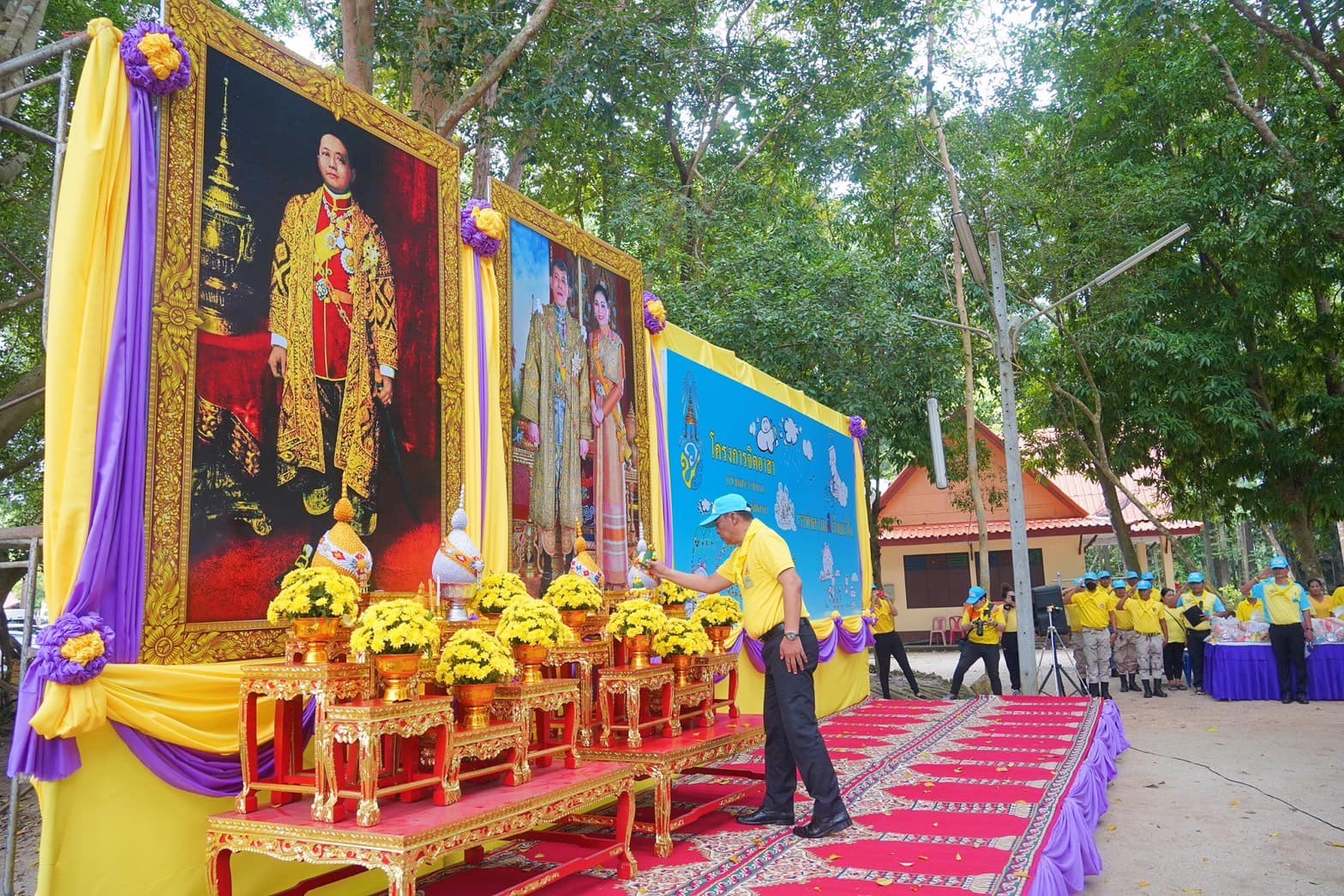 🌈อำเภอเมืองสุราษฎร์ธานี
📆วันที่ 25 พฤศจิกายน 2566 
🕗เวลา 09.00 - 12.00 น.
              นายสิทธิชัย ไทยเจริญ นายอำเภอเมืองสุราษฎร์ธานี/ผู้อำนวยการศูนย์อำนวยการจิตอาสาพระราชทานอำเภอเมืองสุราษฎร์ธานี มอบหมายให้ นายชานิศ ทองสวัสดิ์ ปลัดอำเภอฝ่ายความมั่นคง ส.ต.อ.สุริยา ชูรินทร์ ปลัดอำเภองานสำนักงานอำเภอ และนายพิเชษฐ เริ่มสุกรีย์  พร้อมด้วยสมาชิกอาสารักษาดินแดนกองร้อยที่ 3 เข้าร่วมกิจกรรมจิตอาสาพัฒนาและกิจกรรมจิตอาสาบริการประชาชน เนื่องในวันที่ระลึก พระบาทสมเด็จพระมงกุฎเกล้าเจ้าอยู่หัว (วันสมเด็จพระมหาธีรราชเจ้า) ณ วัดศานติ-ไมตรี ตำบลขุนทะเล อำเภอเมืองสุราษฎร์ธานี จังหวัดสุราษฎร์ธานี โดยกิจกรรมประกอบด้วย จิตอาสาบริการประชาชน  เปลี่ยนถ่ายน้ำมันเครื่องรถจักรยานยนต์ ตรวจเช็ครถยนต์ รถจักรยานยนต์ และ จิตอาสาพัฒนาวัดศานติ-ไมตรี 
             โดยมีนายมนตรา พรมสินธุ รองผู้ว่าราชการจังหวัดสุราษฎร์ธานี/รองผู้อำนวยการศูนย์อำนวยการจิตอาสาพระราชทานจังหวัดสุราษฎร์ธานี เป็นประธานพิธี