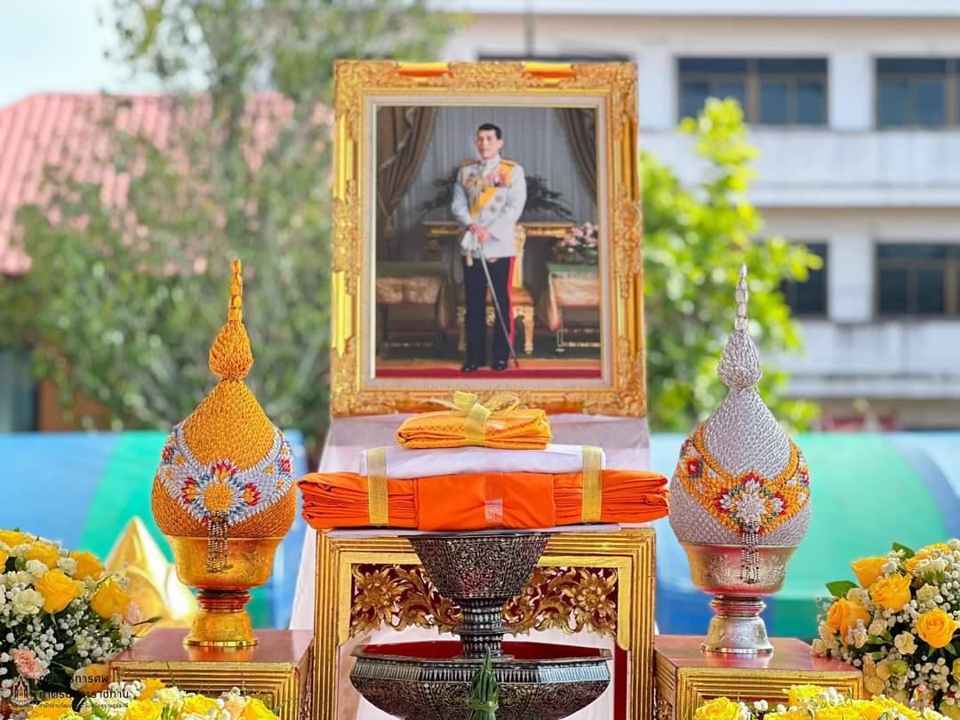 🌈อำเภอเมืองสุราษฎร์ธานี
📆วันที่ 11 พฤศจิกายน 2566 
🕗เวลา 10.10 น.
      นายสิทธิชัย  ไทยเจริญ  นายอำเภอเมืองสุราษฎร์ธานี มอบหมายให้ ส.ต.อ.สุริยา ชูรินทร์ ปลัดอำเภอ (เจ้าพนักงานปกครองปฏิบัติการ) เข้าร่วมพิธีถวายผ้ากฐินพระราชทาน ประจำปี พุทธศักราช 2566 เนื่องในโอกาส พระบาทสมเด็จพระเจ้าอยู่หัว ทรงพระกรุณาโปรดเกล้าโปรดกระหม่อม พระราชทานผ้าพระกฐินให้นายแพทย์ปกรณ์ นางกาญจนา อภิชนาพงศ์ นำมาทอดถวายแด่พระสงฆ์จำพรรษากาลถ้วนไตรมาส ณ ที่ชุมนุมสงฆ์วัดธรรมบูชา พระอารามหลวง
     โดยมีนายแพทย์ปกรณ์ อภิชนาพงศ์ เป็นประธานในพิธีถวายผ้าพระกฐินพระราชทาน ซึ่งมีพระราชไพศาลมุนี ที่ปรึกษาเจ้าคณะภาค ๑๖ ธรรมยุต เจ้าอาวาสวัดธรรมบูชา พระอารามหลวง เป็นประธานสงฆ์ และมีนายมนตรา พรมสินธุ รองผู้ว่าราชการจังหวัดสุราษฎร์ธานี หัวหน้าส่วนราชการ พ่อค้า ประชาชน เข้าร่วมพิธี ณ พระอุโบสถวัดธรรมบูชา พระอารามหลวง อำเภอเมืองฯ จังหวัดสุราษฎร์ธานี