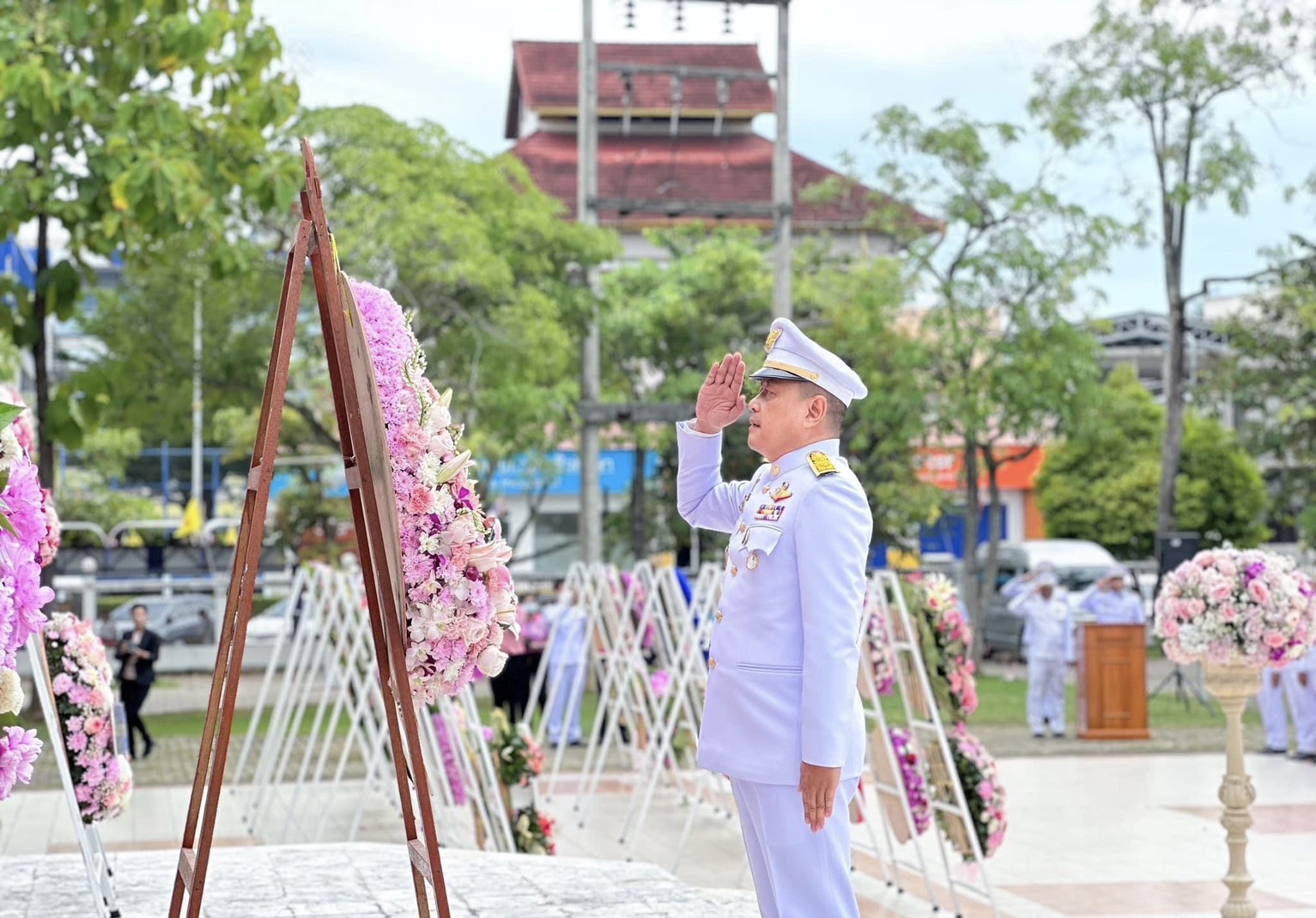 🌈อำเภอเมืองสุราษฎร์ธานี
    🌸🇹🇭วันที่ 23 ตุลาคม 2566  เวลา 08.00 น. นายสิทธิชัย ไทยเจริญ นายอำเภอเมืองสุราษฎร์ธานี พร้อมด้วยหัวหน้าส่วนราชการ หัวหน้าหน่วยงานรัฐวิสาหกิจ ปลัดอำเภอ ผู้บริหารองค์กรปกครองส่วนท้องถิ่น ในพื้นที่ เข้าร่วมพิธีวางพวงมาลาเพื่อน้อมรำลึกในพระมหากรุณาธิคุณเนื่องในวันคล้ายวันสวรรคต พระบาทสมเด็จพระจุลจอมเกล้าเจ้าอยู่หัว ณ ลานหน้าพระบรมราชานุสาวรีย์พระบาทสมเด็จพระจุลจอมเกล้าเจ้าอยู่หัว บริเวณสนามศาลากลางจังหวัดสุราษฏร์ธานี
       โดยมีนายเจษฎา จิตรัตน์ ผู้ว่าราชการจังหวัดสุราษฎร์ธานี เป็นประธานในพิธีฯ