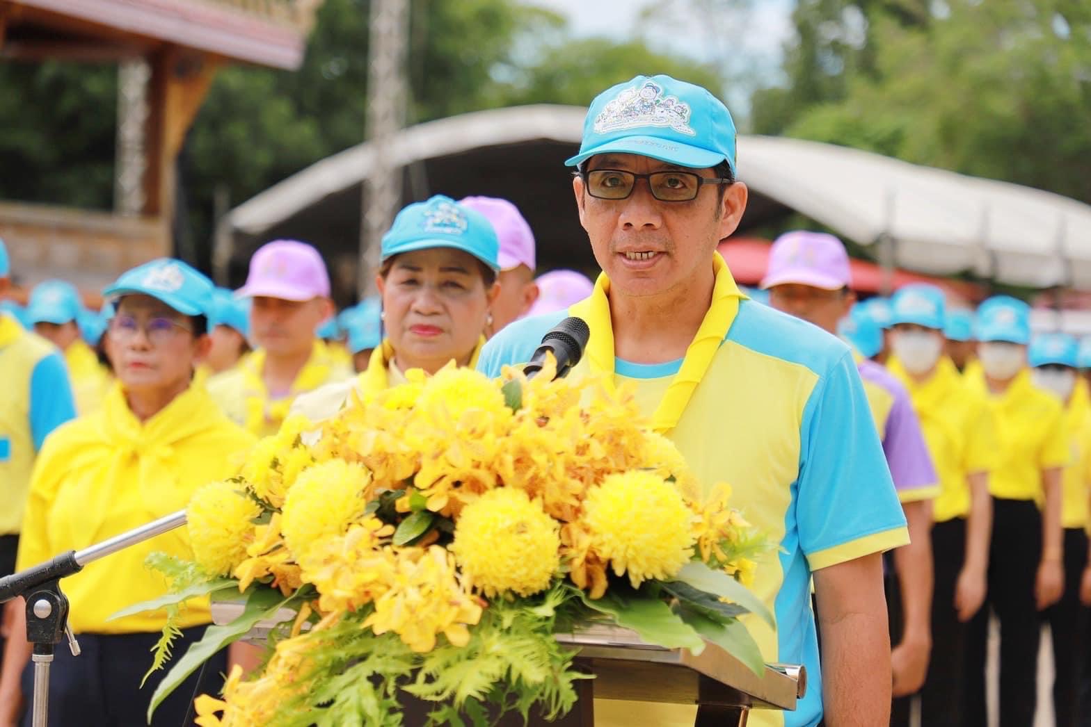 🌈อำเภอเมืองสุราษฎร์ธานี
      🔶วันนี้ (18 ตุลาคม 2566) เวลา 10.00 น. นายสิทธิชัย ไทยเจริญ นายอำเภอเมืองสุราษฎร์ธานี มอบหมายให้นายชานิศ ทองสวัสดิ์ ปลัดอำเภอ นางสาวปรีหทัย บุญทอง ปลัดอำเภอ พร้อมด้วยหัวหน้าส่วนราชการระดับอำเภอ ผู้บริหารองค์กรปกครองส่วนท้องถิ่น กำนัน ผู้ใหญ่บ้านฯลฯ สมาชิกกองอาสารักษาดินแดนอำเภอเมืองฯ นักเรียน และประชาชนจิตอาสาในพื้นที่ เข้าร่วมกิจกรรมจิตอาสาพัฒนาและจิตอาสาบริการประชาชน เนื่องในวันคล้ายวันพระบรมราชสมภพ พระบาทสมเด็จพระปรเมนทรมหามงกุฎ พระจอมเกล้าเจ้าอยู่หัว ณ วัดสมหวังวนาราม ตำบลวัดประดู่ อำเภอเมืองสุราษฎร์ธานี จังหวัดสุราษฎร์ธานี
     โดยมีนายนันธวัช เจริญวรรณ รองผู้ว่าราชการจังหวัดสุราษฎร์ธานี/รองผู้อำนวยการศูนย์อำนวยการจิตอาสาพระราชทาน จังหวัดสุราษฎร์ธานี เป็นประธานในพิธีฯ