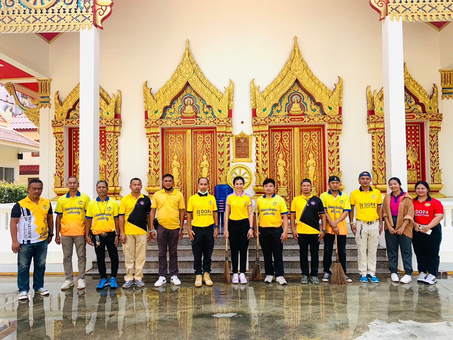 🌈อำเภอเมืองสุราษฎร์ธานี
          วันที่ 16 ตุลาคม 2566 เวลา  09.30 น. นายสิทธิชัย ไทยเจริญ นายอำเภอเมืองสุราษฎร์ธานี มอบหมายให้นางสาวปรีหทัย บุญทอง ปลัดอำเภอ พร้อมพนักงานราชการ สมาชิก อส. และนักศึกษาฝึกงาน ร่วมทำความสะอาดภายในและภายนอกพระอุโบสถ วัดไตรธรรมาราม พระอารามหลวง เพื่อเตรียมการสำหรับพิธีเชิญหิรัญบัฏ พระพรหมวชิรเมธาจารย์ เจ้าคณะภาค 16 เจ้าอาวาสวัดไตรธรรมาราม พระอารามหลวง ในวันพุธที่ 18 ตุลาคม 2566 ณ พระอุโบสถวัดไตรธรรมาราม ตำบลตลาด อำเภอเมืองสุราษฎร์ธานี จังหวัดสุราษฎร์ธานี