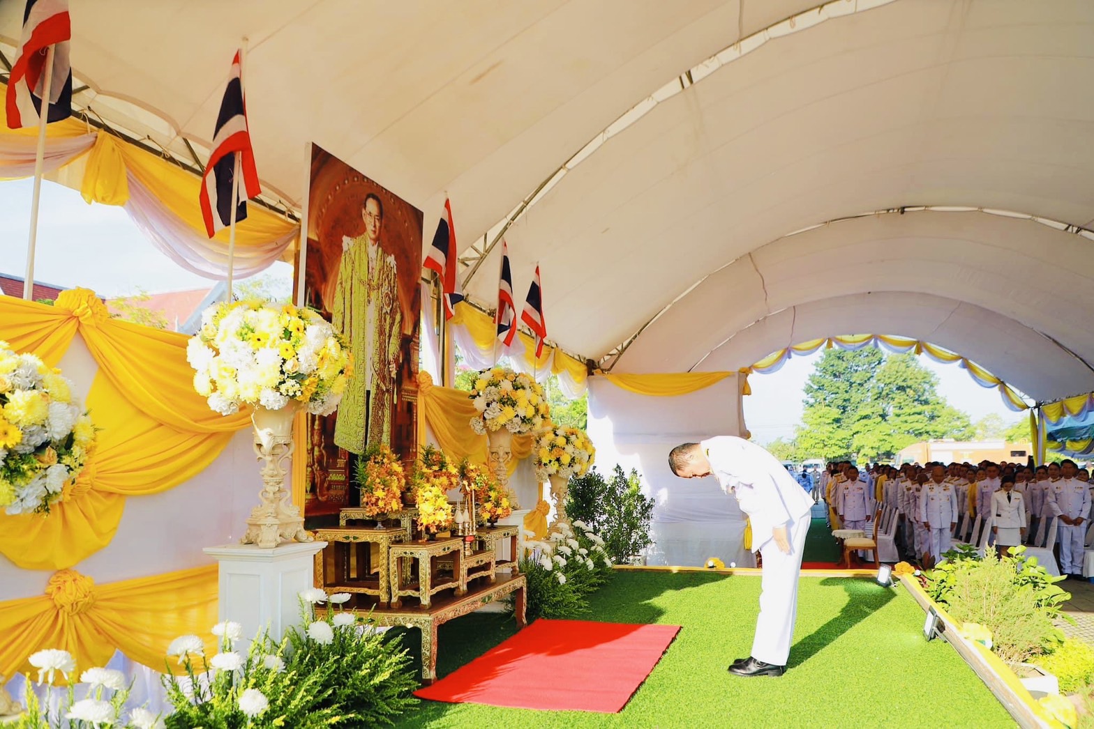 🌈อำเภอเมืองสุราษฎร์ธานี
    🟡🇹🇭วันที่ 13 ตุลาคม 2566  นายสิทธิชัย ไทยเจริญ นายอำเภอเมืองสุราษฎร์ธานี และนางวรรณรดา ไทยเจริญ ภริยา พร้อมด้วยหัวหน้าส่วนราชการ หัวหน้าหน่วยงานรัฐวิสาหกิจ ปลัดอำเภอ ผู้บริหารองค์กรปกครองส่วนท้องถิ่น กำนัน ผู้ใหญ่บ้าน ฯลฯ และประชาชน จิตอาสาพระราชทานในพื้นที่ เข้าร่วมกิจกรรมเนื่องในวันนวมินทรมหาราช 13 ตุลาคม 2566 เพื่อน้อมรำลึกในพระมหากรุณาธิคุณ พระบาทสมเด็จพระบรมชนกาธิเบศร มหาภูมิพลอดุยเดชมหาราช บรมนาถบพิตร ซึ่งประกอบด้วยกิจกรรม ดังนี้
🔶เวลา 07.00 น. พิธีทำบุญตักบาตรถวายพระราชกุศล ณ สนามหน้าศาลากลางจังหวัดสุราษฎร์ธานี
🔶เวลา 08.00 น. พิธีวางพวงมาลาถวายราชสักการะ ณ อาคารศูนย์กลางการประชุมสัมมนาภาคใต้ตอนบน ศาลากลางจังหวัดสุราษฎร์ธานี
🔶เวลา 11.00 น. กิจกรรมจิตอาสาพัฒนาและจิตอาสาบริการประชาชน ณ สวนสาธารณะบึงขุนทะเล 
       โดยมีนายเจษฎา จิตรัตน์ ผู้ว่าราชการจังหวัดสุราษฎร์ธานี เป็นประธานในพิธีฯ