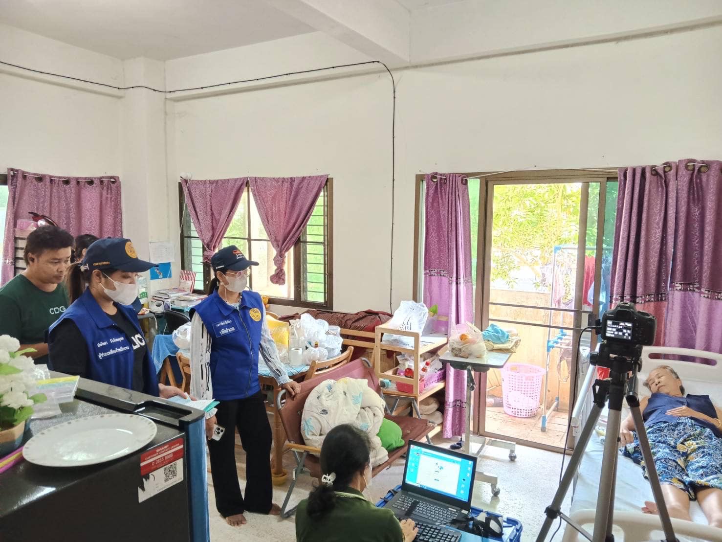 เมื่อวันที่ 30สิงหาคม 2566 เวลา 8.30 น.
นายสิทธิชัย ไทยเจริญ นายอำเภอเมืองสุราษฎร์ธานี มอบหมายให้ กลุ่มงานทะเบียนและบัตร อำเภอเมืองสุราษฎร์ธานี ร่วมกับศูนย์บริหารการทะเบียนสาขาสุราษฎร์ธานี ได้ออกให้บริการจัดทำบัตรประจำตัวประชาชนผู้ป่วยติดเตียง คนชราและผู้พิการ จำนวน  2 ราย