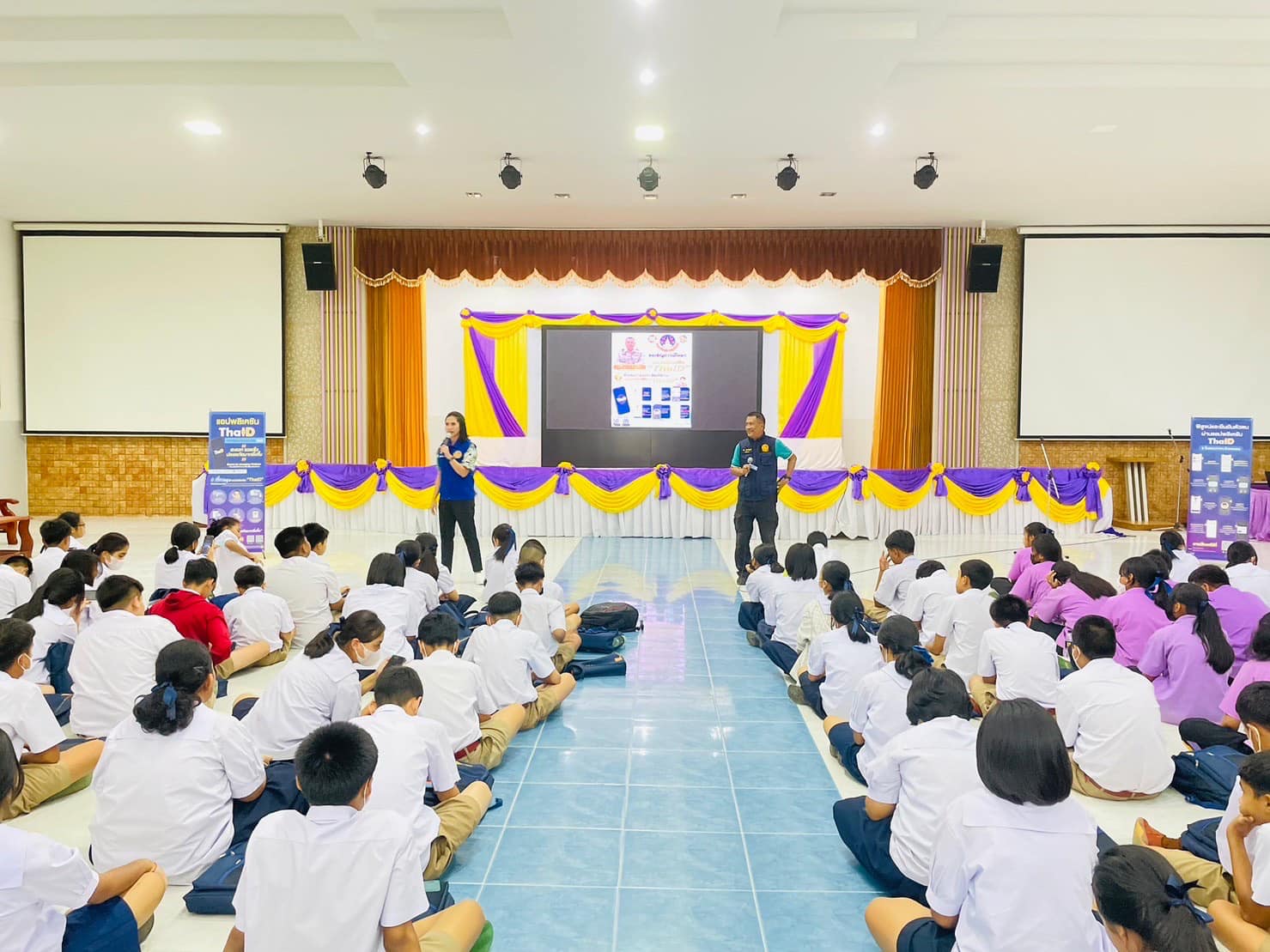 🔶เมื่อวันที่ 29 ส.ค. 66 เวลา 11.30 - 14.00 น. นายสิทธิชัย ไทยเจริญ นายอำเภอเมืองสุราษฎร์ธานี มอบหมายให้ นายอัธ วังสะวิบูลย์ ปลัดอำเภองานสำนักงานอำเภอ, นางสาวปรีหทัย บุญทอง ปลัดอำเภอฝ่ายอำนวยความเป็นธรรม และนักศึกษาฝึกวิชาชีพ ลงพื้นที่ขับเคลื่อนการลงทะเบียนใช้งานแอปพลิเคชัน “ThalD” หรือ “ไทยดี” ด้วยการประชาสัมพันธ์ แนะนำประโยชน์และวิธีการลงทะเบียน ให้แก่คณะครูและนักเรียนชั้นมัธยมศึกษาปีที่ 1-3 โรงเรียนเมืองสุราษฎร์ธานี อำเภอเมืองสุราษฎร์ธานี
 จึงเรียนมาเพื่อโปรดทราบ