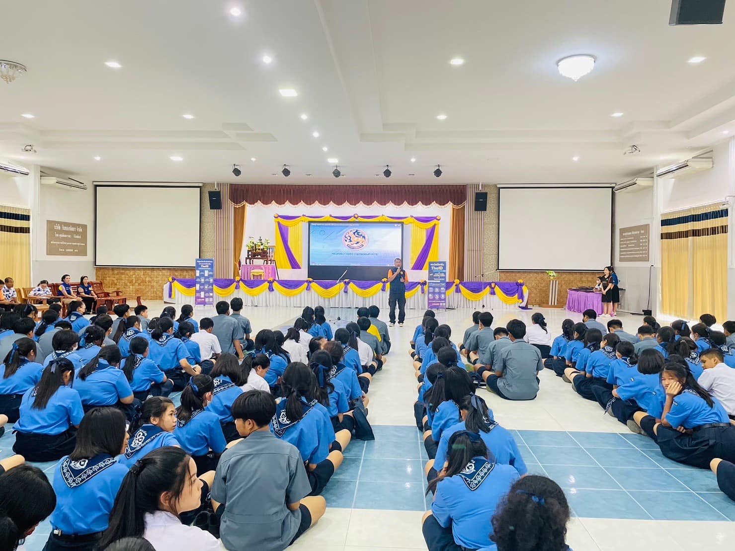 🌈อ.เมืองสุราษฎร์ธานี
       🔶เมื่อวันที่ 24 ส.ค. 66 เวลา 11.30 - 14.00 น. นายสิทธิชัย ไทยเจริญ นายอำเภอเมืองสุราษฎร์ธานี มอบหมายให้ นายอัธ วังสะวิบูลย์ ปลัดอำเภองานสำนักงานอำเภอ, นางสาวเนาวรัตน์ มีเพียร ปลัดอำเภอฝ่ายทะเบียนและบัตร, นางสาวปรีหทัย บุญทอง ปลัดอำเภอฝ่ายอำนวยความเป็นธรรม และนักศึกษาฝึกวิชาชีพ ลงพื้นที่ขับเคลื่อนการลงทะเบียนใช้งานแอปพลิเคชัน “ThalD” หรือ “ไทยดี” ด้วยการประชาสัมพันธ์ แนะนำประโยชน์และวิธีการลงทะเบียน ให้แก่คณะครูและนักเรียนชั้นมัธยมศึกษาปีที่ 4-6 ณ โรงเรียนเมืองสุราษฎร์ธานี อำเภอเมืองสุราษฎร์ธานี