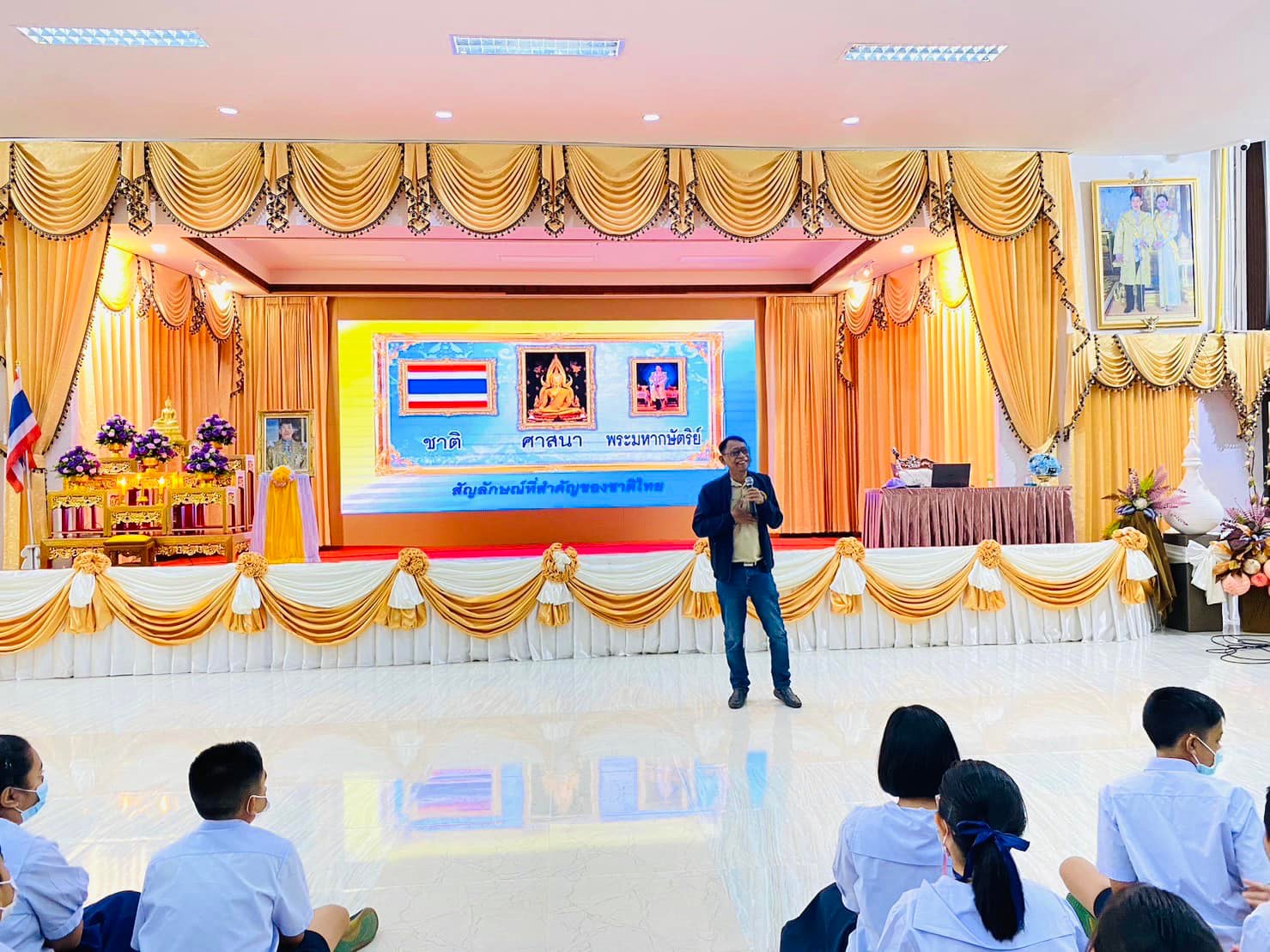 📣อ.เมืองสุราษฎร์ธานี
       💛วันนี้ (27 มิ.ย. 66) นายสิทธิชัย ไทยเจริญ นายอำเภอเมืองสุราษฎร์ธานี มอบหมายให้ นายเลอชาย สยังกูล ปลัดอำเภอหัวหน้ากลุ่มงานบริหารงานปกครอง พร้อมด้วยนางสาวปรีหทัย บุญทอง ปลัดอำเภองานสำนักงานอำเภอ, นายชานิศ ทองสวัสดิ์ ปลัดอำเภอฝ่ายทะเบียนและบัตร, นางสาวเนาวรัตน์ มีเพียร ปลัดอำเภอ และนายกิตติพงศ์ หยูนิษ ปลัดอำเภองานทะเบียนและบัตร ลงพื้นที่ขับเคลื่อนประชาสัมพันธ์การลงทะเบียนใช้งานแอปพลิเคชัน “ThalD” หรือ “ไทยดี” ในพื้นที่อำเภอเมืองสุราษฎร์ธานี ดังนี้
🔸เวลา 08.00 น. ประชาสัมพันธ์ให้แก่ข้าราชการทหาร และกำลังพล ณ ลานรวมพลกรมทหารราบที่ 25 ค่ายวิภาวดีรังสิต
🔸เวลา 10.00 น. ประชาสัมพันธ์ให้แก่คณะครูและนักเรียน ชั้น ม.1 โรงเรียนสุราษฎร์พิทยา
🔸เวลา 13.00 น. ประชาสัมพันธ์ให้แก่คณะครูและนักเรียน ชั้น ม.4 โรงเรียนสุราษฎร์พิทยา